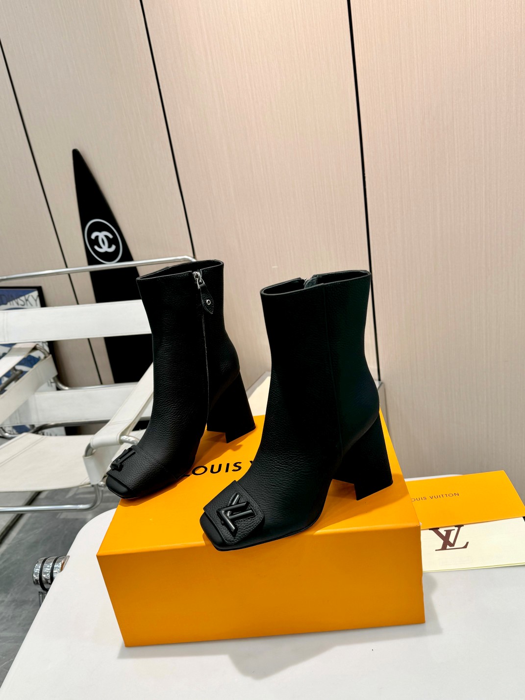 NO:484060,LV top luxury latest autumn and winter counter latest catwalk boots official website series, synchronous update, top version 6-inch boots, perfect last + large V buckle electroplating two-layer design, recreation of classic, craftsmanship and complexity, invisible zipper design is simple and elegant, more elegant and elegant, electric embroidery bag heel design, walking without tiring feet, not picky people, foot atmospheric and beautiful, original inverted mold last, with the ultimate 1:1 shape, high-end quality, imported high-end fabrics present a delicate texture!  Imported fabric lychee pattern cowhide leather, high-quality soft sheepskin lining inside, imported goatskin footbed, open mold custom A-grade high-definition private mold bottom, luxurious packaging!  8.5 cm face bag heel, 35-40, (34.40.41 custom-made non-return and exchange), boots, louis vuitton, boots, cowhide, sheepskin19860909LV顶奢最新秋冬专柜最新走秀靴官网系列、同步更新、 顶级版本6寸靴、完美楦型+大V扣电镀两层设计、再现经典、工艺及其复杂、隐形拉链设计简洁大方、更显优雅气质、电绣包跟设计、走路不累脚、不挑人、上脚大气好看、原版倒模楦型,极致1:1形体,高端品质、进口高端面料呈现出精致质感！ 面料进口荔枝纹牛皮 内里优质柔软羊皮里 垫脚进口山羊皮 开模定制A级高密私模大底,奢华包装！ 8.5公分面皮包跟 码数35-40、（34.40.41定制不退换）,靴子,louis vuitton,boots,cowhide,sheepskin,Women's Shoes