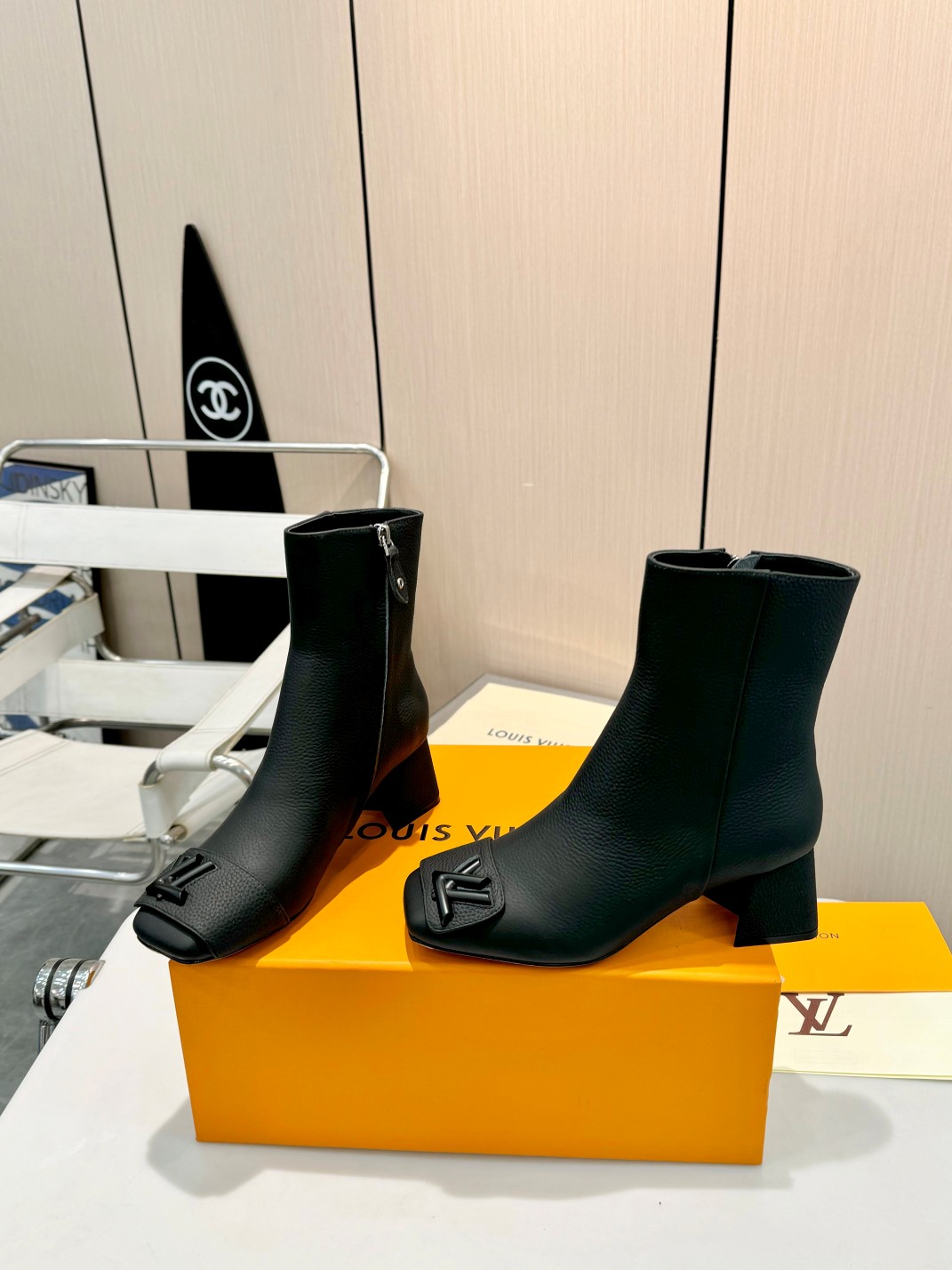 NO:484066,LV top luxury latest autumn and winter counter latest catwalk boots official website series, synchronous update, top version 6-inch boots, perfect last + large V buckle electroplating two-layer design, recreation of classic, craftsmanship and complexity, invisible zipper design is simple and elegant, more elegant and elegant, electric embroidery bag heel design, walking without tiring feet, not picky people, foot atmospheric and beautiful, original inverted mold last, with the ultimate 1:1 shape, high-end quality, imported high-end fabrics present a delicate texture!  Imported fabric lychee pattern cowhide leather, high-quality soft sheepskin lining inside, imported goatskin footbed, open mold custom A-grade high-definition private mold bottom, luxurious packaging!  5.5 cm face bag heel, 35-40, (34.40.41 custom-made non-return and exchange), boots, louis vuitton, boots, cowhide, sheepskin19860909LV顶奢最新秋冬专柜最新走秀靴官网系列、同步更新、 顶级版本6寸靴、完美楦型+大V扣电镀两层设计、再现经典、工艺及其复杂、隐形拉链设计简洁大方、更显优雅气质、电绣包跟设计、走路不累脚、不挑人、上脚大气好看、原版倒模楦型,极致1:1形体,高端品质、进口高端面料呈现出精致质感！ 面料进口荔枝纹牛皮 内里优质柔软羊皮里 垫脚进口山羊皮 开模定制A级高密私模大底,奢华包装！ 5.5公分面皮包跟 码数35-40、（34.40.41定制不退换）,靴子,louis vuitton,boots,cowhide,sheepskin,Women's Shoes