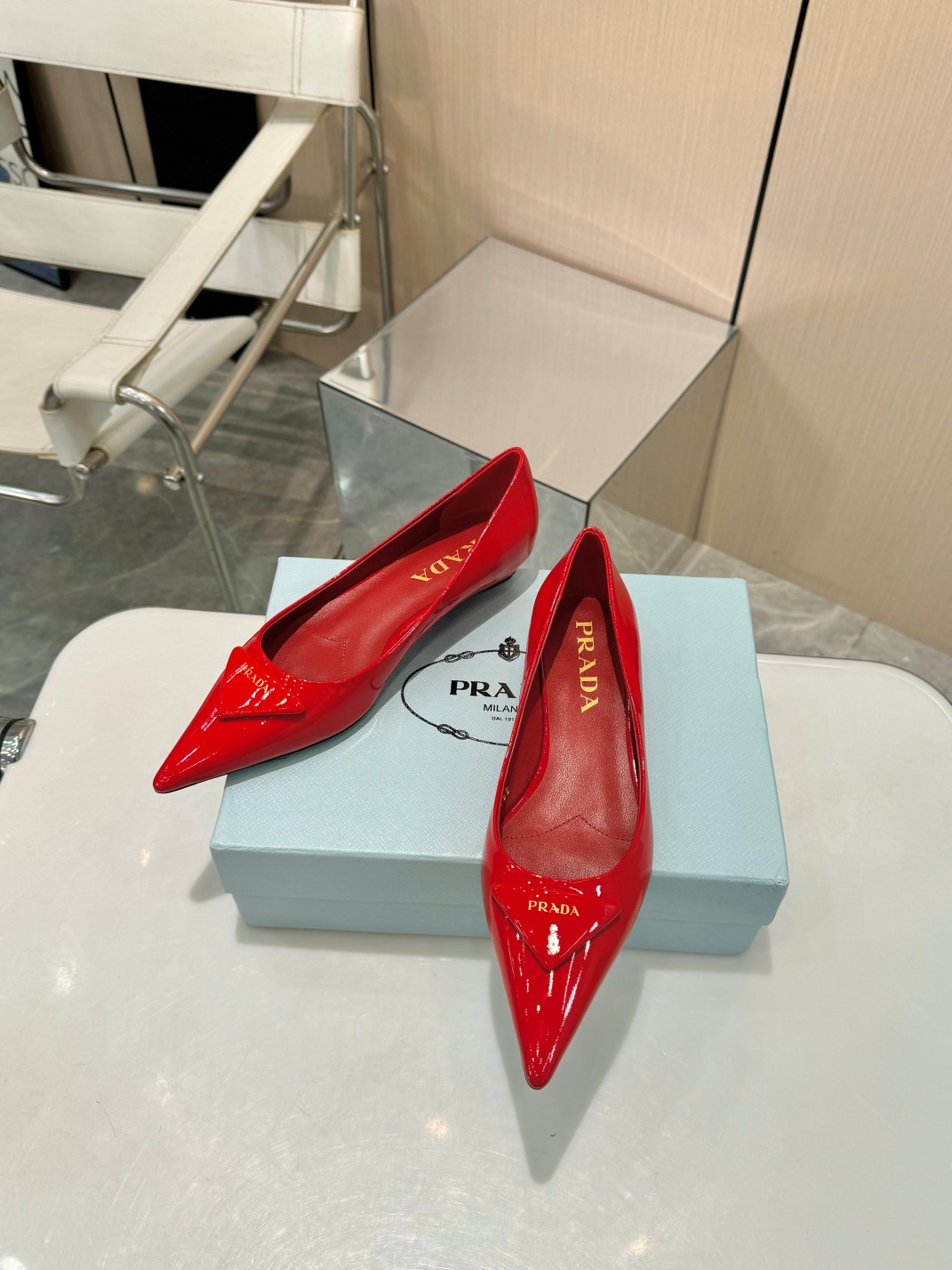 NO:236060,Prada's top version launches the latest single shoes of Prada, classic triangle buckle   kitten and YYDS series —————— PRADA's early spring catwalk show is the same 