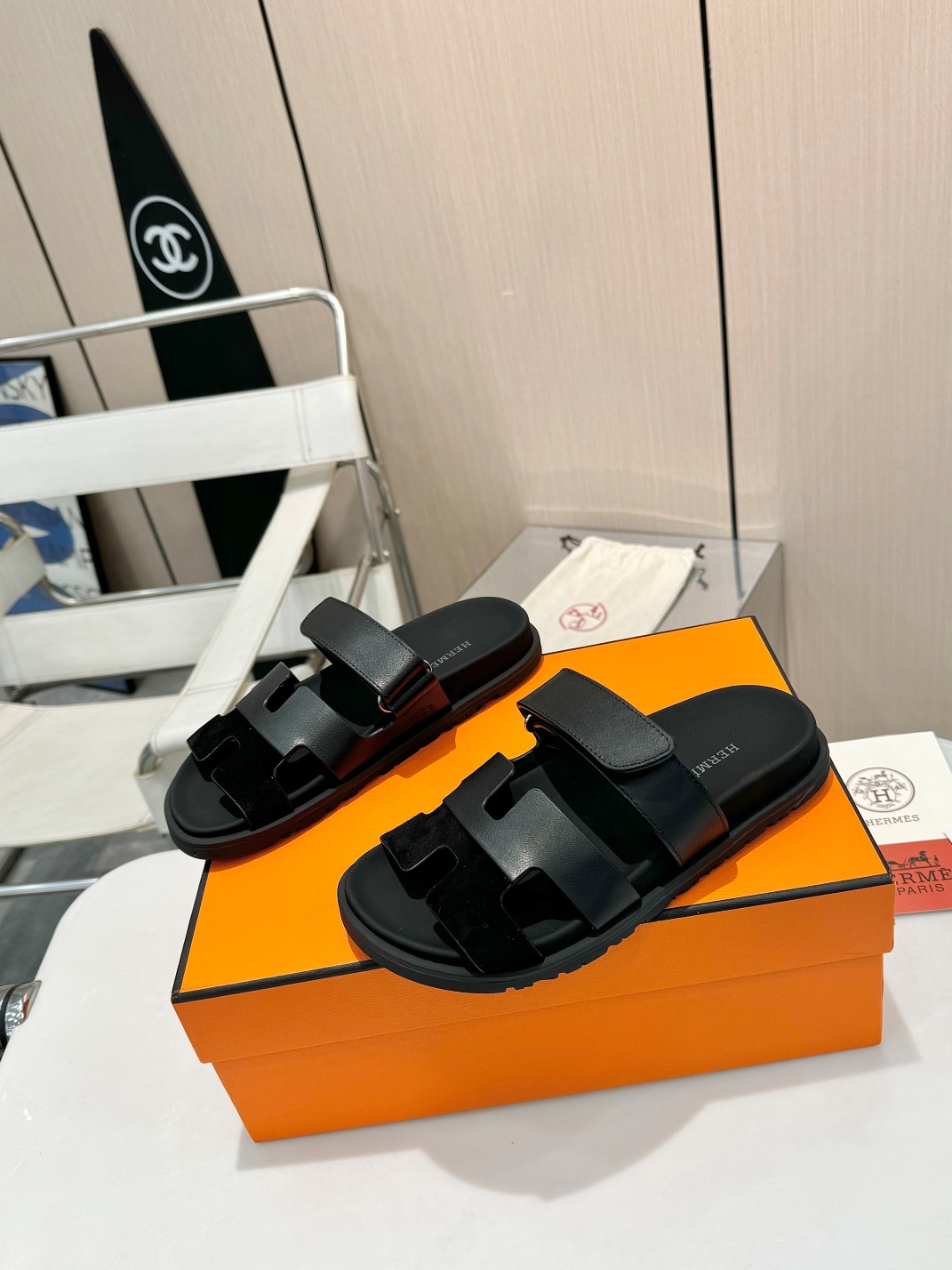 NO:256159,Top version of Second Uncle Slippers, full sheepskin waterproof platform!  Classic slippers have a long-lasting beautiful shoe shape, very comfortable to walk (Hermès). Packaging upgrades, upgrades in style and workmanship materials. Hermes market's highest version of pure handmade shoes. Top product Hermes heels. The most classic, real handmade shoes, even the number of needlework and threading is the same as the original version. It is made by the master level!  High-end customization, exclusive products, the industry's highest version Fabric Italian original fabric Inner: Original cowhide / Gao Mercury Yangjing Water table: Crystal sheepskin wrapping Sole: Natural rubber sole Packaging: Top exclusive brand box size women 35-41 men 38-45 New color heel counters are updated one after another, slippers, hermes, hermes, slippers, cowhide, sheepskin, sheep19860909顶级版本二舅拖鞋,全羊皮包水台！ 经典款拖鞋长盛不衰的优美鞋型,行走非常舒适（Hermès） 包装升级,版型做工材料升级 Hermes市场最高版本纯手工鞋 顶级产品爱马仕跟鞋 经典之最,真正的手工鞋,连针线走线数量都和原版一样, 师傅级纯手工打造 ！高端定制,独家产品,行业最高版本 面料意大利原版面料 内里: 原版牛皮 /高丝光羊京 水台: 水晶羊皮包裹 鞋底: 天然橡胶底 包装: 顶级专属品牌盒 size女35-41 男38-45 新色跟专柜陆续更新,拖鞋,hermes,hermes,slippers,cowhide,sheepskin,sheep,Women's Shoes