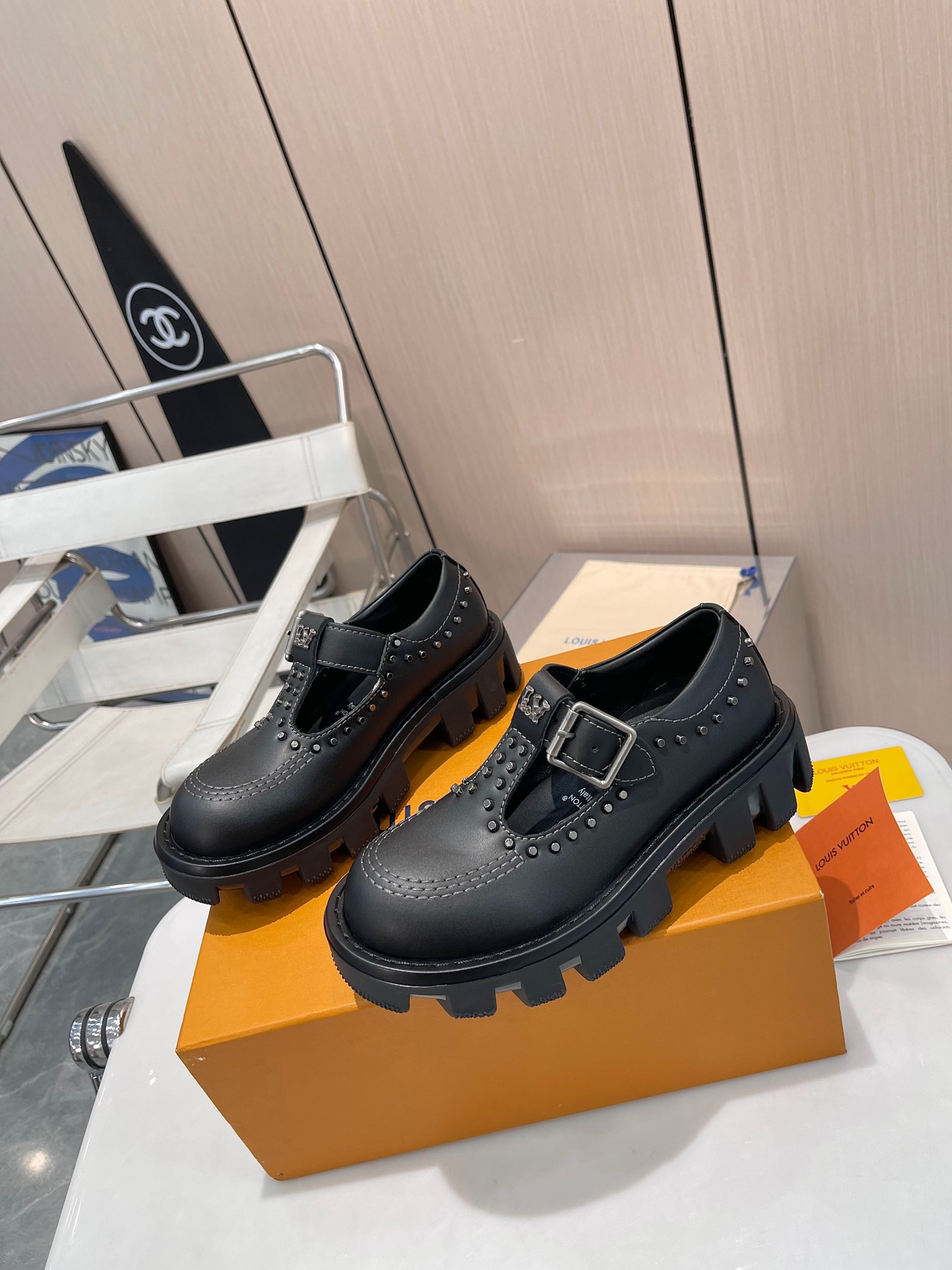 NO:236559,LV rivets with high-version couples, come and see!  Today I will bring you a stunning LV couple's full leather thick-soled leather shoes!  This leather shoe is made of top-grade genuine leather material, with a soft and delicate touch, and every step is like walking in the clouds. The thick-soled design not only adds a sense of fashion, but also makes you more outstanding and upright among the crowd. The exquisite craftsmanship and every detail show luxurious quality. Whether it is a date, shopping or attending important occasions, it is an excellent choice. When men wear it, they show elegance and personality. When women wear it, they show elegance and personality. When wearing it, you and your lover become the focus of fashion and exudes a sweet and unique couple aura. The quality assurance of LV is your double pursuit of love and quality. Don’t hesitate, come and have this unique pair of couple leather shoes with your beloved TA!  Imported fabric cowhide/rivets, mixed inner sheepskin, breathable and comfortable, anti-slip rubber sole, size 35-45 couple sizes, leather shoes, louis vuitton, cowhide, sheepskin19860909LV铆钉高版本情侣款 宝子们看过来！今天为大家带来一款惊艳的 LV 情侣款全真皮的厚底皮鞋！ 这款皮鞋采用顶级真皮材质,触感柔软细腻,每一步都如同漫步云端.厚底设计不仅增加了时尚感,还能让您在人群中更加出众挺拔. 精湛的工艺,每一处细节都尽显奢华品质.无论是约会、逛街还是参加重要场合,它都是绝佳的选择. 男士穿上,彰显稳重与魅力；女士穿上,展现优雅与个性.穿上它,让您和您的爱人成为时尚焦点,散发出甜蜜而独特的情侣气场. LV 的品质保证,是您对爱情和品质的双重追求.别再犹豫,快来和心爱的 TA 一起拥有这双独特的情侣款皮鞋吧！ 面料进口牛皮/铆钉 内里混种羊皮,透气舒适 鞋底防滑橡胶底 码数35－45情侣码,皮鞋,louis vuitton,cowhide,sheepskin,Women's Shoes