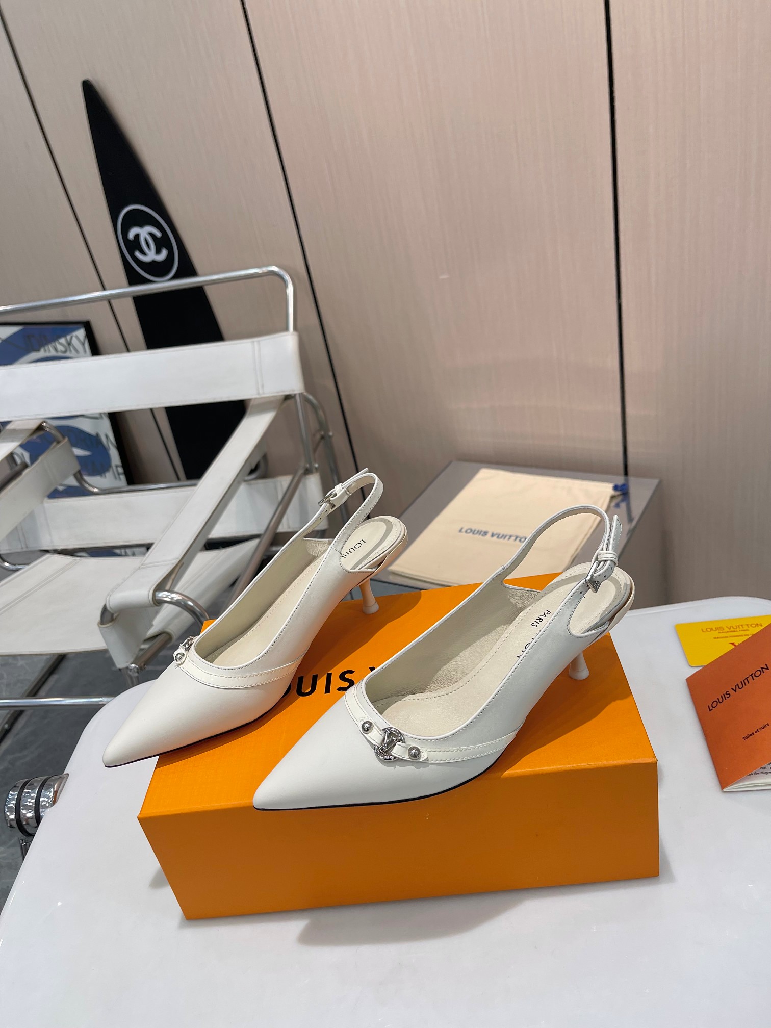 NO:236557,Fashion tips | LV Louis Vuitton's rear short shoes are coming. Louis Vuitton, a legendary luxury brand in the fashion industry, has been woven with excellent quality and innovative design, with excellent dreams of travel and elegance, inheriting a century of ingenuity and defining exquisite style. Let's take a look at this pair of treasured rear short shoes, exquisite small pointed toe, cleverly elongating the leg lines, showing the neatness and playfulness of women. The buckle and the iconic metal round buckle are a collision between classic and modern, instantly lit up the upper. The exquisite painted heel is engraved with brand letters, and the identity of luxury is low-key. Italian leather sole is soft and wear-resistant, and every step seems to be stepping on the clouds. The 5 cm heel is high, just right, taking into account comfort and style. The rear strap is adjustable and elastic, suitable for different ankles, and it is thoughtful. Wear it, whether you are strolling on the street or attending a feast, LV  The unique sense of high-end is like a shadow, and it easily becomes the focus of the whole audience. #LV #Fashion items 1 imported cowhide upper 2 imported mixed-bred sheepskin 3 outsole Italian leather outsole 4 sizes 35-40, sandals, louis vuitton, louis vuitton, sandals, cowhide, sheepskin, Leather soles19860909时尚尖货 | LV 路易威登后空单鞋来袭 路易威登,作为时尚界的传奇奢牌,自 1854 年创立,就以卓越品质与创新设计,编织着旅行与优雅共融的绮梦,传承百年匠心,定义精致格调. 来瞧瞧这双宝藏后空单鞋,精致小尖头,巧妙拉长腿部线条,尽显女性的利落与俏皮.扣带配上标志性金属圆扣,那是经典与摩登的碰撞,瞬间点亮鞋面.精致烤漆鞋跟,镌刻品牌字母,低调宣告奢华身份.意大利真皮底,柔软耐磨,每一步都似踩在云端.5 厘米跟高,恰到好处,兼顾舒适与风姿.后带可调节松紧,适配不同脚踝,贴心入微.穿上它,不管是漫步街头还是出席盛宴,LV 独有的高级感都如影随形,轻松成为全场焦点.  #LV #后空单鞋 #时尚单品 1鞋面进口牛皮 2内里进口混种羊皮 3大底意大利真皮大底 4码数35-40,凉鞋,louis vuitton,louis vuitton,sandals,cowhide,sheepskin,Leather soles,Women's Shoes