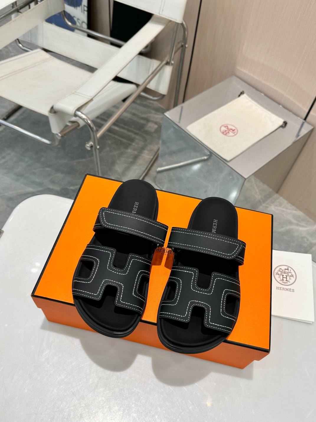 NO:256165,Top version of Second Uncle Slippers, full sheepskin waterproof platform!  Classic slippers have a long-lasting beautiful shoe shape, very comfortable to walk (Hermès). Packaging upgrades, upgrades in style and workmanship materials. Hermes market's highest version of pure handmade shoes. Top product Hermes heels. The most classic, real handmade shoes, even the number of needlework and threading is the same as the original version. It is made by the master level!  High-end customization, exclusive products, the industry's highest version Fabric Italian original fabric Inner: Original cowhide / denim Water table: Crystal sheepskin wrap Sole: Natural tpu rubber sole Packaging: Top exclusive brand box size women 35-41 men 38-45 New color heel counters are updated one after another, slippers, hermes, hermes, slippers, cowhide, sheepskin19860909顶级版本二舅拖鞋,全羊皮包水台！ 经典款拖鞋长盛不衰的优美鞋型,行走非常舒适（Hermès） 包装升级,版型做工材料升级 Hermes市场最高版本纯手工鞋 顶级产品爱马仕跟鞋 经典之最,真正的手工鞋,连针线走线数量都和原版一样, 师傅级纯手工打造 ！高端定制,独家产品,行业最高版本 面料意大利原版面料 内里: 原版牛皮 /牛仔布 水台: 水晶羊皮包裹 鞋底: 天然tpu橡胶底 包装: 顶级专属品牌盒 size女35-41 男38-45 新色跟专柜陆续更新,拖鞋,hermes,hermes,slippers,cowhide,sheepskin,Women's Shoes