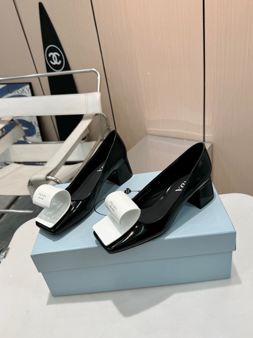 NO:236050,Fashion Focus | Prada candy color single shoes, the show style is within reach. Prada has always stood at the peak of fashion, and defines the luxury and elegance of the fashion industry with exquisite craftsmanship, innovative design and unique style. It is an immortal beacon for trend followers. This season, Prada made a stunning appearance with Paris Fashion Week catwalk single shoes. The most intriguing candy color matching is like overturning the fashionable palette, intertwining sweetness and freshness, putting on dreamy clothes on both feet, easily becoming the focus of the whole audience.  The avant-garde shoe tongue is cleverly matched with the brand logo, showing unruly personality and exquisite fashion attitude in the details. Imported edge-beaded fabric is textured and lustrous, and every step is luxurious. High-end sheepskin inner, gentle care for both feet, allowing comfort and nobility to walk together. The imported genuine leather sole from Italy is not only a symbol of quality, but also gives agility and confidence to walk. The 5cm heel, the right height of elegance, lengthens the leg lines, and can sway with both the catwalk or daily travel. Wearing Prada's single shoes, not only choose a pair of shoes, but also embraces a fashion culture and a refined lifestyle. #Prada #Fashion Single Shoes #Paris Fashion Week 1 Upper imported open beads 2 Inner imported mixed breed sheepskin 3 Outsole Italian genuine leather sole 4 sizes 35-40 (34/41  Custom made), high heels, prada, high heels, sheepskin, Leather soles19860909时尚焦点 | Prada 糖果色单鞋,秀场风尚触手可及 Prada始终站在时尚巅峰,以精湛工艺、创新设计和独特风格,定义着时尚界的奢华与优雅,是潮流追随者心中不灭的灯塔. 今季,Prada 携巴黎时装周走秀款单鞋惊艳登场.最 in 的糖果色配色,宛如打翻了时尚的调色盘,甜蜜与清新交织,为双脚披上梦幻华裳,轻松成为全场焦点. 前卫鞋舌巧妙搭配品牌logo,于细节处彰显不羁个性与精致时尚态度.进口开边珠面料,质感光泽,每一步都踏出奢华韵律.高档羊皮内里,温柔呵护双足,让舒适与高贵同行.意大利进口真皮底,不仅是品质象征,更为行走赋予灵动与自信.5cm 鞋跟,恰到好处的优雅高度,拉长腿部线条,无论是 T 台还是日常出行,皆能摇曳生姿. 穿上 Prada 这双单鞋,不只是选择了一双鞋,更是拥抱了一种时尚文化,一种精致生活方式. #Prada #时尚单鞋 #巴黎时装周 1鞋面进口开边珠 2内里进口混种羊皮 3大底意大利真皮大底 4码数35-40（34/41 可订做),高跟鞋,prada,high heels,sheepskin,Leather soles,Women's Shoes