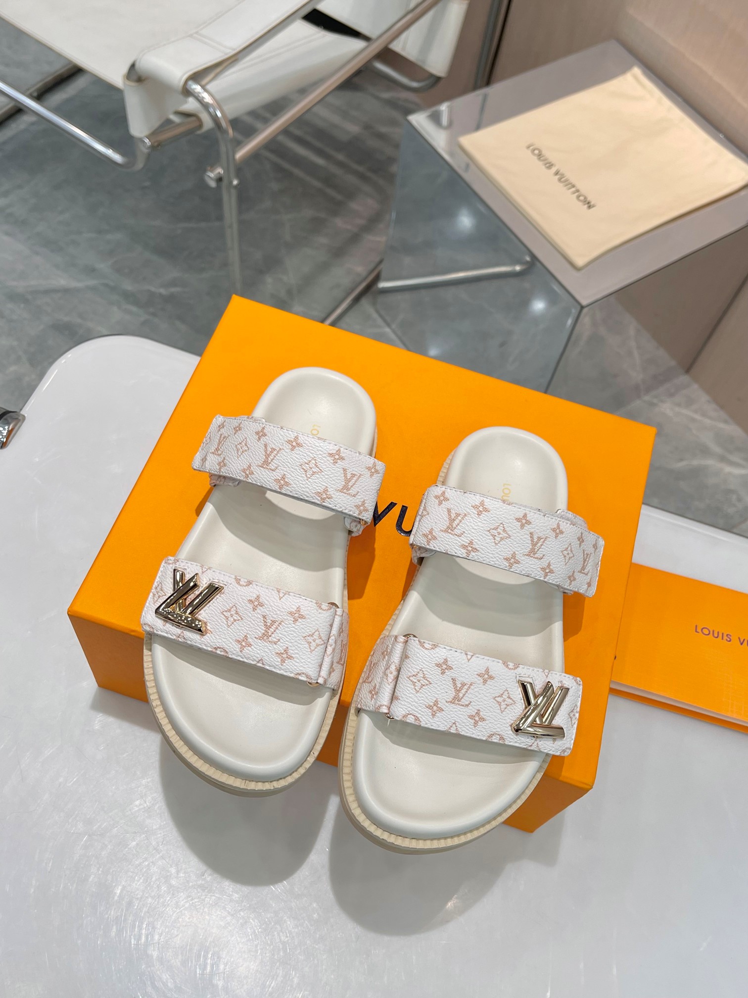 NO:236014,Top luxury version LV counter main feature | Louis Vuitton official website top luxury version The counter mainly focuses on slippers, hard goods on new purchase level!  Full of high-end feeling!  A popular model from domestic and foreign bloggers, retro and fashionable, beautiful!  The official website’s main model★. Original 1/1 development $ restores the top luxury style!  A must-have style for high-end beauties!  ━━━━━━━━━━━━━━━━━━━━━━━━━━━━━━━━━━━━━━━━━━━━━━━━━━━━━━━━━━━━━━━━━━━━━━━━━━━━━━━━━━━━━━━━━━━━━━━━━━━━━━━━━━━━━━━━━━━━━━━━━━━━━━━━━━━━━━━━━━━━━━━━━━━━━━━━━━━━━━━━━━━━━━━━━━19860909顶奢版本 LV专柜主打 | 路易威登 官网新品顶奢版本 专柜主打拖鞋 硬货上新 代购级别！高级感十足！国内外博主刷爆的一款,复古又时髦上脚美炸了！官网主推款★.原版1/1开发$还原顶奢风范！高级美眉必入的款式！ ━━━━━ t ━━━━━ 鞋面原版印花logo面料 内里: 顶级混种羊皮 中底全羊皮包水台 大底原版开模大底 鞋码: 35-41（42可定制）,拖鞋,louis vuitton,louis vuitton,slippers,sheepskin,Women's Shoes