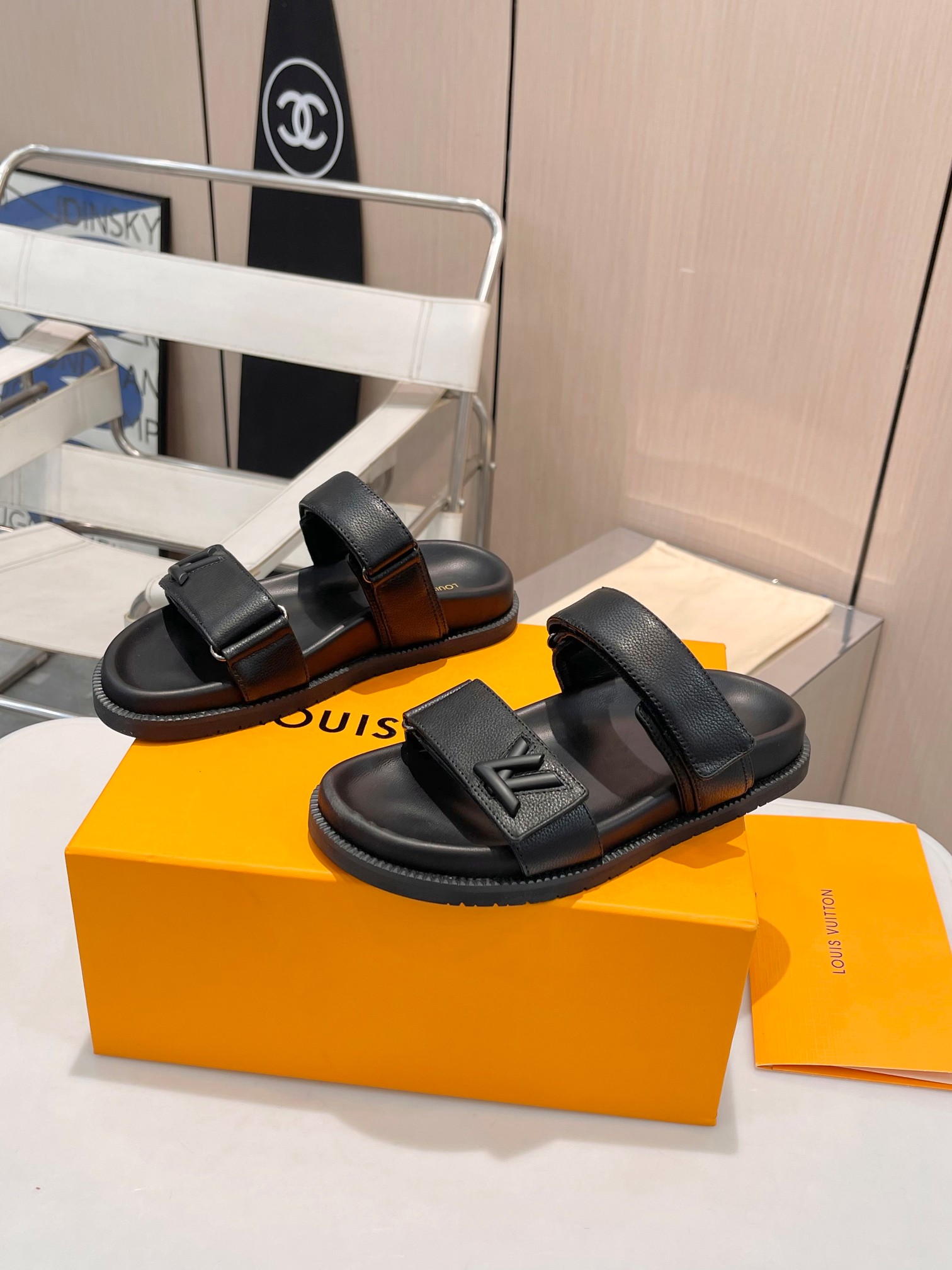 NO:236039,Top luxury version LV counter main feature | Louis Vuitton official website top luxury version The counter mainly focuses on slippers, hard goods on new purchase level!  Full of high-end feeling!  A popular model from domestic and foreign bloggers, retro and fashionable, beautiful!  The official website’s main model★. Original 1/1 development $ restores the top luxury style!  A must-have style for high-end beauties!  ━━━━━━━━━━━━━━━━━━━━━━━━━━━━━━━━━━━━━━━━━━━━━━━━━━━━━━━━━━━━━━━━━━━━━━━━━━━━━━━━━━━━�19860909顶奢版本 LV专柜主打 | 路易威登 官网新品顶奢版本 专柜主打拖鞋 硬货上新 代购级别！高级感十足！国内外博主刷爆的一款,复古又时髦上脚美炸了！官网主推款★.原版1/1开发$还原顶奢风范！高级美眉必入的款式！ ━━━━━ t ━━━━━ 鞋面原版牛皮面料 内里: 顶级混种羊皮 中底全羊皮包水台 大底原版开模大底 鞋码: 35-41（42可定制）,拖鞋,louis vuitton,louis vuitton,slippers,cowhide,sheepskin,Women's Shoes