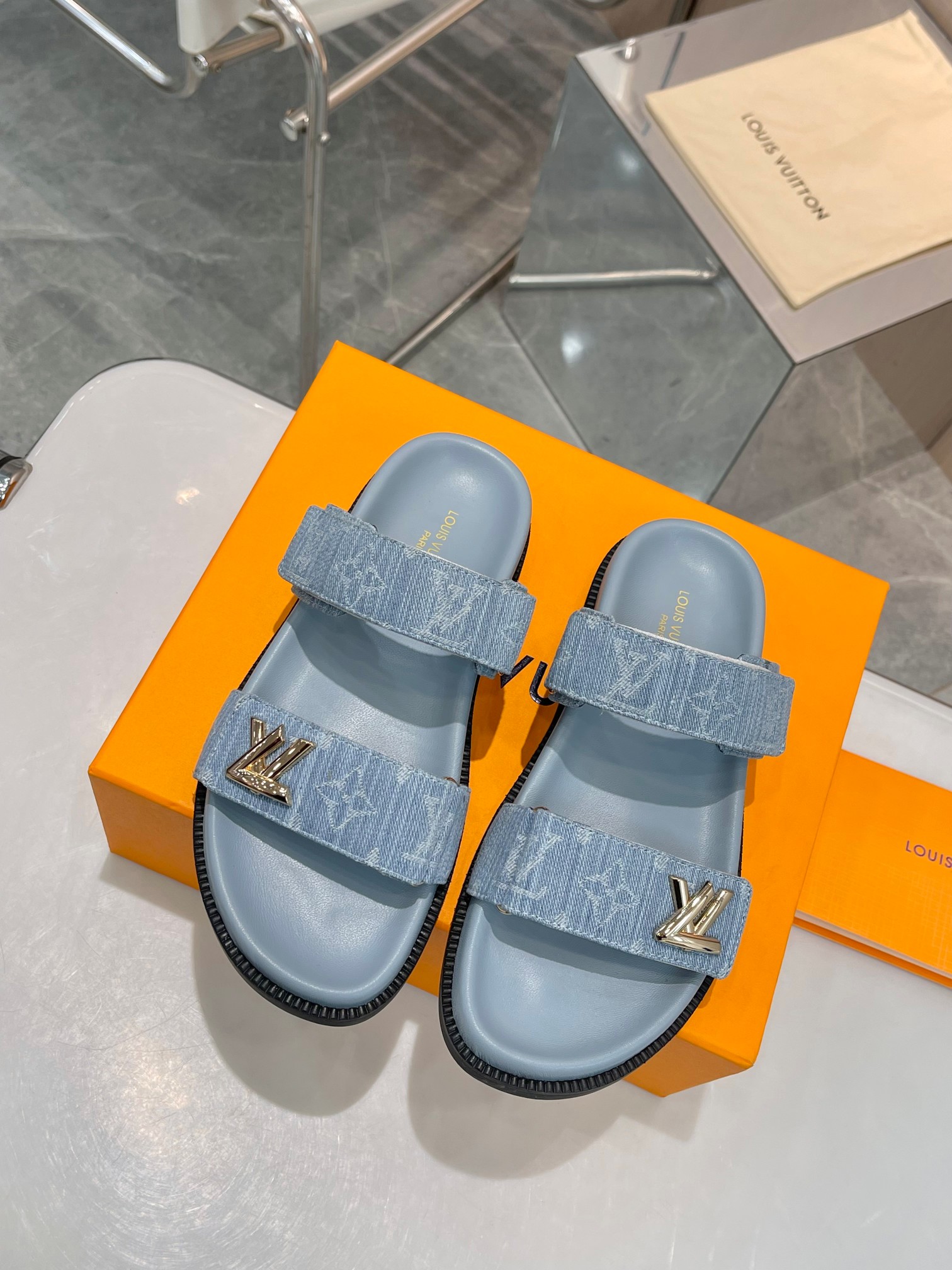 NO:236016,Top luxury version LV counter main feature | Louis Vuitton official website top luxury version The counter mainly focuses on slippers, hard goods on new purchase level!  Full of high-end feeling!  A popular model from domestic and foreign bloggers, retro and fashionable, beautiful!  The official website’s main model★. Original 1/1 development $ restores the top luxury style!  A must-have style for high-end beauties!  ━━━━━━━━━━━━━━━━━━━━━━━━━━━━━━━━━━━━━━━━━━━━━━━━━━━━━━━━━━━━━━━━━━━━━━━━━━━━━━━━━━━━━━━━━━━━━━━━━━━━━━━━━━━━━━━━━━━━━━━━━━━━━━━━━━━━━━━━━━━━━━━━━━━━━━━━━━━━━━━━━━━━━━━━━━19860909顶奢版本 LV专柜主打 | 路易威登 官网新品顶奢版本 专柜主打拖鞋 硬货上新 代购级别！高级感十足！国内外博主刷爆的一款,复古又时髦上脚美炸了！官网主推款★.原版1/1开发$还原顶奢风范！高级美眉必入的款式！ ━━━━━ t ━━━━━ 鞋面原版印花logo牛仔面料 内里: 顶级混种羊皮 中底全羊皮包水台 大底原版开模大底 鞋码: 35-41（42可定制）,拖鞋,louis vuitton,louis vuitton,slippers,sheepskin,Women's Shoes