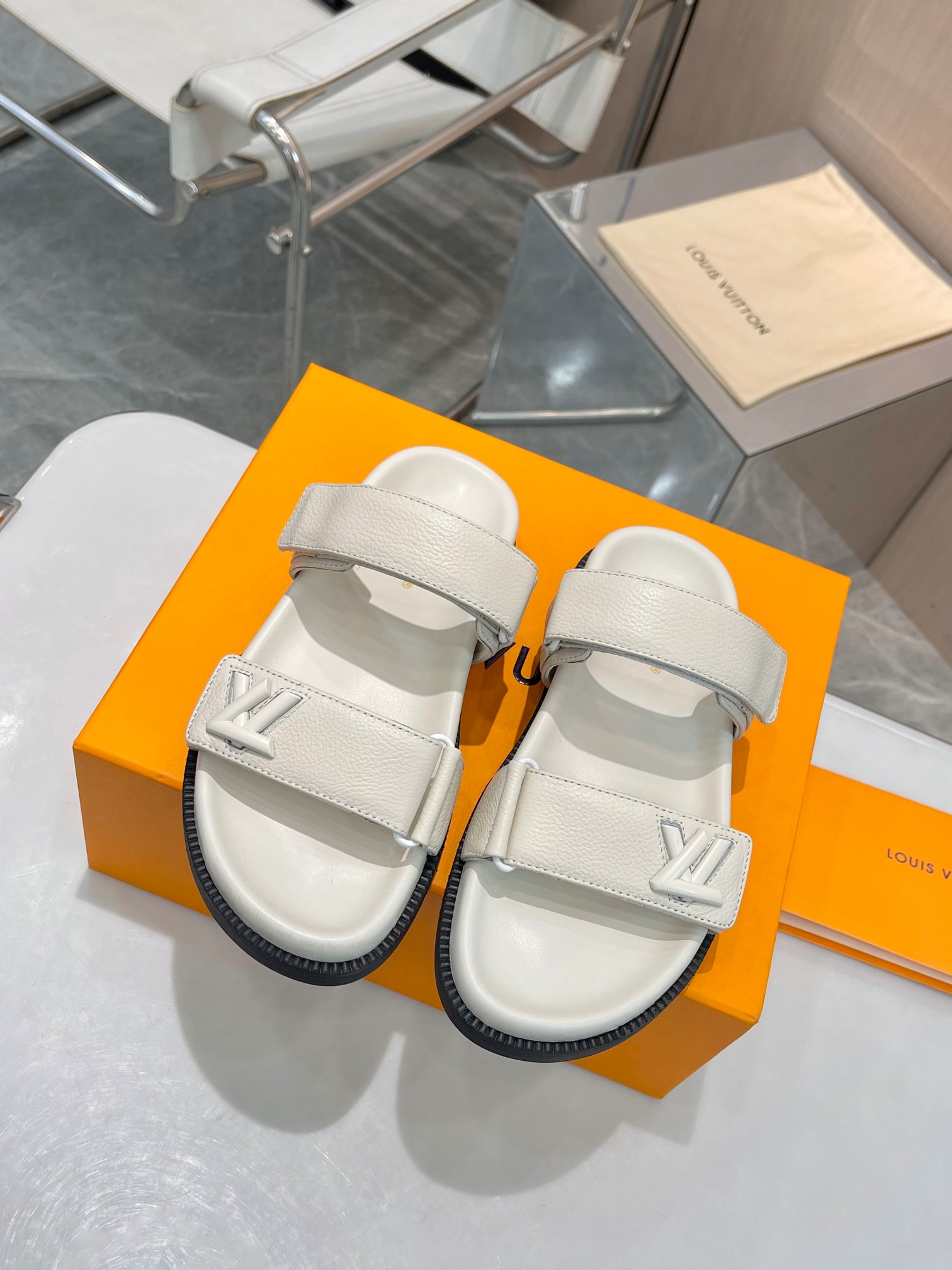 NO:477147,Top luxury version LV counter main feature | Louis Vuitton official website top luxury version The counter mainly focuses on slippers, hard goods on new purchase level!  Full of high-end feeling!  A popular model from domestic and foreign bloggers, retro and fashionable, beautiful!  The official website’s main model★. Original 1/1 development $ restores the top luxury style!  A must-have style for high-end beauties!  ━━━━━━━━━━━━━━━━━━━━━━━━━━━━━━━━━━━━━━━━━━━━━━━━━━━━━━━━━━━━━━━━━━━━━━━━━━━━━━━━━━━━━━━━━━━━━━━━━━━━━━━━━━━━━━━━━━━━━━━━━━━━━━━━━━━━━━━━━━━━━━━━━━━━━━━━━━━━━━━━━━━━━━━━━━19860909顶奢版本 LV专柜主打 | 路易威登 官网新品顶奢版本 专柜主打拖鞋 硬货上新 代购级别！高级感十足！国内外博主刷爆的一款,复古又时髦上脚美炸了！官网主推款★.原版1/1开发$还原顶奢风范！高级美眉必入的款式！ ━━━━━ t ━━━━━ 鞋面原版牛皮面料 内里: 顶级混种羊皮 中底全羊皮包水台 大底原版开模大底 鞋码: 35-41（42可定制）,拖鞋,louis vuitton,louis vuitton,slippers,cowhide,sheepskin,Women's Shoes