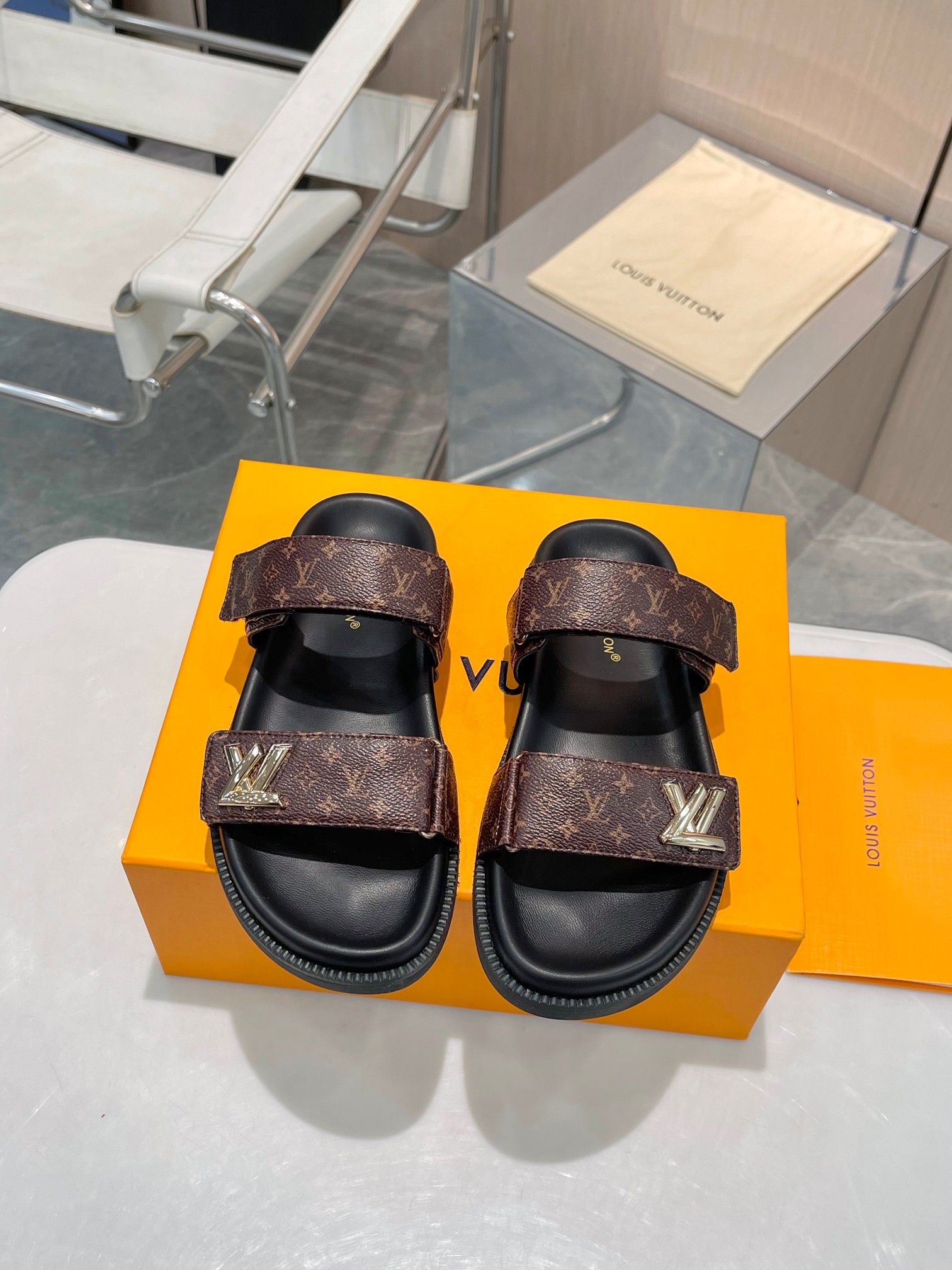 NO:236019,Top luxury version LV counter main feature | Louis Vuitton official website top luxury version The counter mainly focuses on slippers, hard goods on new purchase level!  Full of high-end feeling!  A popular model from domestic and foreign bloggers, retro and fashionable, beautiful!  The official website’s main model★. Original 1/1 development $ restores the top luxury style!  A must-have style for high-end beauties!  ━━━━━━━━━━━━━━━━━━━━━━━━━━━━━━━━━━━━━━━━━━━━━━━━━━━━━━━━━━━━━━━━━━━━━━━━━━━━━━━━━━━━━━━━━━━━━━━━━━━━━━━━━━━━━━━━━━━━━━━━━━━━━━━━━━━━━━━━━━━━━━━━━━━━━━━━━━━━━━━━━━━━━━━━━━19860909顶奢版本 LV专柜主打 | 路易威登 官网新品顶奢版本 专柜主打拖鞋 硬货上新 代购级别！高级感十足！国内外博主刷爆的一款,复古又时髦上脚美炸了！官网主推款★.原版1/1开发$还原顶奢风范！高级美眉必入的款式！ ━━━━━ t ━━━━━ 鞋面原版印花logo面料 内里: 顶级混种羊皮 中底全羊皮包水台 大底原版开模大底 鞋码: 35-41（42可定制）,拖鞋,louis vuitton,louis vuitton,slippers,sheepskin,Women's Shoes