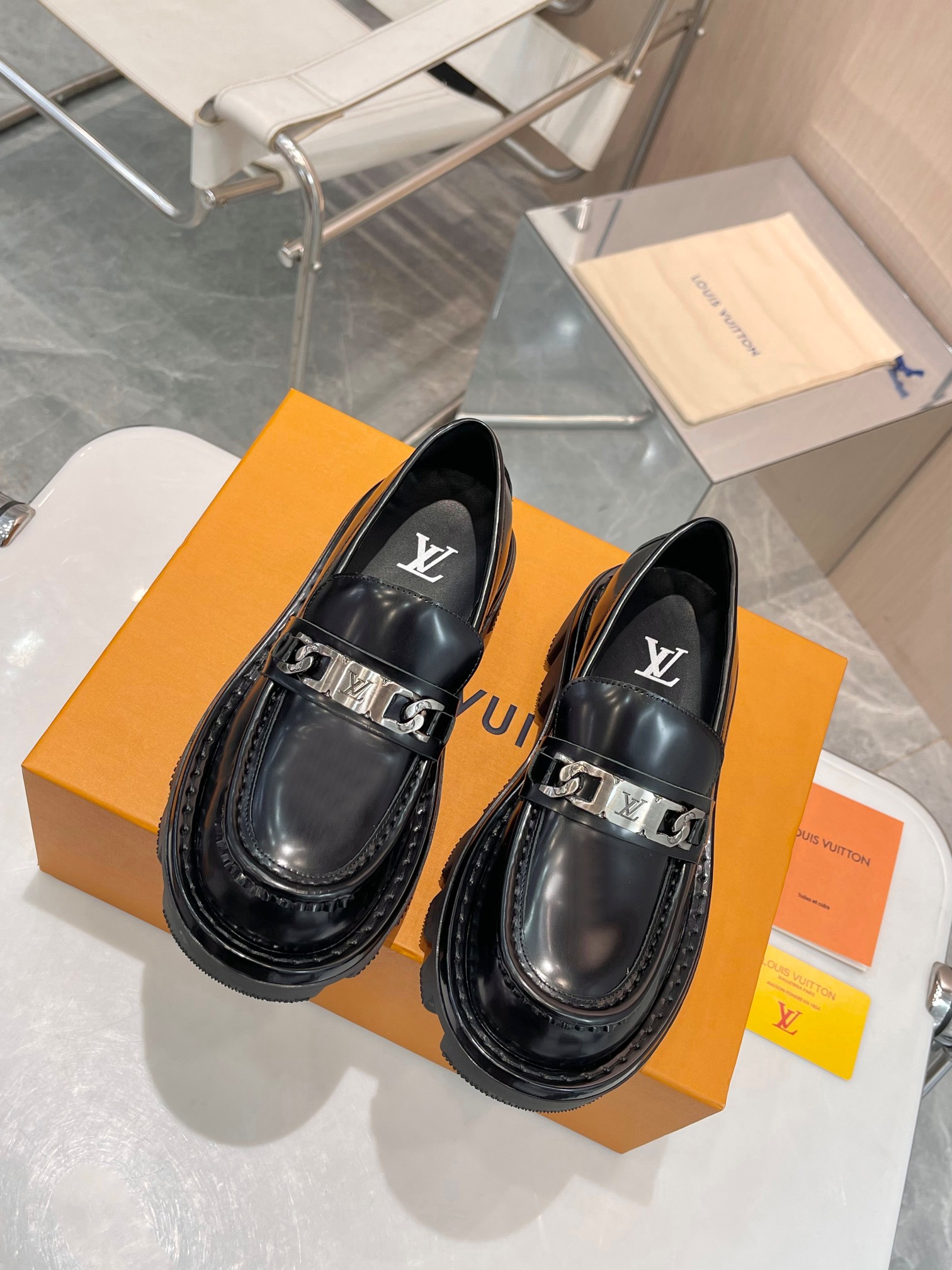 NO:236561,LV buckle high-version couple model, come and see it!  Today I will bring you a stunning LV couple's full genuine leather thick-soled leather shoes!  This leather shoe is made of top-grade genuine leather material, with a soft and delicate touch, and every step is like walking in the clouds. The thick-soled design not only adds a sense of fashion, but also makes you more outstanding and upright among the crowd. The exquisite craftsmanship and every detail show luxurious quality. Whether it is a date, shopping or attending important occasions, it is an excellent choice. When men wear it, they show elegance and personality. When women wear it, they show elegance and personality. When wearing it, you and your lover become the focus of fashion and exudes a sweet and unique couple aura. The quality assurance of LV is your double pursuit of love and quality. Don’t hesitate, come and have this unique pair of couple leather shoes with your beloved TA!  Fabric open-edged cowhide, inner mixed-bred sheepskin, anti-slip rubber sole, size 35-45 couple sizes, louis vuitton, loafers, cowhide, sheepskin19860909lv扣带高版本情侣款 宝子们看过来！今天为大家带来一款惊艳的 LV 情侣款全真皮厚底皮鞋！ 这款皮鞋采用顶级真皮材质,触感柔软细腻,每一步都如同漫步云端.厚底设计不仅增加了时尚感,还能让您在人群中更加出众挺拔. 精湛的工艺,每一处细节都尽显奢华品质.无论是约会、逛街还是参加重要场合,它都是绝佳的选择. 男士穿上,彰显稳重与魅力；女士穿上,展现优雅与个性.穿上它,让您和您的爱人成为时尚焦点,散发出甜蜜而独特的情侣气场. LV 的品质保证,是您对爱情和品质的双重追求.别再犹豫,快来和心爱的 TA 一起拥有这双独特的情侣款皮鞋吧！ 面料开边珠牛皮 内里混种羊皮 鞋底防滑橡胶底 码数35－45情侣码,乐福鞋,louis vuitton,loafers,cowhide,sheepskin,Women's Shoes