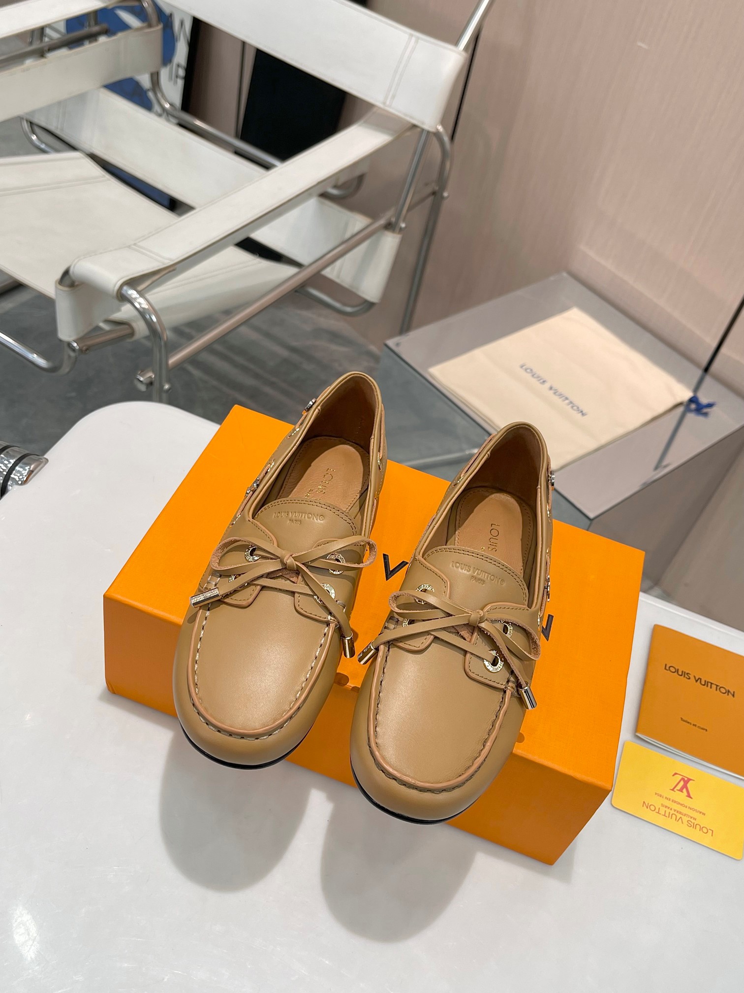 NO:236544,Classics are always passed down | LV loafers No, no, there are fashionistas who don’t know about LV this genuine leather-soled loafer?  The toe is purely handmade marker craftsmanship, and the details show the ingenuity. The leather bow decoration on the shoelaces is sweet and elegant, and you will fall in love with it at a glance. The leather buckle on the shoe body is paired with metal logo decoration, full of high-end feeling, and a symbol of identity. The fabric is full of cowhide, crisp and stylish, without fear of time wear. The sheepskin inside, caring for the feet, and every step is like walking on the clouds. The Italian leather sole has an invincible texture and shows luxury while walking. Whether it is the casual and casual jeans or the capable and exquisiteness of suit pants, it can easily hold the whole audience. Combining beauty and quality, this pair of LV loafers is really a dream-like shoe!  Imported calfskin inner mixed breed sheepskin sole Italian leather sole size 35-41, loafers, louis vuitton,loafers,jeans,business suit,cowhide,sheepskin19860909经典永流传 | LV 乐福鞋 不是吧不是吧,还有时髦精不知道 LV 这款真皮底乐福鞋？ 鞋头纯手工马克线工艺,细节之处彰显匠心.鞋带处真皮蝴蝶结装饰,甜美中带着优雅,一眼就爱上.鞋身真皮扣带搭配金属 logo 装饰,高级感拉满,身份的象征. 面料全牛皮,挺括有型,无惧时光磨损.内里羊皮,呵护双脚,每一步都如履云端.意大利真皮底,质感无敌,行走间尽显奢华. 无论是搭配牛仔裤的休闲随性,还是配西装裤的干练精致,它都能轻松 hold 住全场.集美貌与品质于一身,这双 LV 乐福鞋真的是梦中情鞋了！ 面料进口小牛皮 内里混种羊皮 鞋底意大利真皮底 码数35－41,乐福鞋,louis vuitton,loafers,jeans,business suit,cowhide,sheepskin,Women's Shoes