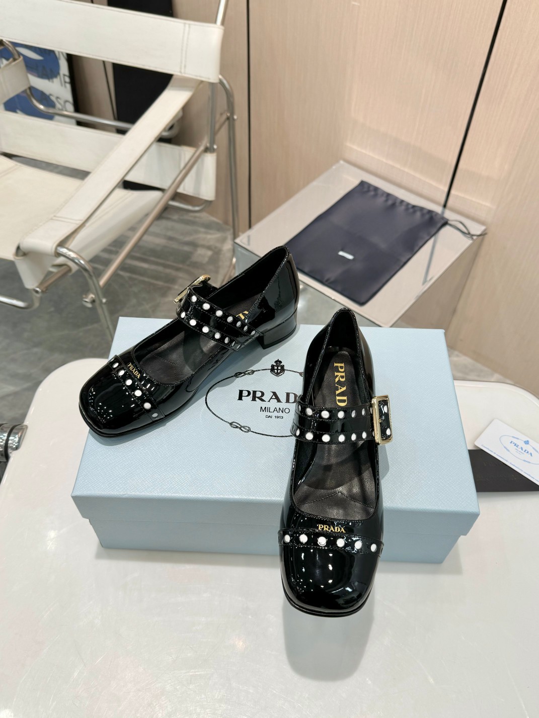 NO:236046,Prada 2025 Early Spring | Retro Dark Mary Jane, Sweet and Cool Must-have Baby, Prada 2025 Early Spring Round-toe Mary Jane Single Shoes are coming!  This shoe interprets the classic Mary Jane with a retro dark style. The doll head design is well-behaved and cute, and can be salty or sweet, and can easily control various styles. The eye-catching hollow contrasting dot decoration adds unique charm to the shoes, and the details are exquisite. The hardware buckle is full of texture and demonstrates quality. Patent leather fabric is comfortable and durable and has excellent gloss. Every step is fashionable and unique, whether it is matched with a fairy skirt or a cool pants, it can become the finishing touch. Wearing it, it seems like traveling back to the mysterious retro era, with dark unruly. 2025 Early spring fashion is opened from this pair of Prada Mary Jane, allowing you to be the leader in the trend front!  1 imported patent leather upper 2 imported mixed-bred sheepskin 3 outsole Italian leather outsole 4 sizes 35-40 (34/41 can be customized), single shoes, prada, prada, mary jane, skirts, sheepskin, Leather soles19860909Prada普拉达 2025 早春 | 复古暗黑玛丽珍,甜酷必备 宝子们,普拉达 2025 早春款圆头玛丽珍单鞋来袭！ 这款鞋以复古暗黑风诠释经典玛丽珍.娃娃头设计乖巧又可爱,可盐可甜,轻松驾驭各种风格.吸睛的镂空撞色小圆点装饰,为鞋子增添独特魅力,细节之处尽显精致.五金扣带质感满满,彰显品质.漆皮面料搭配意大利真皮,舒适耐穿且光泽度绝佳. 每一步都踏出时尚与个性,无论是搭配仙女裙还是酷帅裤装,它都能成为点睛之笔.穿上它,仿佛穿越回神秘的复古时代,又带着暗黑的不羁.2025 早春时尚,就从这双普拉达玛丽珍开启,让你在潮流前端独领风骚！ 1鞋面进口漆皮 2内里进口混种羊皮 3大底意大利真皮大底 4码数35-40（34/41 可订做),单鞋,prada,prada,mary jane,skirts,sheepskin,Leather soles,Women's Shoes