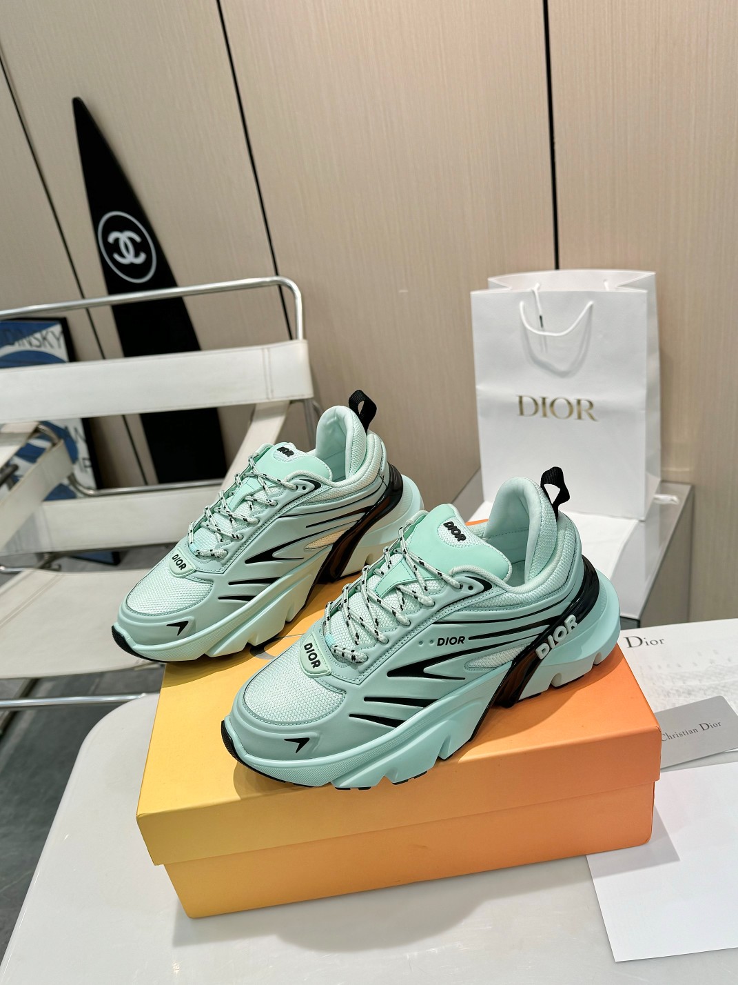 NO:166837,Dior men's sneakers that were questioned | B44 Blade, Dior's B44 men's Blade sneakers are really amazing. The streamlined silhouette design is full of high-end feel. The integrated molded upper   mesh fabric is breathable and comfortable. The Blade inserts on the sole are super cool, which pays tribute to running sports. The body of the shoe is embellished with Dior logos, a symbol of identity. The exquisite laces on the two-color shoelaces are added with padding to support the rear side. The sporty style and fashion sense are perfectly integrated, and it can be easily held in various casual styles. Sizes 39-44, 38 and 45 can be customized. The baby boys are done!   #Dior men's shoes #sports shoes #fashion trends, casual shoes/sports shoes,dior, sneakers19860909被问爆的Dior男士运动鞋 | B44 Blade  宝子们,Dior这款B44男士Blade运动鞋真的绝绝子 流线型廓形设计,高级感拉满.一体成型鞋面 网眼织物,透气又舒适.鞋底的Blade镶片超酷,是对跑步运动的致敬.  鞋身多处点缀Dior标志,身份的象征.双色鞋带精致加分,后侧内部加垫支撑,运动风与时尚感完美融合,轻松hold住各种休闲造型.  尺码39-44,38和45还能定做哦.宝子们冲就完事儿！  #Dior男鞋 #运动鞋 #时尚潮流,休闲鞋/运动鞋,dior,sneakers,Women's Shoes