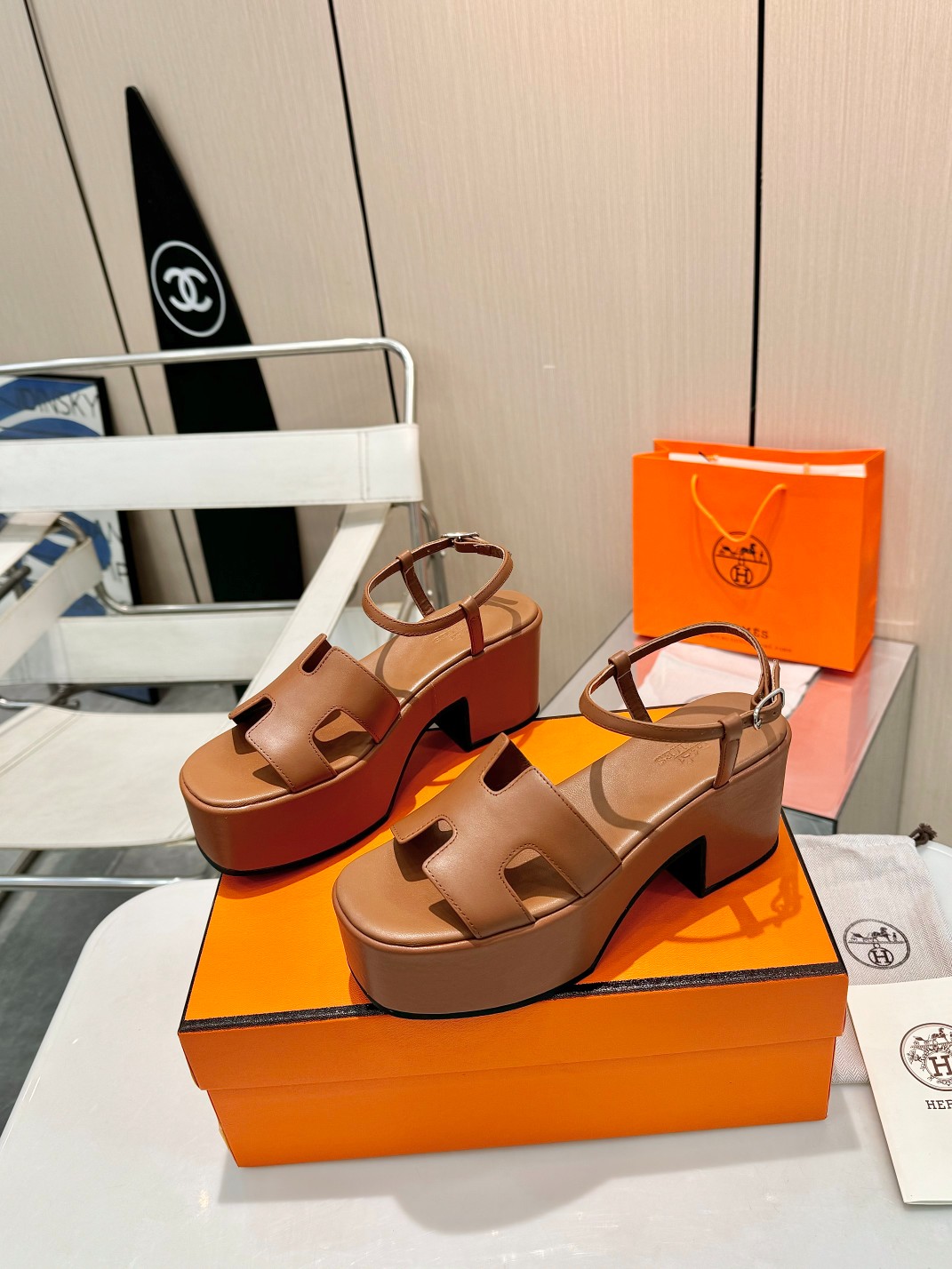 NO:173800,Hermes | This pair of wedge sandals is beautiful. Sisters, Hermes's tone has always been a favorite in the fashion industry, high-end, elegant and excellent in quality. Its products have always been classics. Today I want to recommend this pair of Hermes wedge sandals. The classic H-shaped upper surface is simple and atmospheric, which instantly enhances the fashion sense. The adjustable foot cover design with a back strap is thoughtful and practical, suitable for different foot types. The 5cm water table is paired with an 8.5cm heel, and the clever height design not only lengthens the leg lines, but does not make people feel tired at all. It does not tiring your feet all day long. The fabric is made of high-quality cowhide leather, full of texture, crisp and stylish; the inner and foot pads are soft sheepskin, which is skin-friendly and comfortable, giving your feet gentle care. The rubber anti-slip and wear-resistant soles show the quality in details, making it safer and more secure.  Hermes' sandals really have beauty and comfort. Every detail shows the brand's ingenuity. You won't lose money when buying it, sisters should hurry up!   Size 35-41 (41 custom made), sandals, hermes, sandals, cowhide, sheepskin19860909爱马仕 | 这双坡跟凉鞋美哭我  姐妹们,爱马仕的调调一直是时尚圈的宠儿,高级、优雅、品质卓越,它家的单品从来都是经典中的经典.  今天要给大家安利这双爱马仕坡跟凉鞋.经典的 H 型帮面,简约又大气,上脚瞬间提升时尚感.后带可调节套脚设计,贴心又实用,适配不同脚型.5cm 水台搭配 8.5cm 后跟,巧妙的高度设计,既拉长腿部线条,又不会让人感到丝毫的疲惫,走一整天都不累脚.  面料采用优质牛皮,质感满满,挺括有型；内里和垫脚均是柔软的羊皮,亲肤舒适,给双脚温柔呵护.橡胶防滑耐磨鞋底,细节之处尽显品质,行走更安全放心.  爱马仕的这双凉鞋,真的是美貌与舒适并存,每一处细节都彰显着品牌的匠心工艺,入手不亏,姐妹们快冲！  码数35－41(41定做),凉鞋,hermes,sandals,cowhide,sheepskin,Women's Shoes