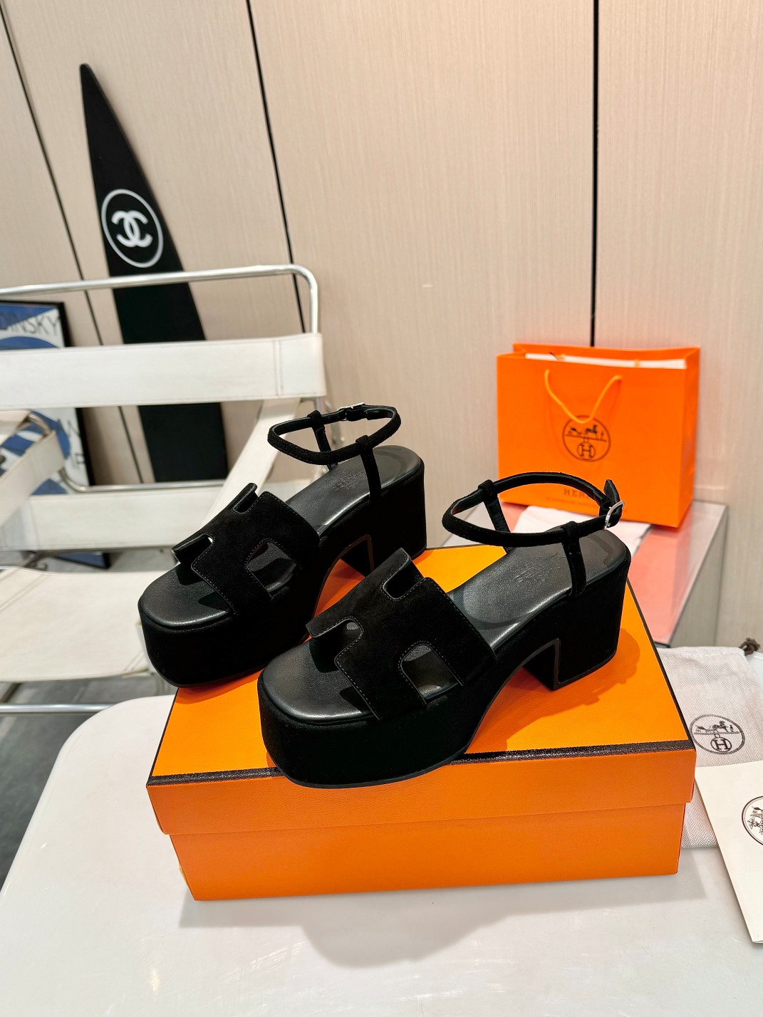 NO:173803,Hermes | This pair of wedge sandals is so beautiful. As the ceiling of the fashion industry, Hermes has always been known for its exquisite craftsmanship, high-end quality and unique design. It is a symbol of luxury and elegance in the hearts of countless people. Today, we must recommend this pair of wedge sandals to our sisters! The classic H-shaped upper surface is simple and elegant, and it easily shows the brand style. The rear belt adjustable foot cover design is thoughtful and convenient, suitable for different foot types. The 5cm water table is matched with an 8.5cm heel, which cleverly lengthens the leg lines, visually high and slim, and it is comfortable to wear, so you won’t be tired after walking all day. The upper is made of sheep’s slim fabric, which is soft and delicate, and has an excellent touch. The inner and foot pads are both sheepskin, skin-friendly and breathable, giving the most gentle care for both feet. The rubber sole is non-slip and wear-resistant, and it is stable and safe when walking on the road. These shoes can be easily held in the whole audience, allowing you to show your elegant temperament in every move. Hermes girls, just do it!  Size 35-41 (41 custom made), sandals, hermes, sandals, skirts, jeans, sheepskin, sheep19860909爱马仕 | 这双坡跟凉鞋美哭了  爱马仕作为时尚界的天花板,一直以精湛工艺、高端品质和独特设计著称,是无数人心中奢华与优雅的象征.  今天必须给姐妹们安利它家这双坡跟凉鞋！经典的 H 型帮面,简约大气,轻松彰显品牌格调.后带可调节套脚设计,贴心又方便,适配不同脚型.5cm 水台搭配 8.5cm 后跟,巧妙拉长腿部线条,视觉上显高显瘦,而且上脚舒适度满分,走一整天都不累.  鞋面采用羊猄面料,柔软细腻,触感绝佳.内里和垫脚均为羊皮,亲肤透气,给双脚最温柔的呵护.橡胶鞋底防滑耐磨,走在路上稳稳当当,安全感十足.  这双鞋无论是搭配优雅的连衣裙,还是休闲的牛仔裤,都能轻松 hold 住全场,让你在举手投足间尽显优雅气质.爱马仕女孩们,冲就完事儿！  码数35－41(41定做),凉鞋,hermes,sandals,skirts,jeans,sheepskin,sheep,Women's Shoes