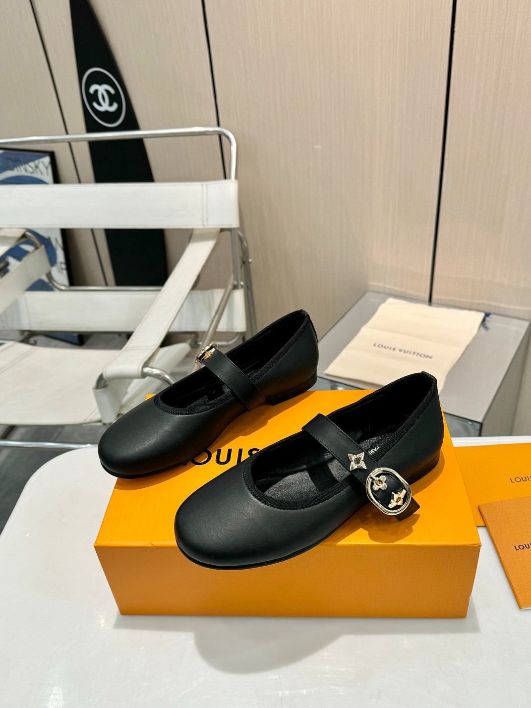 NO:236546,LV Louis Vuitton Spring Shoes | Luxury classic, elegant and new LV, always standing at the peak of fashion, leading the trend, is a symbol of exquisiteness and quality. This spring, this pair of LV genuine leather spring shoes have made a brilliant debut. High-quality cowhide fabrics are selected, with delicate textures that show extraordinary taste. The buckle strap and four-leaf clover hardware buckle are cleverly integrated, and the agility and shine are all elegant. Sheepskin inside is soft and skin-friendly, and every step is gentle. Italian genuine leather soles are solid and wear-resistant, and they are confident and the attitude of quality life. On the toe, LV spring shoes are like spring elfs, accompanying you to walk through the bustling city and embark on a new journey of exquisite luxury. Size 35-41 (41 customized), single shoes, louis vuitton, louis vuitton, cowhide, sheepskin19860909LV 路易威登春鞋 | 奢华经典,优雅启新 LV,始终站在时尚巅峰,引领潮流,是精致与品质的象征.  今春,这双LV真皮底春鞋璀璨登场.精选优质牛皮面料,细腻质感彰显非凡品味.套脚扣带与四叶草五金饰扣巧妙融合,灵动闪耀间尽是优雅风情.羊皮内里,柔软亲肤,每一步都被温柔以待.意大利真皮鞋底,坚实耐磨,踏出的是自信,更是品质生活的态度.  着于足尖,LV 春鞋宛如春日精灵,陪你漫步繁华都市,开启精致奢尚新旅程. 码数35－41(41定做),单鞋,louis vuitton,louis vuitton,cowhide,sheepskin,Women's Shoes