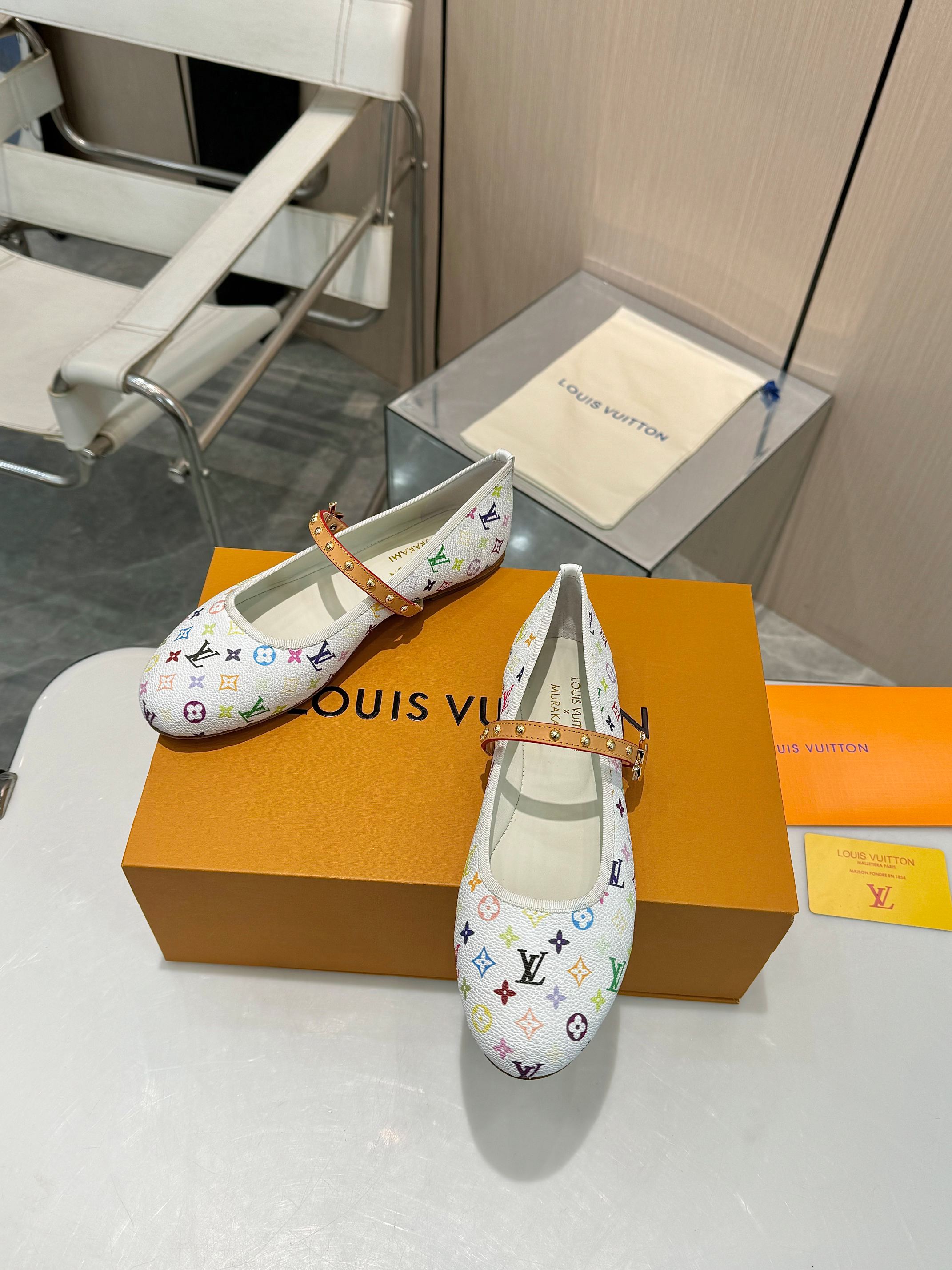 NO:173804,Top version of fashion essential LV Louis Vuitton single shoes, a luxurious new experience. Today I recommend a beautiful Louis Vuitton single shoes!  It uses a high-end genuine leather bottom, which makes the feet feel comfortable, and every step seems to be walking in the clouds. The high-end lasting technology makes the feet feel comfortable and invincible!  The perfect combination of brand printed leather and brand hardware buckles creates a unique fashion spark, highlighting nobility and luxury!  Classic design, exquisite craftsmanship, and details show quality. Whether it is the casual style of jeans or the elegant style of skirts, it can be easily controlled. Wearing these pairs of Louis Vuitton shoes will become the focus of fashion on the street and show your elegant taste!  Fabric brand printed fabric, breathable sheepskin inner sole, Italian genuine leather sole, size 35-42 (34/40/41/42 customized), single shoes, louis vuitton, louis vuitton, skirts, jeans, sheepskin19860909顶级版本时尚必备 LV路易威登单鞋,奢华新体验 今天给大家推荐一款路易威登的绝美单鞋！ 它采用高档真皮底,脚感舒适,每一步都仿佛走在云端. 高端的套楦工艺,脚感舒适无敌！ 品牌印花皮与品牌五金饰扣的完美结合,碰撞出独特的时尚火花,衬托出高贵与奢华！ 经典的设计,精湛的工艺,细节之处尽显品质. 无论是搭配牛仔裤的休闲风,还是裙装的优雅范,它都能轻松驾驭. 穿上这双路易威登单鞋,成为街头的时尚焦点,彰显您的高雅品味！ 面料品牌印花面料 内里透气羊皮 鞋底意大利真皮底 码数35－42(34/40/41/42定做),单鞋,louis vuitton,louis vuitton,skirts,jeans,sheepskin,Women's Shoes