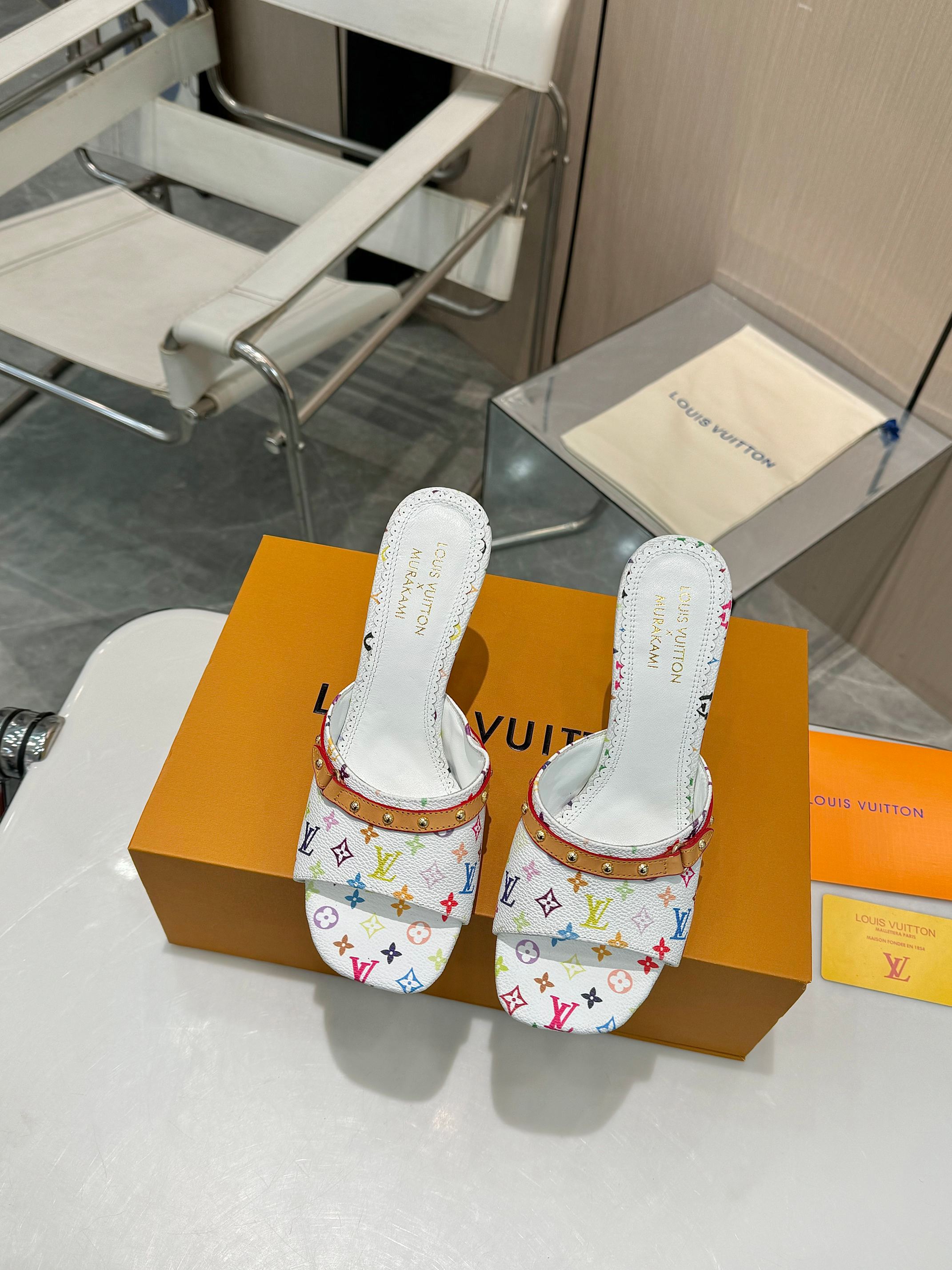 NO:173809,Heel height 5.5cm, top version of fashion essential LV Louis Vuitton high heel slippers, a luxurious new experience. Today I recommend a beautiful Louis Vuitton slippers. It uses a high-end genuine leather sole, and the feet feel comfortable, and every step seems to be walking in the clouds. The high-end last adjustment process makes the feet feel comfortable and invincible!  The perfect combination of brand printed leather and brand hardware buckles creates a unique fashion spark, highlighting nobility and luxury!  Classic design, exquisite craftsmanship, and details show quality. Whether it is the casual style of jeans or the elegant style of skirts, it can be easily controlled. Wearing these pairs of shoes will become the focus of fashion on the street and highlight your elegant taste!  Fabric brand printed fabric, breathable sheepskin inner sole, Italian leather sole, size 35-42 (customized by 34/40/41/42), slippers, louis vuitton, louis vuitton, slippers, skirts, jeans, sheepskin19860909跟高5.5cm 顶级版本时尚必备 LV路易威登高跟拖鞋,奢华新体验 今天给大家推荐一款路易威登的绝美拖鞋 它采用高档真皮底,脚感舒适,每一步都仿佛走在云端. 高端的调楦工艺,脚感舒适无敌！ 品牌印花皮与品牌五金饰扣的完美结合,碰撞出独特的时尚火花,衬托出高贵与奢华！ 经典的设计,精湛的工艺,细节之处尽显品质. 无论是搭配牛仔裤的休闲风,还是裙装的优雅范,它都能轻松驾驭. 穿上这双鞋,成为街头的时尚焦点,彰显您的高雅品味！ 面料品牌印花面料 内里透气羊皮 鞋底意大利真皮底 码数35－42(34/40/41/42定做),拖鞋,louis vuitton,louis vuitton,slippers,skirts,jeans,sheepskin,Women's Shoes