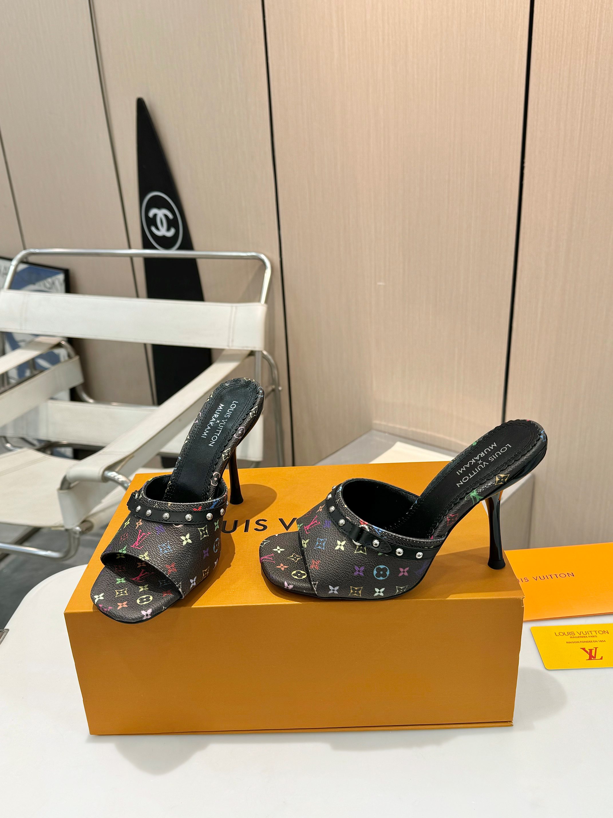 NO:173806,Heel height 10cm, top version of fashion essential LV Louis Vuitton high heel slippers, a luxurious new experience. Today I recommend a beautiful Louis Vuitton slippers. It uses a high-end genuine leather sole, and the feet feel comfortable, and every step seems to be walking in the clouds. The high-end last adjustment process makes the feet feel comfortable and invincible!  The perfect combination of brand printed leather and brand hardware buckles creates a unique fashion spark, highlighting nobility and luxury!  Classic design, exquisite craftsmanship, and details show quality. Whether it is the casual style of jeans or the elegant style of skirts, it can be easily controlled. Wearing these pairs of shoes will become the focus of fashion on the street and highlight your elegant taste!  Fabric brand printed fabric, breathable sheepskin inner sole, Italian leather sole, size 35-42 (customized by 34/40/41/42), slippers, louis vuitton, louis vuitton, slippers, skirts, jeans, sheepskin19860909跟高10cm 顶级版本时尚必备 LV路易威登高跟拖鞋,奢华新体验 今天给大家推荐一款路易威登的绝美拖鞋 它采用高档真皮底,脚感舒适,每一步都仿佛走在云端. 高端的调楦工艺,脚感舒适无敌！ 品牌印花皮与品牌五金饰扣的完美结合,碰撞出独特的时尚火花,衬托出高贵与奢华！ 经典的设计,精湛的工艺,细节之处尽显品质. 无论是搭配牛仔裤的休闲风,还是裙装的优雅范,它都能轻松驾驭. 穿上这双鞋,成为街头的时尚焦点,彰显您的高雅品味！ 面料品牌印花面料 内里透气羊皮 鞋底意大利真皮底 码数35－42(34/40/41/42定做),拖鞋,louis vuitton,louis vuitton,slippers,skirts,jeans,sheepskin,Women's Shoes