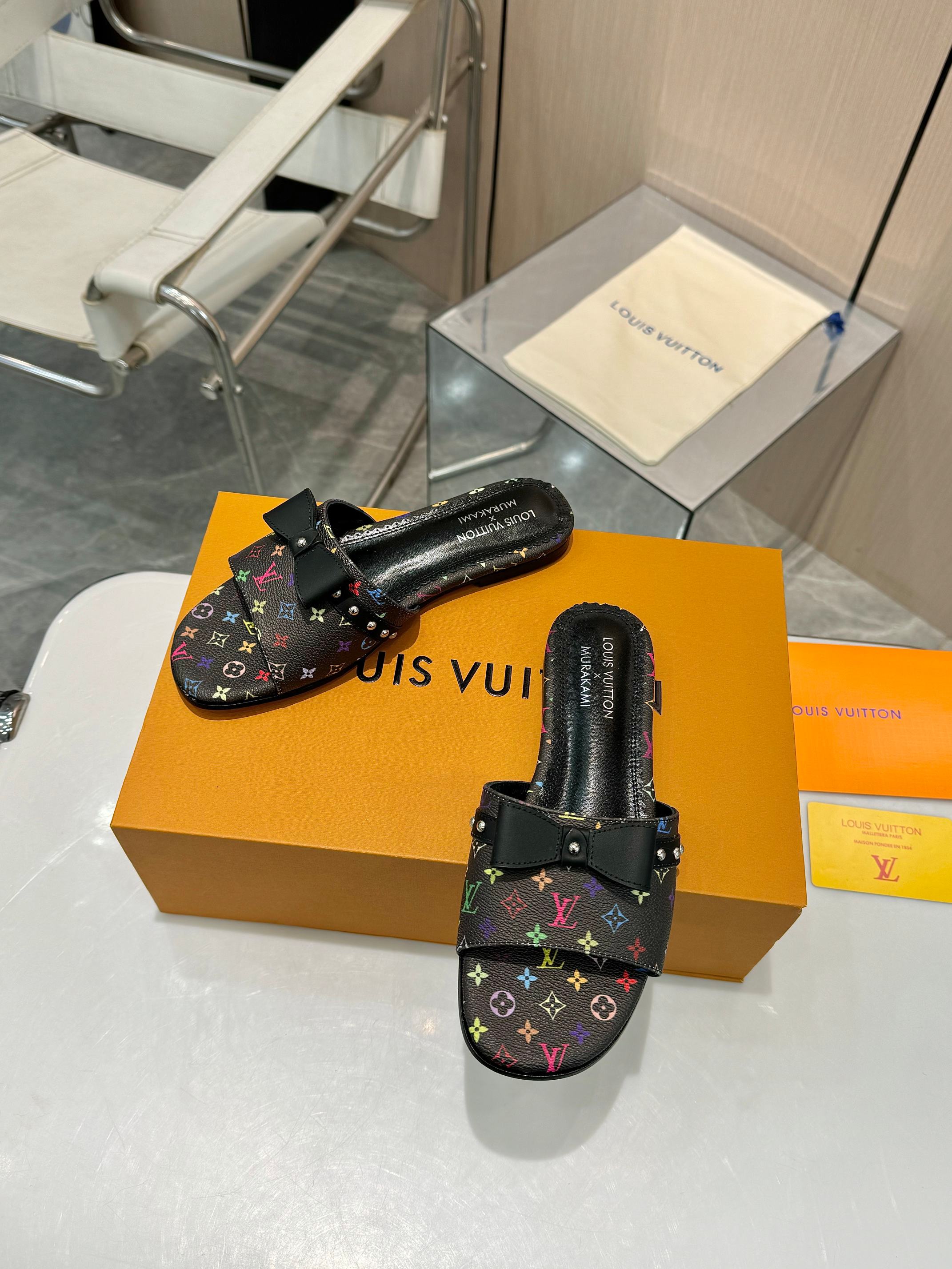NO:173815,Heel height 5.5cm, top version of fashion essential LV Louis Vuitton high heel slippers, a luxurious new experience. Today I recommend a beautiful Louis Vuitton slippers. It uses a high-end genuine leather sole, and the feet feel comfortable, and every step seems to be walking in the clouds. The high-end last adjustment process makes the feet feel comfortable and invincible!  The perfect combination of brand printed leather and brand hardware buckles creates a unique fashion spark, highlighting nobility and luxury!  Classic design, exquisite craftsmanship, and details show quality. Whether it is the casual style of jeans or the elegant style of skirts, it can be easily controlled. Wearing these pairs of shoes will become the focus of fashion on the street and highlight your elegant taste!  Fabric brand printed fabric, breathable sheepskin inner sole, Italian leather sole, size 35-42 (customized by 34/40/41/42), slippers, louis vuitton, louis vuitton, slippers, skirts, jeans, sheepskin19860909跟高5.5cm 顶级版本时尚必备 LV路易威登高跟拖鞋,奢华新体验 今天给大家推荐一款路易威登的绝美拖鞋 它采用高档真皮底,脚感舒适,每一步都仿佛走在云端. 高端的调楦工艺,脚感舒适无敌！ 品牌印花皮与品牌五金饰扣的完美结合,碰撞出独特的时尚火花,衬托出高贵与奢华！ 经典的设计,精湛的工艺,细节之处尽显品质. 无论是搭配牛仔裤的休闲风,还是裙装的优雅范,它都能轻松驾驭. 穿上这双鞋,成为街头的时尚焦点,彰显您的高雅品味！ 面料品牌印花面料 内里透气羊皮 鞋底意大利真皮底 码数35－42(34/40/41/42定做),拖鞋,louis vuitton,louis vuitton,slippers,skirts,jeans,sheepskin,Women's Shoes