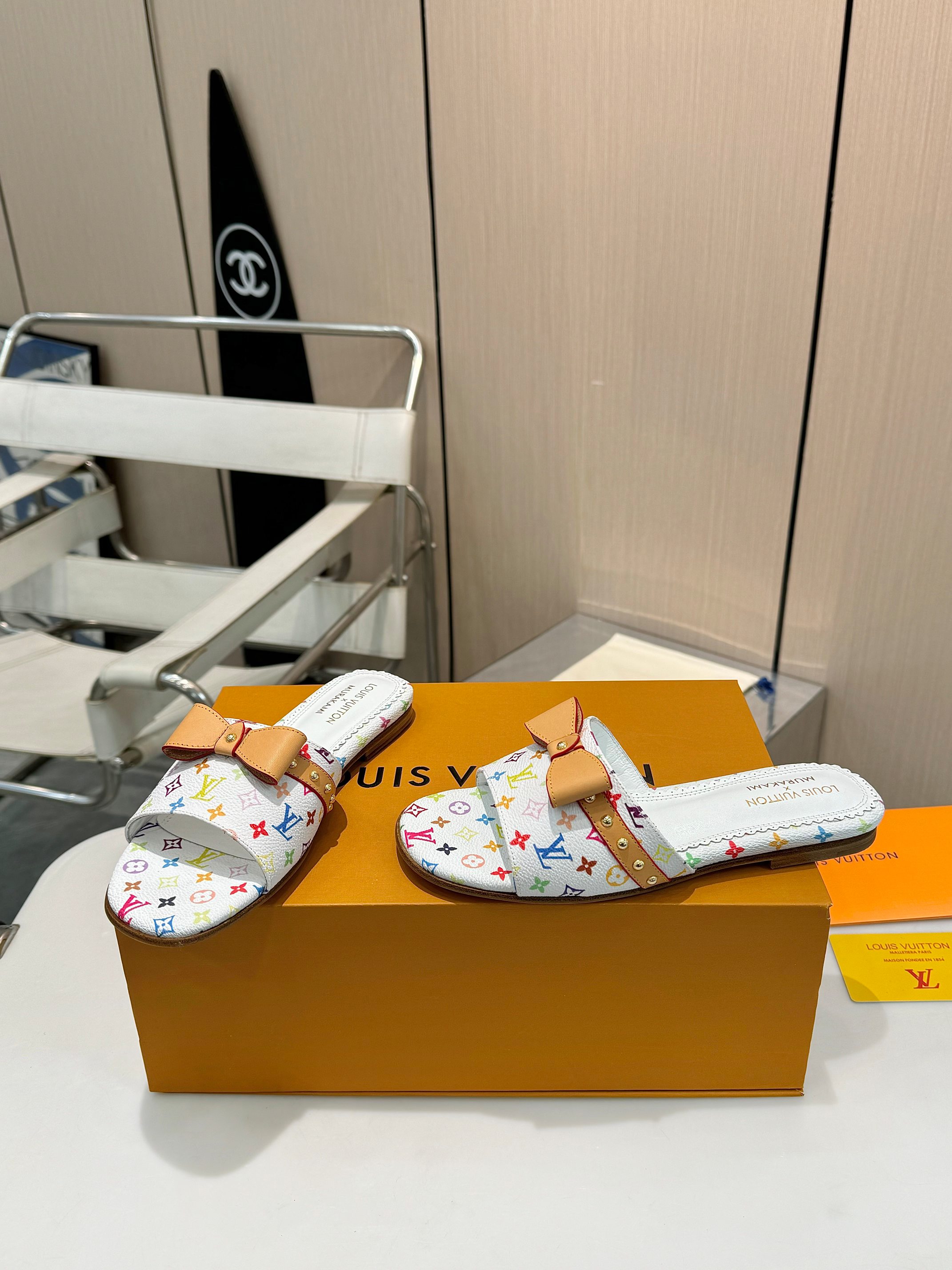 NO:173812,Flat heel slippers Top version of fashion essential LV Louis Vuitton high heel slippers, a luxurious new experience. Today I recommend a beautiful Louis Vuitton slippers. It uses a high-end genuine leather sole, and the feet feel comfortable, and every step seems to be walking in the clouds. The high-end last adjustment process makes the feet feel comfortable and invincible!  The perfect combination of brand printed leather and brand hardware buckles creates a unique fashion spark, highlighting nobility and luxury!  Classic design, exquisite craftsmanship, and details show quality. Whether it is the casual style of jeans or the elegant style of skirts, it can be easily controlled. Wearing these pairs of shoes will become the focus of fashion on the street and highlight your elegant taste!  Fabric brand printed fabric, breathable sheepskin inner sole, Italian leather sole, size 35-42 (customized by 34/40/41/42), slippers, louis vuitton, louis vuitton, slippers, skirts, jeans, sheepskin19860909平跟拖鞋 顶级版本时尚必备 LV路易威登高跟拖鞋,奢华新体验 今天给大家推荐一款路易威登的绝美拖鞋 它采用高档真皮底,脚感舒适,每一步都仿佛走在云端. 高端的调楦工艺,脚感舒适无敌！ 品牌印花皮与品牌五金饰扣的完美结合,碰撞出独特的时尚火花,衬托出高贵与奢华！ 经典的设计,精湛的工艺,细节之处尽显品质. 无论是搭配牛仔裤的休闲风,还是裙装的优雅范,它都能轻松驾驭. 穿上这双鞋,成为街头的时尚焦点,彰显您的高雅品味！ 面料品牌印花面料 内里透气羊皮 鞋底意大利真皮底 码数35－42(34/40/41/42定做),拖鞋,louis vuitton,louis vuitton,slippers,skirts,jeans,sheepskin,Women's Shoes