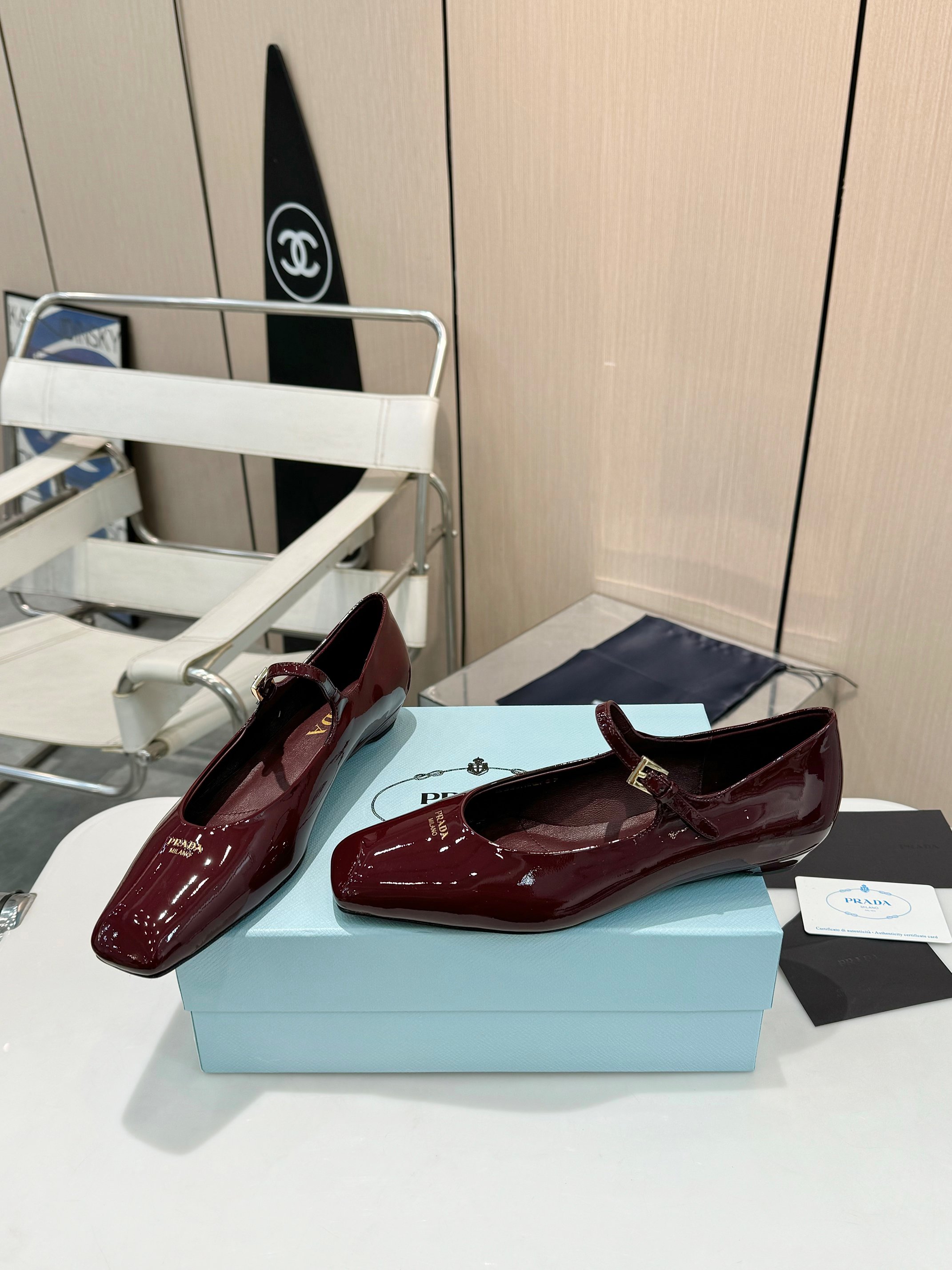 NO:164270,Prada's top version of Prada is launched in 2025. ——————— PRADA's early spring catwalk show is the same 