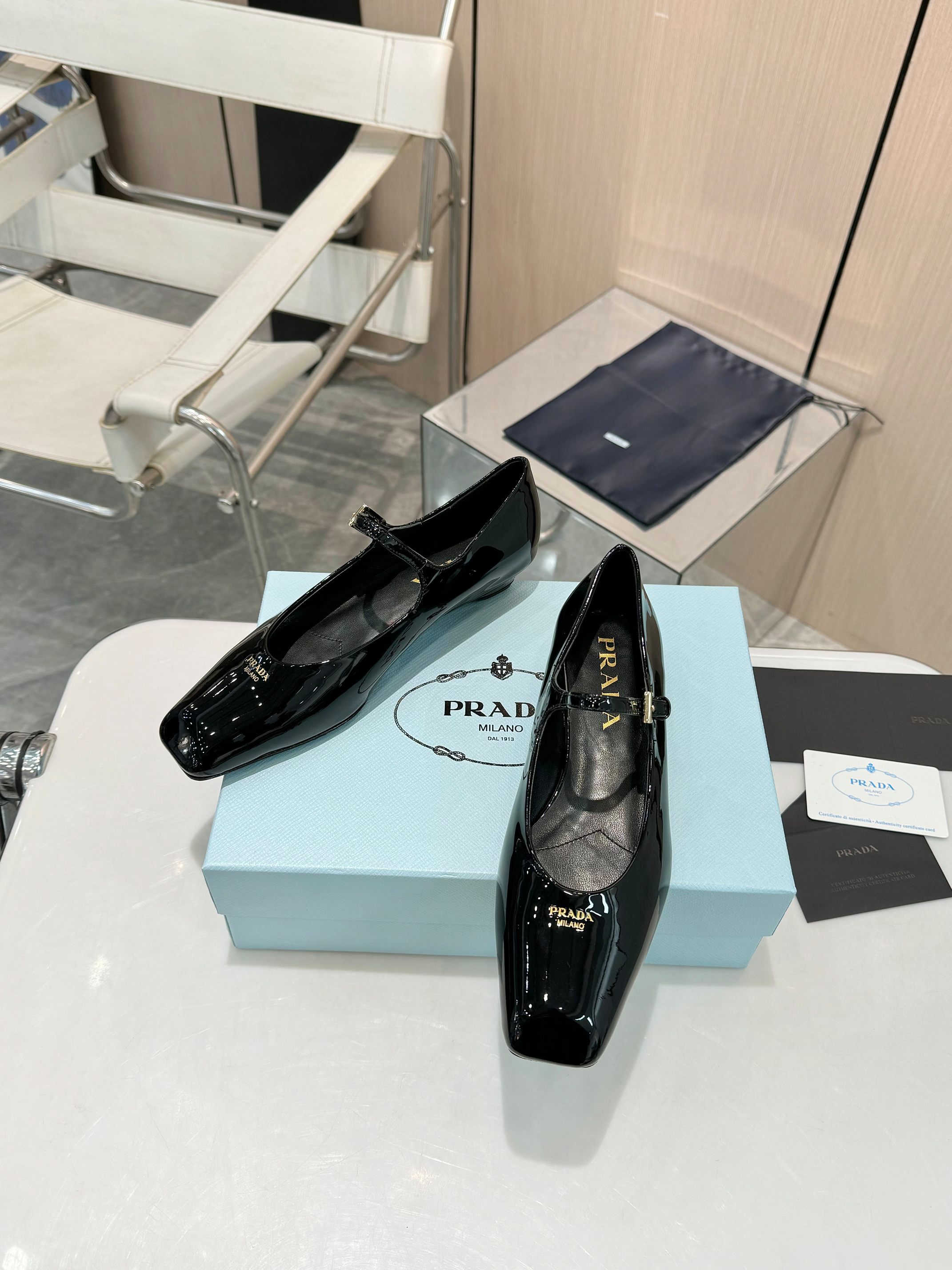 NO:470242,Prada's top version launches Prada small single shoes, ———————— PRADA early spring catwalks with the same 'Dream-making City' as the internet celebrity, Prada can be used on important occasions, with a fresh and luxurious feel, and the foot is perfectly worn with this shoe, elegant and generous, crystal clear, no matter the material of various accessories, it is exclusive and customized, and must be done at zero distance. The entire series is full of exciting and unexpected elements combinations, and the expression of different materials and texture fabrics has a strong artistic atmosphere, allowing you to appreciate the ever-changing style of Prada girls. Buling Buling's classic + candy color matching creative letter logo!  A dazzling design!  Full of femininity!  Put it on, you are the most beautiful girl in this gai!  1 imported patent leather cowhide 2 imported inner mixed-bred sheepskin 3 outsole Italian leather outsole 4 sizes 35-40 (41 can be customized), single shoes, prada, prada, cowhide, sheepskin, Leather soles19860909Prada普拉达顶级版本 重磅推出普拉达小单鞋,  —————— PRADA早春T台走秀网红同款＂造梦不夜城＂,Prada能在重要场合上用得上了,小清新风带点贵气的感觉,上脚非常完美穿搭配上此鞋,优雅大方,晶莹剔透,无论各种配件材质,都是独家一比一定制,必做到原版零距离,整个系列都充满了令人兴奋和意外的元素结合,不同的材质,肌理的面料的表现,具有极浓的艺术气息,让你领略Prada女孩的百变风格. 布灵布灵的经典+糖果色搭配创意字母logo标！让人眼前一亮的设计！女人味十足！穿上它,你就是这条gai最靓的妞儿！ 1鞋面进口漆皮牛皮 2内里进口混种羊皮 3大底意大利真皮大底 4码数35-40（41 可订做),单鞋,prada,prada,cowhide,sheepskin,Leather soles,Women's Shoes