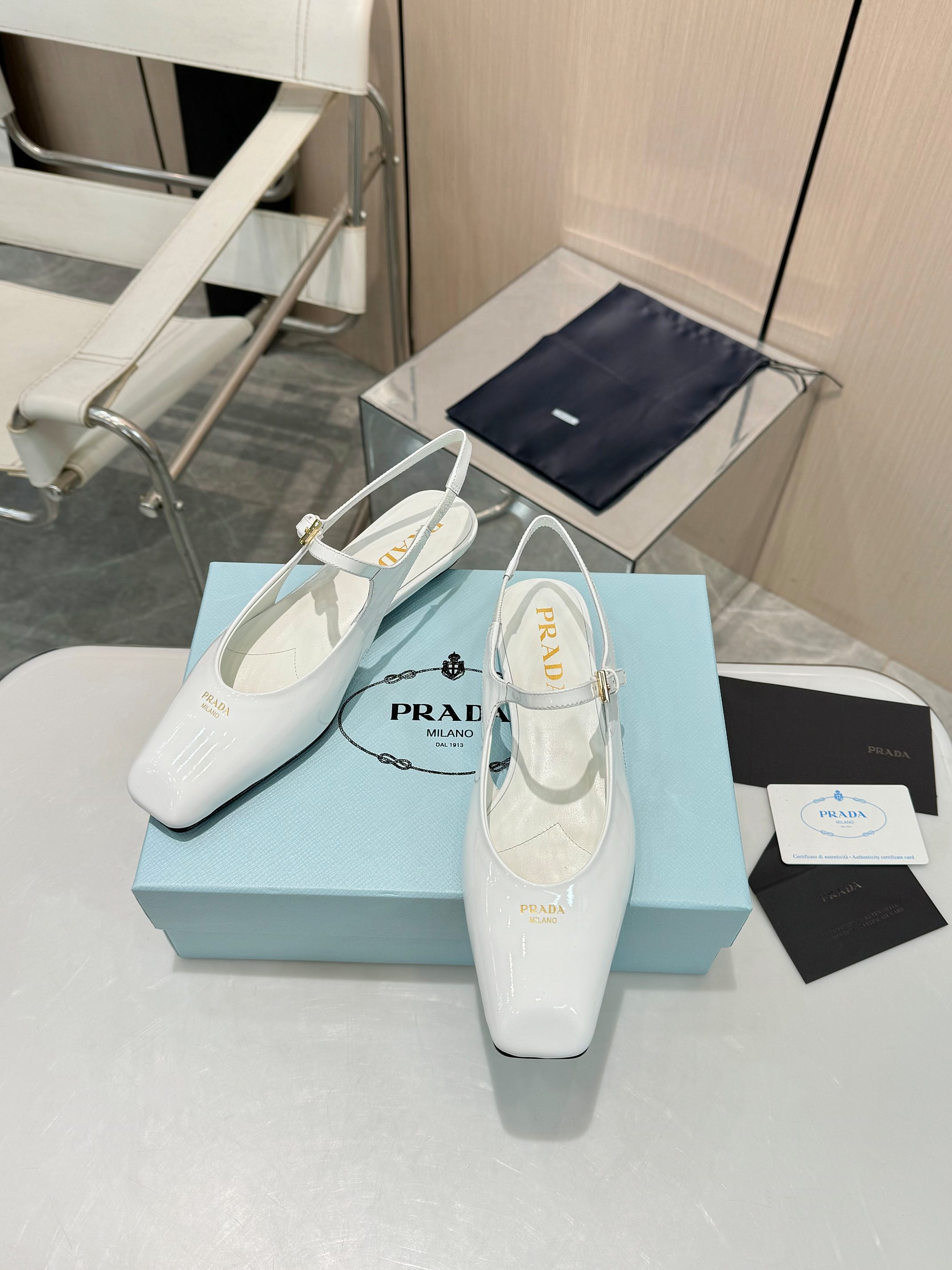 NO:470248,Prada's top version is launched with Prada's back empty shoes, a must-have item with a feminine feminine look. ————— PRADA's early spring catwalk show 'Dream-making City' is the same 'Dream-making City' that is popular on important occasions. It is a fresh and luxurious feel. It is perfectly worn with this shoe. It is elegant and generous, crystal clear. No matter the material of various accessories, it is exclusive and customized. It must be done at zero distance. The entire series is full of exciting and unexpected elements combinations. Different materials and texture fabrics have a strong artistic atmosphere, allowing you to appreciate the ever-changing style of Prada girls. Buling's classic + candy color matching with creative letter logo!  A dazzling design!  Full of femininity!  Put it on, you are the most beautiful girl in this gai!  1 imported patent leather cowhide 2 imported inner mixed-bred sheepskin 3 outsole Italian leather outsole 4 sizes 35-40 (41 can be customized), sandals, prada, prada, sandals, cowhide, sheepskin, Leather soles19860909Prada普拉达顶级版本 重磅推出普拉达后空鞋,女人味十足的必入单品  —————— PRADA早春T台走秀网红同款＂造梦不夜城＂,Prada能在重要场合上用得上了,小清新风带点贵气的感觉,上脚非常完美穿搭配上此鞋,优雅大方,晶莹剔透,无论各种配件材质,都是独家一比一定制,必做到原版零距离,整个系列都充满了令人兴奋和意外的元素结合,不同的材质,肌理的面料的表现,具有极浓的艺术气息,让你领略Prada女孩的百变风格. 布灵布灵的经典+糖果色搭配创意字母logo标！让人眼前一亮的设计！女人味十足！穿上它,你就是这条gai最靓的妞儿！ 1鞋面进口漆皮牛皮 2内里进口混种羊皮 3大底意大利真皮大底 4码数35-40（41 可订做),凉鞋,prada,prada,sandals,cowhide,sheepskin,Leather soles,Women's Shoes