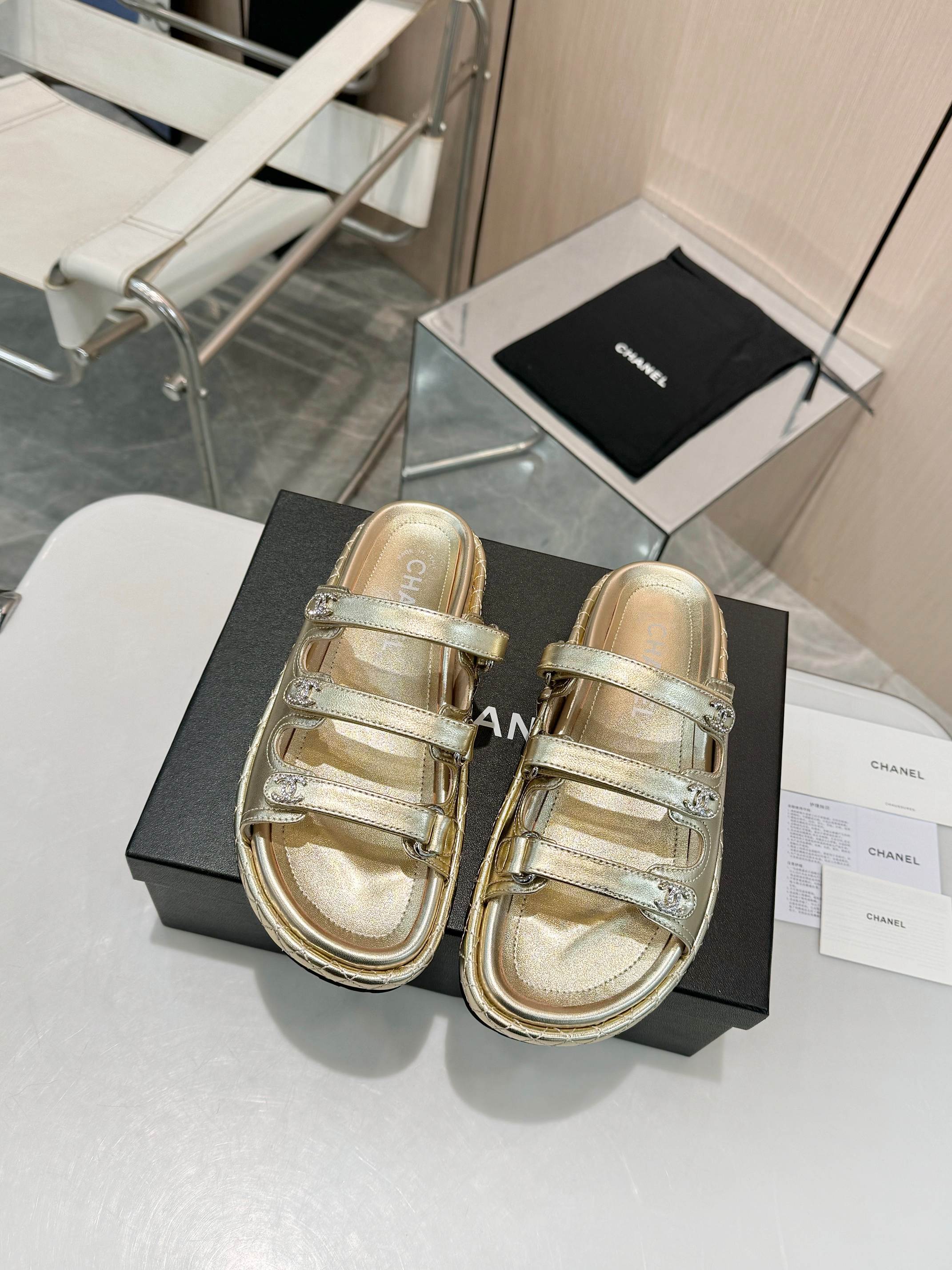 NO:236070,Dig up the treasure!  Chanel Chanel 25/A Velcro Sandals Family, don’t need to find a purchasing agent, now you can easily get this pair of Chanel 25/A Spring and Summer Velcro Sandals!  The quality of the counter is a classic model that must be bought every year. If you miss it, you will really cry. This year's new metal leather design has a full texture. You will be a noble lady when you wear it. Taste this part and keep it firmly!   In order to be exactly the same as the genuine product, we purchased the genuine product and developed it. All materials are customized according to the original version, which is really sincere. Imported cowhide with sheep gluten fabric is soft and delicate. The inside is imported sheep skin, which makes the feet feel super comfortable~ Italian thick leather bottom is not only durable, but also has a super atmosphere when walking on the beach. Whether it is paired with a small skirt or jeans, it can be easily grasped. It is a perfect summer versatile artifact!  Number of codes 35 - 40, please feel free to rush!   #Chanel Sandals #Spring and Summer Wear #Fashion Products #Affordable Goods, Slippers, Chanel, Chanel, Sandals, Slippers, Skirts, Jeans, Cowhide, Sheepskin, Leather Soles19860909挖到宝！chanel 香奈儿25/A魔术贴凉鞋  家人们,不用找代购,现在你就能轻松拿下这双香奈儿25/A春夏魔术贴凉鞋！专柜品质,每年必入的经典款,错过真的会哭  今年新出的金属皮设计,质感直接拉满,穿上就是贵气大小姐,品味这块稳稳拿捏！  为了做到和正品一模一样,我们购入了正品开发,所有材质都是按照原版定制,真的诚意满满.进口牛皮搭配羊筋面料,柔软又细腻,内里用的是进口羊皮,脚感超舒适~意大利加厚真皮大底,不仅耐穿,走在沙滩上也超有氛围感  不管是搭配小裙子还是牛仔裤,都能轻松拿捏,妥妥的夏日万能百搭神器！码数35 - 40,宝子们放心冲！  #香奈儿凉鞋 #春夏穿搭 #时尚单品 #平价好物,拖鞋,chanel,chanel,sandals,slippers,skirts,jeans,cowhide,sheepskin,Leather soles,Women's Shoes