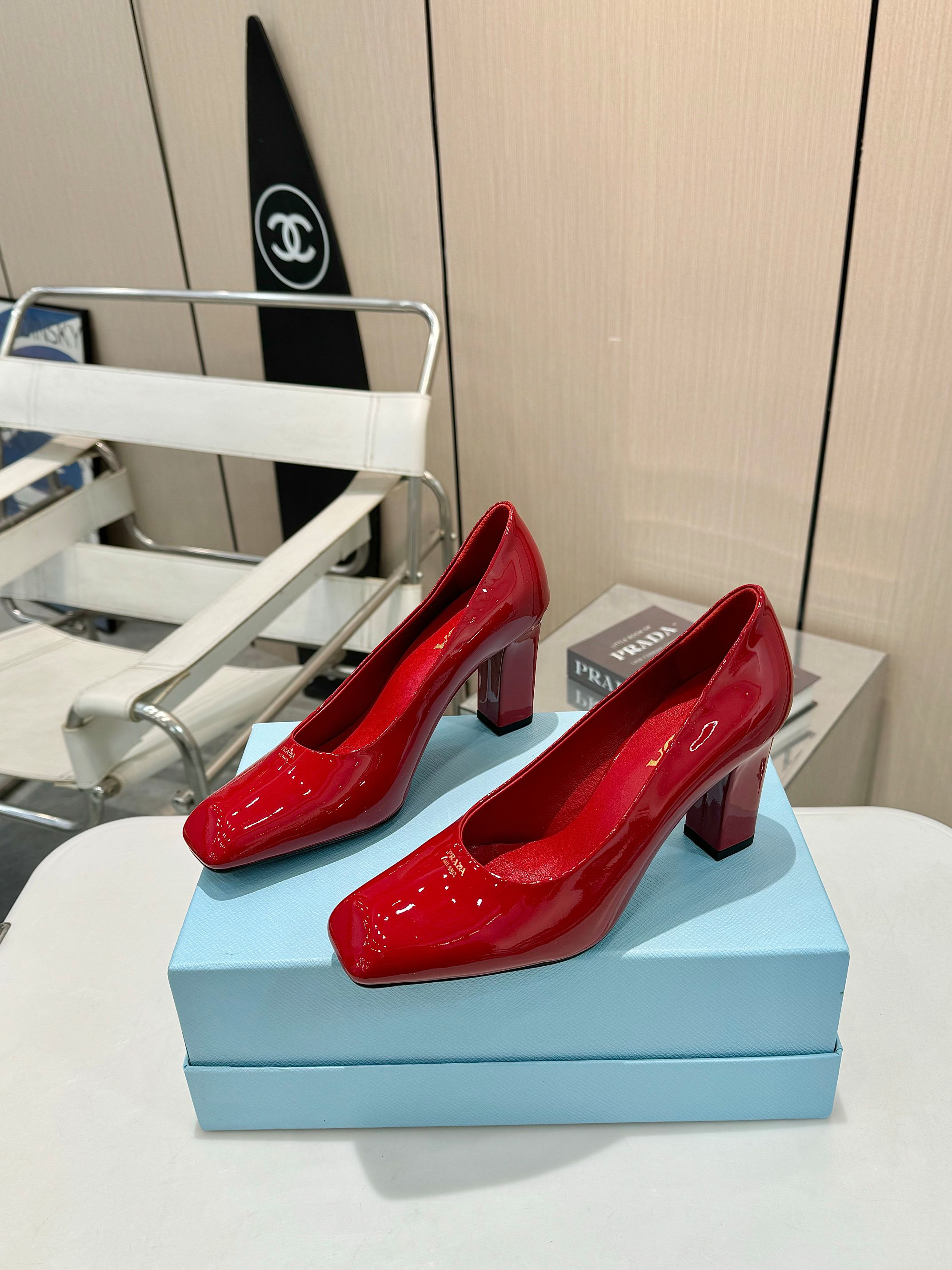 NO:236052,Prada's top version 2025 launches Prada high heels, 8.5cm high heels, a must-have item with a feminine feminine look. ————— PRADA's early spring catwalk online celebrity style 