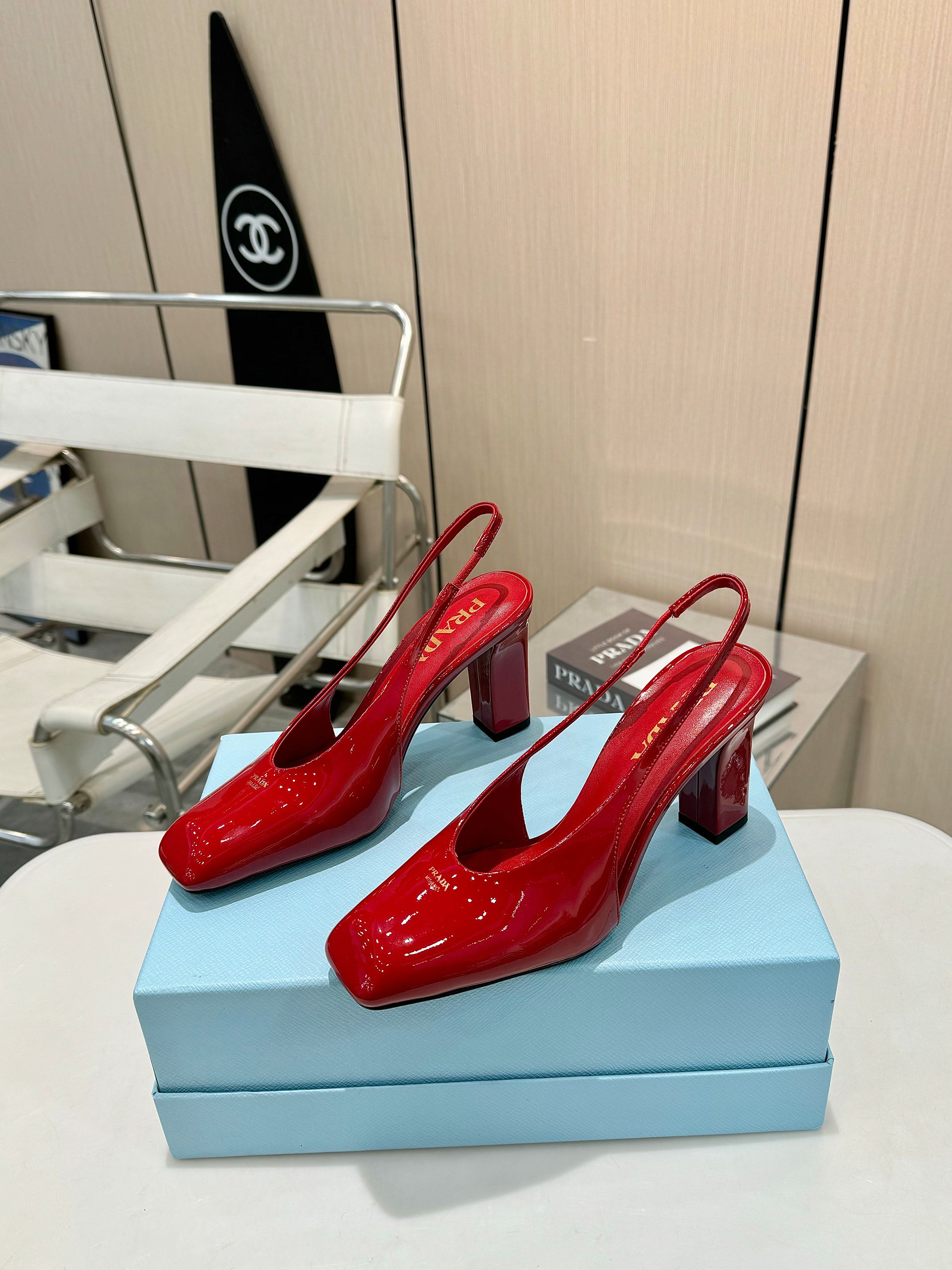 NO:236054,Prada's top version 2025 launches Prada's back empty shoes, 8.5cm high heel, full of feminine must-have items —————— PRADA's early spring catwalk online celebrity style 