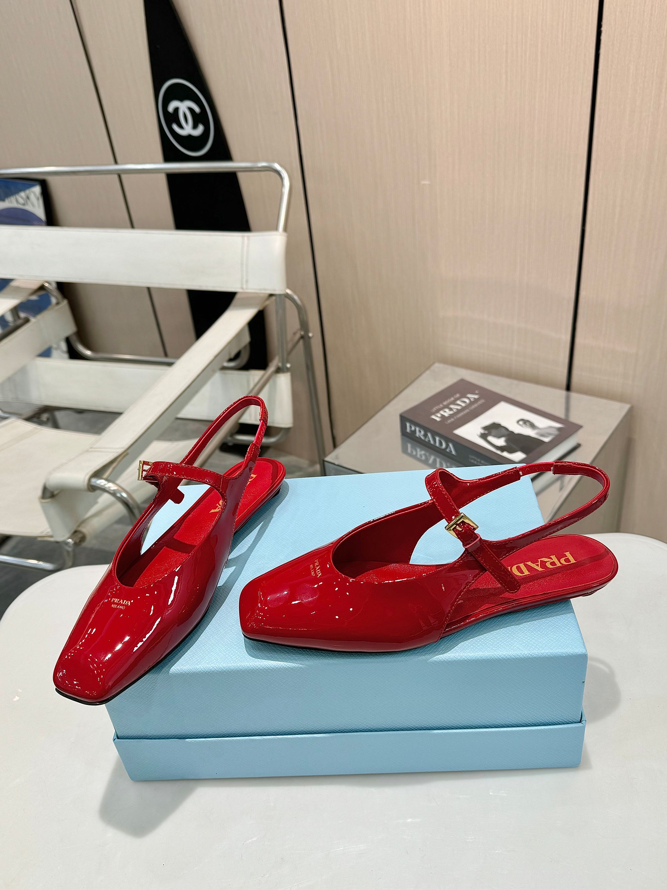 NO:470233,Prada's top version is launched with Prada's back empty shoes, a must-have item with a feminine feminine look. ————— PRADA's early spring catwalk show 'Dream-making City' is the same 'Dream-making City' that is popular on important occasions. It is a fresh and luxurious feel. It is perfectly worn with this shoe. It is elegant and generous, crystal clear. No matter the material of various accessories, it is exclusive and customized. It must be done at zero distance. The entire series is full of exciting and unexpected elements combinations. Different materials and texture fabrics have a strong artistic atmosphere, allowing you to appreciate the ever-changing style of Prada girls. Buling's classic + candy color matching with creative letter logo!  A dazzling design!  Full of femininity!  Put it on, you are the most beautiful girl in this gai!  1 imported patent leather cowhide/open-edge beads 2 imported mixed-bred sheepskin 3 outsole Italian leather outsole 4 sizes 35-40 (41 can be customized), sandals, prada, prada, sandals, cowhide, sheepskin, Leather soles19860909Prada普拉达顶级版本 重磅推出普拉达后空鞋,女人味十足的必入单品  —————— PRADA早春T台走秀网红同款＂造梦不夜城＂,Prada能在重要场合上用得上了,小清新风带点贵气的感觉,上脚非常完美穿搭配上此鞋,优雅大方,晶莹剔透,无论各种配件材质,都是独家一比一定制,必做到原版零距离,整个系列都充满了令人兴奋和意外的元素结合,不同的材质,肌理的面料的表现,具有极浓的艺术气息,让你领略Prada女孩的百变风格. 布灵布灵的经典+糖果色搭配创意字母logo标！让人眼前一亮的设计！女人味十足！穿上它,你就是这条gai最靓的妞儿！ 1鞋面进口漆皮牛皮/开边珠 2内里进口混种羊皮 3大底意大利真皮大底 4码数35-40（41 可订做),凉鞋,prada,prada,sandals,cowhide,sheepskin,Leather soles,Women's Shoes