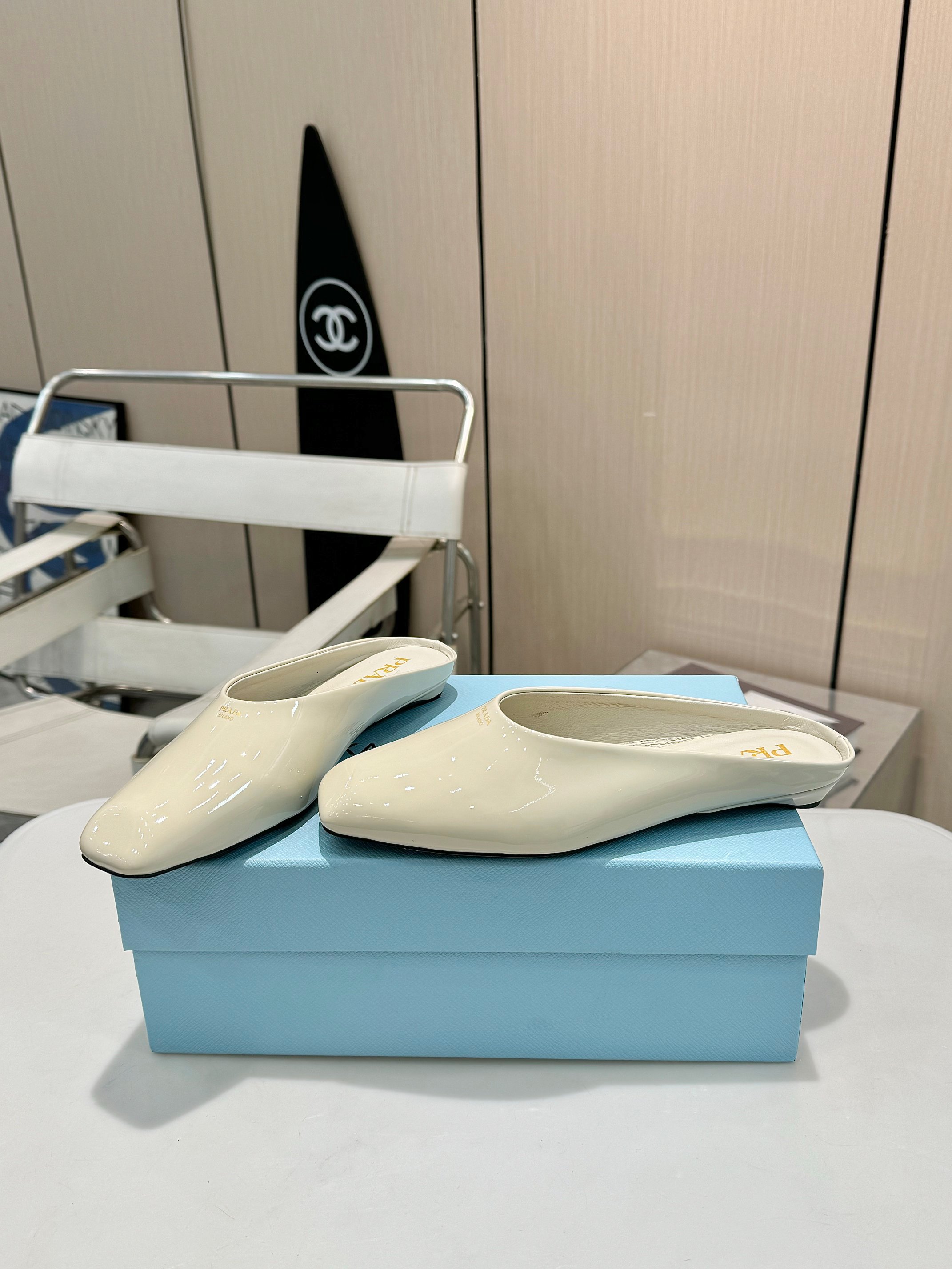 NO:236048,Prada's top version of Prada is launched in 2025. It is a must-have item with a feminine look. —————— PRADA's early spring catwalk show 