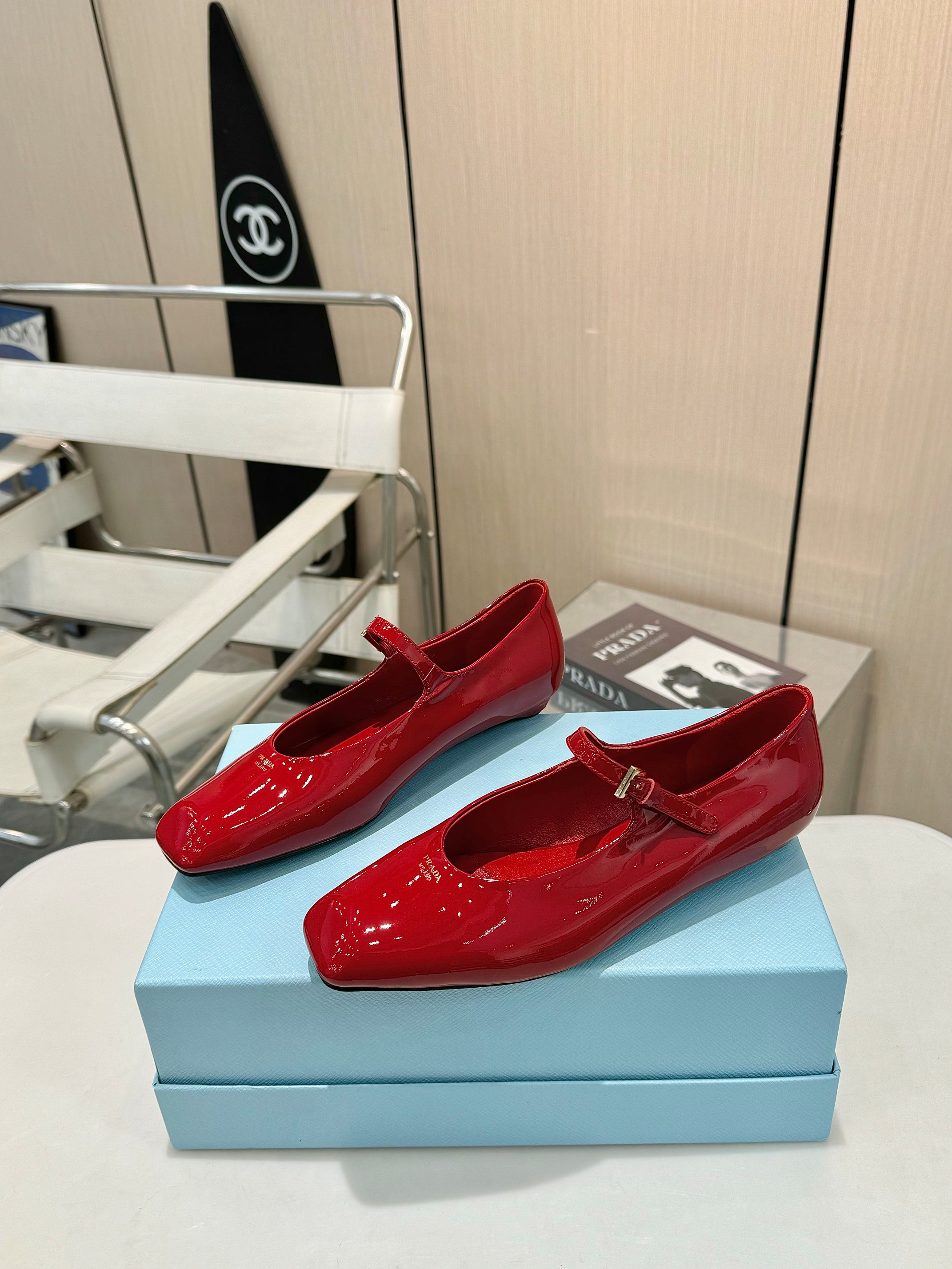 NO:236044,Prada's top version of Prada is launched in 2025. A must-have item with a feminine look. —————— PRADA's early spring catwalk online celebrity style 