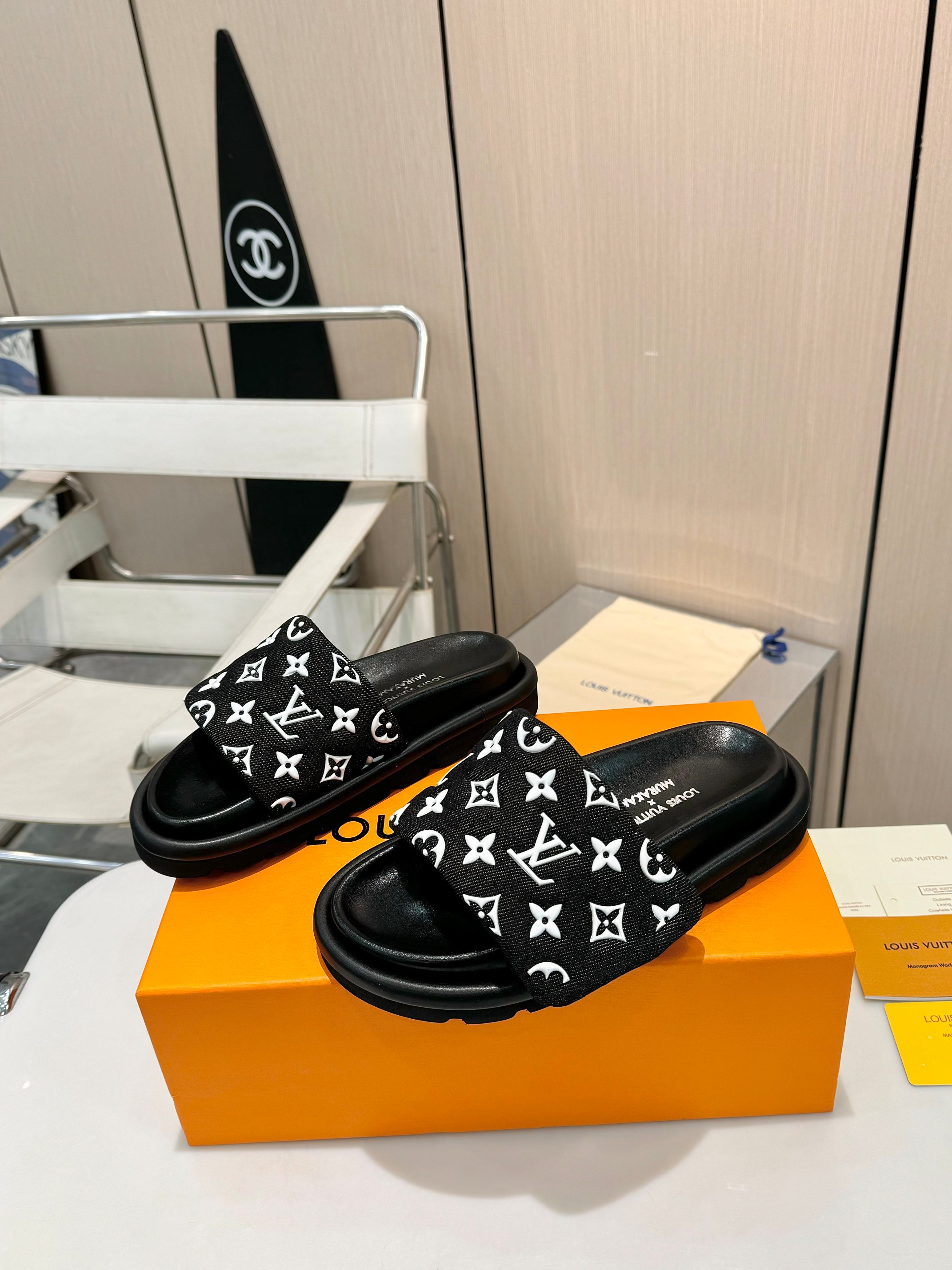 NO:236074,Higher version falls at a glance!  The new LV slippers are so beautiful that they are aphasic. Who knows it?  After buying this pair of LV Louis Vuitton slippers, they were instantly grasped by its design~ The original fabric has a super texture, and the printed pattern of the glue brand is exquisite and eye-catching. You can recognize this as a unique logo of LV. The inner inside of the sheepskin is soft like a cloud. Every step is wrapped gently and full of comfort. The original tpu sole is non-slip and wear-resistant, not only looks good but also very practical. Whether it is paired with casual jeans or elegant skirts, it can be easily controlled, with a sense of fashion and high-end feeling. This pair of slippers is really a perfect combination of fashion and comfort, I love #LV slippers #fashion items #full of high-end sense Size 35-42, slippers, louis vuitton, louis vuitton, slippers, skirts, jeans, sheepskin19860909高版本 一眼沦陷！LV新款拖鞋美到失语  家人们,谁懂啊！入手了这双LV路易威登拖鞋,瞬间被它的设计狠狠拿捏~  原版面料质感超绝,滴胶品牌印花图案精致又吸睛,一眼就认出这是LV的独特标识.羊皮内里,柔软得像云朵 每一步都被温柔包裹,舒适感拉满.原版tpu鞋底,防滑又耐磨,不仅好看还很实用.  无论是搭配休闲的牛仔裤,还是优雅的小裙子,它都能轻松驾驭,时尚感爆棚,高级感扑面而来.  这双拖鞋真的是时尚与舒适的完美结合,爱了爱了  #LV拖鞋 #时尚单品 #高级感十足 码数35－42,拖鞋,louis vuitton,louis vuitton,slippers,skirts,jeans,sheepskin,Women's Shoes