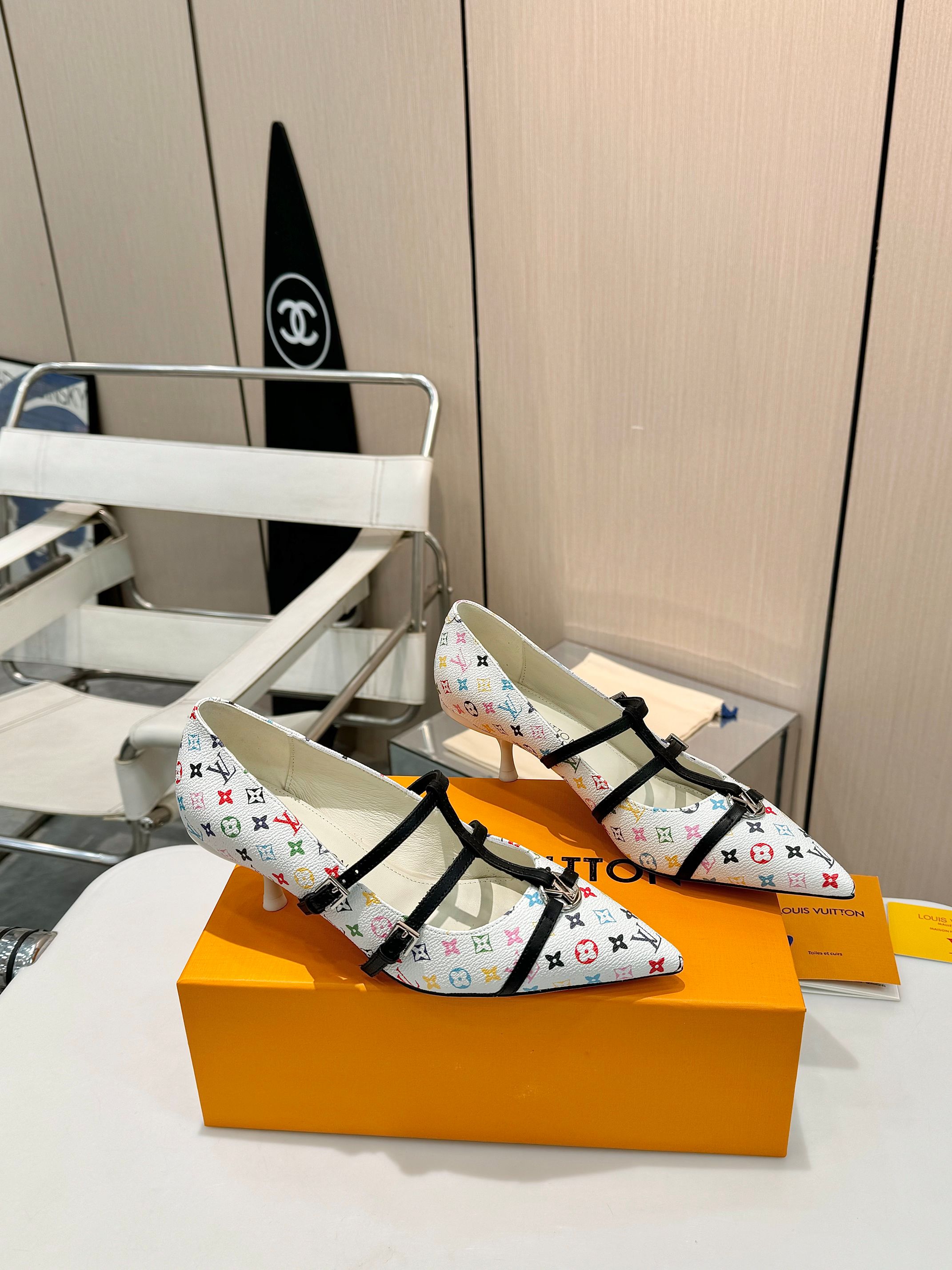 NO:236077,Fashion tips | LV Louis Vuitton's rear short shoes are coming. Louis Vuitton, a legendary luxury brand in the fashion industry, has been woven with excellent quality and innovative design, with excellent dreams of travel and elegance, inheriting a century of ingenuity and defining exquisite style. Let's take a look at this pair of treasured rear short shoes, exquisite small pointed toe, cleverly elongating the leg lines, showing the neatness and playfulness of women. The buckle and the iconic metal round buckle are a collision between classic and modern, instantly lit up the upper. The exquisite painted heel is engraved with brand letters, and the identity of luxury is low-key. Italian leather sole is soft and wear-resistant, and every step seems to be stepping on the clouds. The 5 cm heel is high, just right, taking into account comfort and style. The rear strap is adjustable and elastic, suitable for different ankles, and it is thoughtful. Wear it, whether you are strolling on the street or attending a feast, LV  The unique sense of high-end is like a shadow, and it easily becomes the focus of the whole audience. #LV #Fashion single product 1 imported cowhide 2 imported mixed-bred sheepskin 3 outsole Italian leather outsole 4 sizes 35-40, single shoes, louis vuitton, louis vuitton, cowhide, sheepskin, Leather soles19860909时尚尖货 | LV 路易威登后空单鞋来袭 路易威登,作为时尚界的传奇奢牌,自 1854 年创立,就以卓越品质与创新设计,编织着旅行与优雅共融的绮梦,传承百年匠心,定义精致格调. 来瞧瞧这双宝藏后空单鞋,精致小尖头,巧妙拉长腿部线条,尽显女性的利落与俏皮.扣带配上标志性金属圆扣,那是经典与摩登的碰撞,瞬间点亮鞋面.精致烤漆鞋跟,镌刻品牌字母,低调宣告奢华身份.意大利真皮底,柔软耐磨,每一步都似踩在云端.5 厘米跟高,恰到好处,兼顾舒适与风姿.后带可调节松紧,适配不同脚踝,贴心入微.穿上它,不管是漫步街头还是出席盛宴,LV 独有的高级感都如影随形,轻松成为全场焦点.  #LV #后空单鞋 #时尚单品 1鞋面进口牛皮 2内里进口混种羊皮 3大底意大利真皮大底 4码数35-40,单鞋,louis vuitton,louis vuitton,cowhide,sheepskin,Leather soles,Women's Shoes