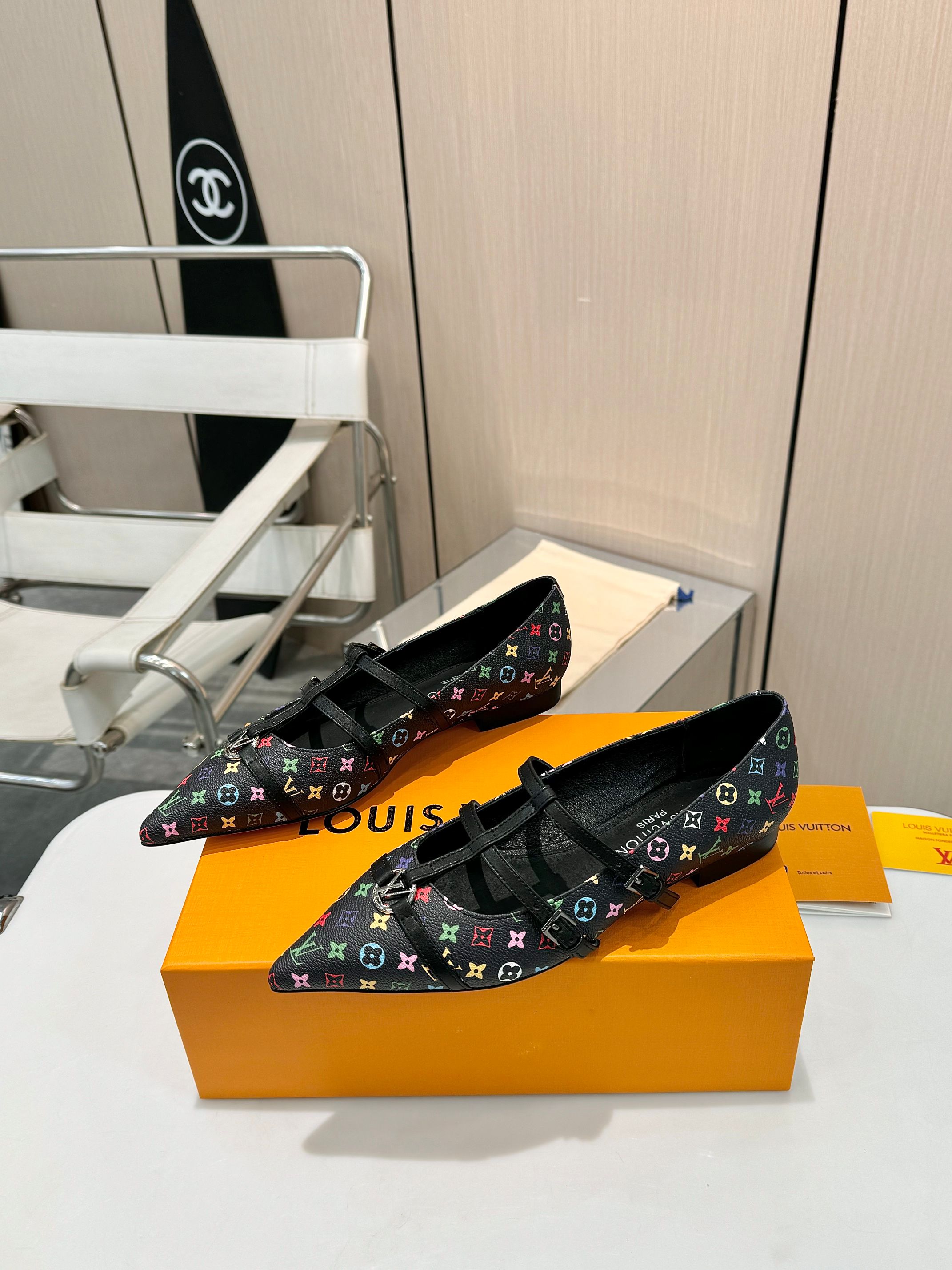 NO:236080,Fashion tips | LV Louis Vuitton leather sole single shoes are coming Louis Vuitton, a legendary luxury brand in the fashion industry, has been woven with excellent quality and innovative design, with excellent dreams of travel and elegance, inheriting a century of craftsmanship and defining exquisite style. Let’s take a look at this pair of treasure shoes, exquisite small pointed toe, cleverly lengthening the leg lines, showing the neatness and playfulness of women. The buckle and the iconic metal round buckle are a collision between classic and modern, instantly lit up the upper. Italian leather sole is soft and wear-resistant, and every step seems to be stepping on the clouds. The right heel takes into account comfort and grace. Wear it, whether you are walking on the street or attending a feast, the unique sense of luxury of LV is like a shadow, and it easily becomes the focus of the whole audience. #LV #Fashion single shoes #Fashion items 1 imported cowhide leather  2 imported mixed-bred sheepskin 3 outsole Italian leather outsole 4 sizes 35-40, single shoes, louis vuitton, louis vuitton, cowhide, sheepskin, Leather soles19860909时尚尖货 | LV 路易威登真皮底单鞋来袭 路易威登,作为时尚界的传奇奢牌,自 1854 年创立,就以卓越品质与创新设计,编织着旅行与优雅共融的绮梦,传承百年匠心,定义精致格调. 来瞧瞧这双宝藏单鞋,精致小尖头,巧妙拉长腿部线条,尽显女性的利落与俏皮.扣带配上标志性金属圆扣,那是经典与摩登的碰撞,瞬间点亮鞋面.意大利真皮底,柔软耐磨,每一步都似踩在云端.恰到好处的鞋跟,兼顾舒适与风姿.穿上它,不管是漫步街头还是出席盛宴,LV 独有的高级感都如影随形,轻松成为全场焦点.  #LV #后空单鞋 #时尚单品 1鞋面进口牛皮 2内里进口混种羊皮 3大底意大利真皮大底 4码数35-40,单鞋,louis vuitton,louis vuitton,cowhide,sheepskin,Leather soles,Women's Shoes