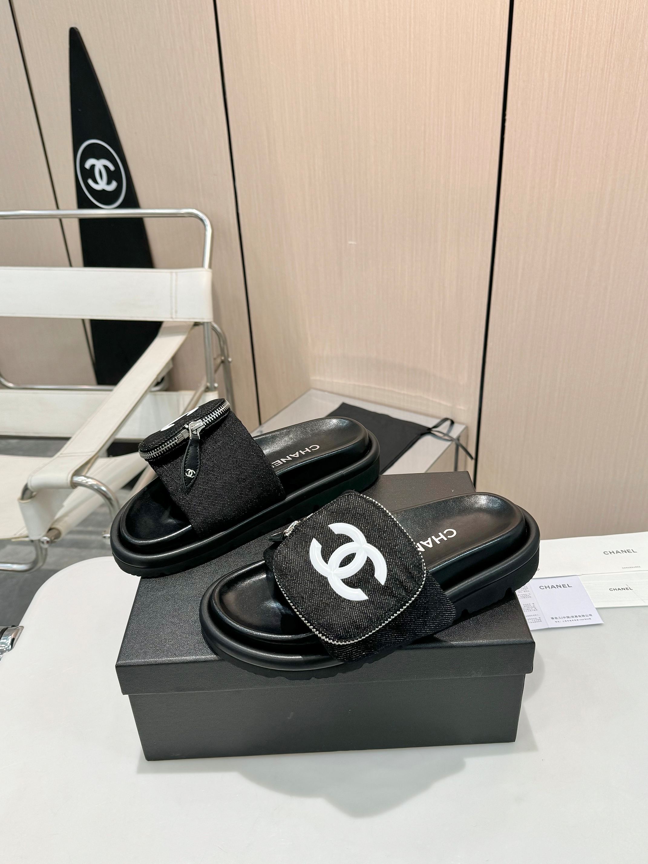 NO:236064,The same style as European and American big stars, Chanel Chanel slippers are so beautiful. The Chanel ladies slippers that were chased and asked finally made me dig it!   The original fabric is invincible, delicate and soft, and you can feel the style of a big brand by just touching it. The decorative bags paired with the shoe body are so exquisite that they are foul. The classic double C pattern is small and exquisite, shining with a low-key and luxurious luster in the sun, and the focus is as soon as you go out. The midsole design understands us so much, perfectly fits the curve of the feet, and it feels like being gently wrapped in clouds. Every step is comfortable and comfortable. Foaming rubber soles are light and wear-resistant. Walking on the road, it seems to embrace the ground intimately, with just the right elasticity. Whether you are strolling on the streets of a bustling city or attending an exquisite afternoon tea party, it can easily grasp the fashionable atmosphere and make you instantly transform into a fashionable ~ #chanel slippers #Fashion items #Summer dressing essentials Size 35-42 sizes, slippers, chanel, chanel, slippers19860909欧美大牌明星同款 香奈儿Chanel拖鞋美麻了  被追着问的香奈儿女士拖鞋,终于让我挖到了！  原版面料质感无敌,细腻又柔软,光是摸一摸就能感受到大牌的格调.鞋身搭配的装饰小包包,精致到犯规,经典双C图案小巧玲珑,在阳光下闪耀着低调奢华的光泽,一出门就是焦点.  中底设计太懂我们了,完美贴合脚的弧度,穿上就像被云朵温柔包裹,每一步都舒适自在.发泡橡胶鞋底轻盈又耐磨,走在路上,仿佛与地面亲密相拥,还带着恰到好处的弹性.无论是漫步在繁华都市的街头,还是参加精致的下午茶聚会,它都能轻松拿捏时尚氛围,让你瞬间变身时髦精~  #chanel拖鞋 #时尚单品 #夏日穿搭必备 码数35-42码,拖鞋,chanel,chanel,slippers,Women's Shoes