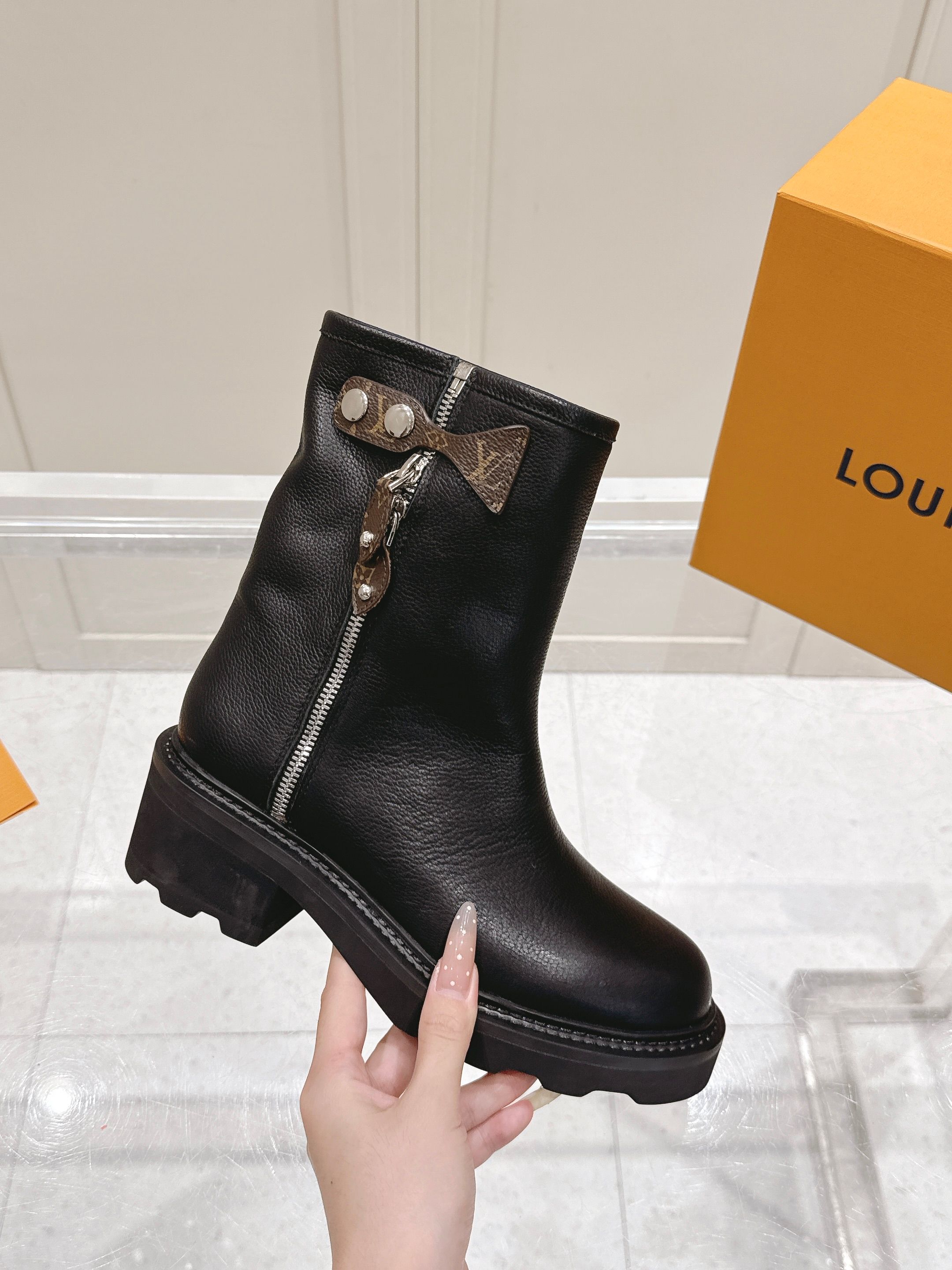 NO:648556,Breathable technical bree LV Louis Vuitton 2025 autumn and winter official style short boots are launched at the luxury level. Not all replicas dare to call 'purchase-level quality'. We make the top version that you will fall in love with just one glance. The new season round toe last shape reshapes the pointe aesthetics. The three-dimensional tailoring wraps the ankle like a sculpture. Selected pebbled cowhide. You will know the luxurious texture when you touch it. The metal zipper is embellished with the classic presbyopia pendant. Even the logo notch is reproduced to reflect the soul of the counter.  The mid-heel silently lengthens the leg line. It is paired with a thick anti-slip tire sole. Every step is at the balance point of elegance and practicality. People who really know how to do it will never compromise on details #光luxury衣 #LV SHORT #ADVANCED FEELING #Autumn and winter boots Fabric: pebbled cowhide Lining: cowhide collar + breathable cloth Foot pads: high-quality cowhide Sole: rubber tire sole  Size 35-41 (40, 41, customization is non-returnable and non-exchangeable), boots, louis vuitton, louis vuitton, boots, cowhide19860909透气科技布里 LV 路易威登2025秋冬官款短靴 奢阶登场 不是所有复刻都敢称「代购级品质」 我们只做一眼即沦陷的顶级版本 新季圆头楦型重塑足尖美学 立体剪裁如雕塑般包裹脚踝 精选荔枝纹牛皮 抚过即知奢品肌理 金属拉链缀经典老花吊坠 连logo刻痕都复刻专柜灵魂 中跟无声拉长腿部线条 搭配加厚防滑轮胎底 每一步都踏在优雅与实用的平衡点 真正懂行的人 从不在细节上将就 #轻奢穿搭#LV短靴 #高级感穿搭 #秋冬靴履 面料: 荔枝纹牛皮 内里: 牛皮领口+透气布面 垫脚: 优质牛皮 鞋底: 橡胶轮胎底 码数35-41（40、41、定制不退不换),靴子,louis vuitton,louis vuitton,boots,cowhide,Women's Shoes