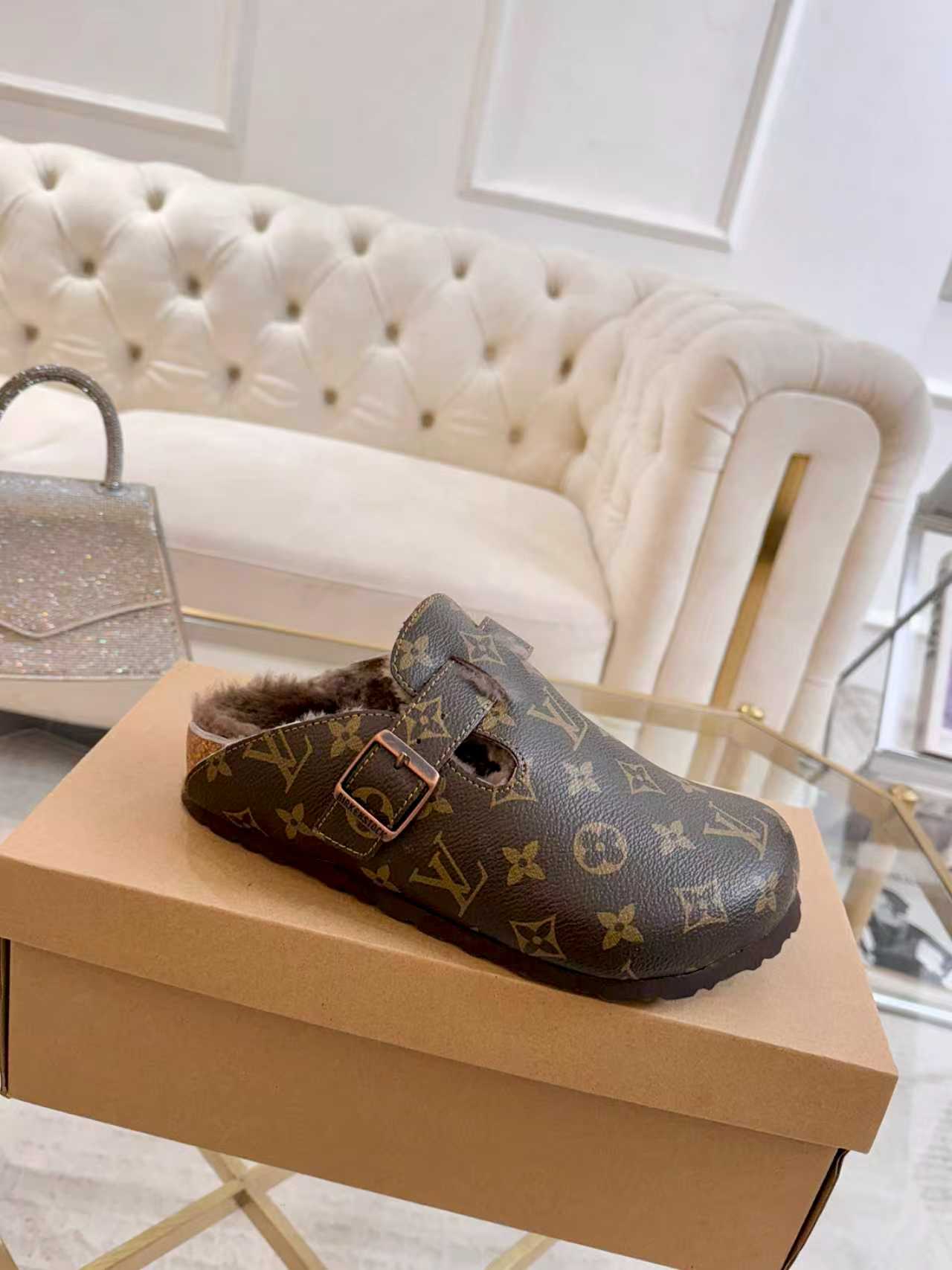 NO:578178,LV Couple's Wool Slippers | Even the toes exude a sense of luxury. For this pair of LV classic Birkenstock slippers, we have achieved the ultimate restoration of the 'high version', with the mark of luxury in every detail. The original jacquard is matched with delicate cowhide leather, and the retro texture is at your fingertips; pure wool lining, wearing barefoot is like stepping on clouds, skin-friendly, breathable and not sweaty; three-dimensional toe cap + non-slip rubber sole, safe and secure when walking in the wind.  Belt buckles and presbyopic elements are embellished with a big-name aura in a low-key manner. Whether you are dating or going out, every step will look like you are walking in the center of a show. Wear it with jeans, and you will be lazy and casual; with a coat and skirt, you will show your elegance. A pair of shoes can easily switch between multiple styles, and the sense of luxury never needs to be deliberately.  Sole: Original rubber sole Size: Female 35-41 Male 38-46, semi-slippers, louis vuitton, slippers, skirts, jeans, sheep19860909LV情侣款羊毛拖鞋｜连脚尖都散发着高级感 这双LV经典勃肯拖鞋,我们做到了「高版本」的极致还原,细节里都是奢侈的印记. 原版提花搭配细腻牛猄皮,复古质感信手拈来； 纯羊毛内里,光脚穿如踏云朵,亲肤透气不闷汗； 立体包头+防滑橡胶底,走路带风也不失稳妥. 皮带扣与老花元素的点缀,低调中透出大牌气场, 无论是约会还是出街,每一步都像走在秀场中央. 搭牛仔裤,慵懒随性；配大衣半裙,优雅尽显. 一双鞋,轻松切换多种风格,高级感从来不用刻意. #LV情侣款 #高级感穿搭 #轻奢生活 #品质推荐 面料:经典老花/进口羊京/经典提花面料 内里:进口羊毛里 鞋底:原版橡胶鞋底 码数: 女35－41 男38－46,半拖毛毛鞋,louis vuitton,slippers,skirts,jeans,sheep,Women's Shoes