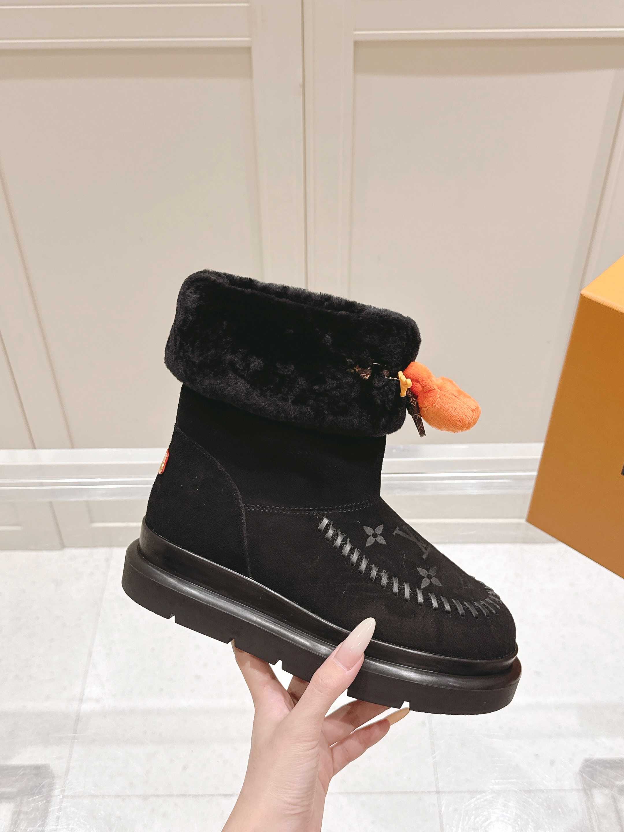 NO:594557,LV snow boots｜Celebrities’ same styles for winter luxury, it’s fate to get them!  This pair of LV snow boots, which are popular among celebrities and Internet celebrities, is finally waiting for it. The shoe body is made of high-mercerized suede cowhide, which has a delicate touch and is at first glance high-end. The classic brand embossing is low-key and luxurious, and every detail tells the texture of a big brand. I love this fluffy wool collar, paired with a cute plush bag, which instantly lights up the overall look ~ The velvet inside is super soft and waxy, and the moment you put it on, you feel like stepping on clouds. The original presbyopic sole is thickened, quietly increasing the height by 5cm!  Perfectly elongating the leg lines, small people can also have supermodel proportions. From shoe shape to packaging, even the drawer-type gift box is a replica of the original version. This winter luxury pet is waiting for you to claim ~ #LV snowboots #Celebrity same style #Winter wear #Advanced sense of wear The upper is imported high silk satin suede, the lining is imported wool lining, the sole is ZP molded presbyopic outsole, Size#35-42 (41 41 customized, non-refundable), snow boots, louis  vuitton,boots,cowhide19860909LV雪地靴｜明星同款冬日奢享 刷到就是缘分！这双被各大明星网红疯狂上身的LV雪地靴,终于等到它 鞋身采用高丝光绒面牛皮,细腻触感一眼高级.经典的品牌压花低调奢华,每一处细节都在诉说大牌质感. 最爱这个蓬松的羊毛领口,搭配可爱毛绒小包包,瞬间点亮整体造型～内里加绒超级软糯,上脚那一刻就像踩在云朵上 加厚原版老花鞋底,悄悄增高5cm！完美拉长腿部线条,小个子也能拥有超模比例 从鞋型到包装,连抽屉式礼盒都是原版复刻,这份冬日奢宠,等你来认领～ #LV雪地靴 #明星同款 #冬日穿搭 #高级感穿搭 鞋面进口高丝光牛反绒 内里进口羊毛内里 鞋底ZP开模老花大底 Size#35-42（41 41订做不退换）,雪地靴,louis vuitton,boots,cowhide,Women's Shoes