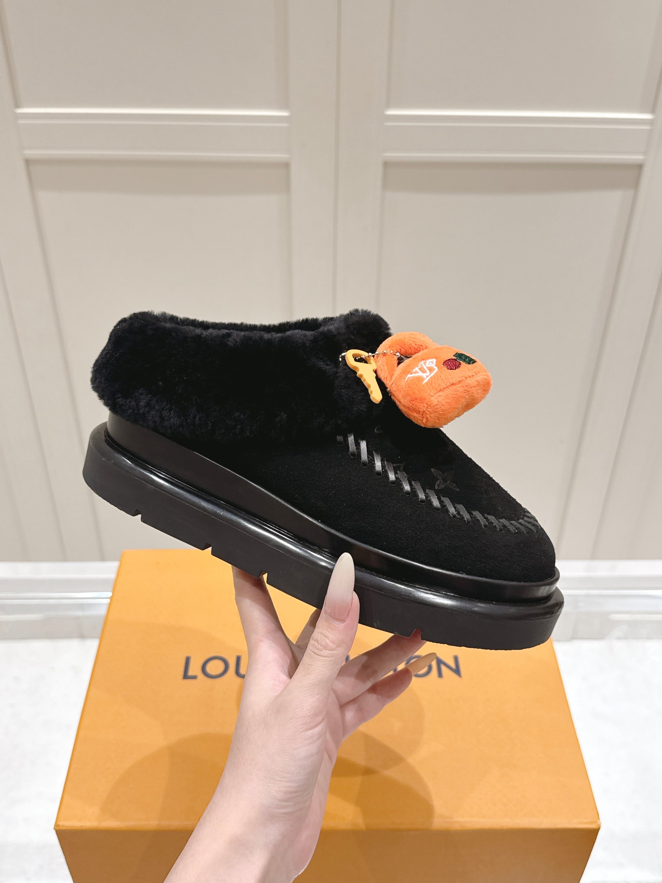 NO:594559,｜LV snow boots are a winter luxury favorite. The same style as the star show. I have finally waited for it♀ The upper is made of high mercerized suede cowhide with classic presbyopia embossing. The texture is instantly full. Soft wool collar + cute plush bag. The word 'high-end' is written in every detail. The short velvet fabric inside is like stepping on clouds. The thickened original soles are quietly increased by 5cm and can be easily worn by long legs. Even the packaging is an original drawer gift box.  From the moment you open it, the sense of ritual is directly in place. This winter, let your feet live in luxury goods #LV snow boots #Celebrity Same Style #Winter Wearing Artifact The upper is imported high silk satin suede, the lining is imported wool lining, the sole is ZP open-molded presbyopic outsole Size#35-42 (41 41 custom-made, non-refundable), snow boots, louis vuitton, boots, cowhide19860909｜LV雪地靴 冬日奢宠登场 明星秀场同款 终于等到它啦♀ 鞋面选用高丝光绒面牛皮 搭配经典老花压纹 质感瞬间拉满 软糯羊毛领口＋可爱毛绒挂包 每个细节都写着「高级」二字 内里短绒面料像踩在云朵上 加厚原版鞋底悄悄增高5cm 大长腿轻松穿出来 连包装都是原版抽屉礼盒 从打开那刻起 仪式感直接到位 这个冬天 让双脚住进奢侈品里吧 #LV雪地靴 #明星同款 #冬日穿搭神器 鞋面进口高丝光牛反绒 内里进口羊毛内里 鞋底ZP开模老花大底 Size#35-42（41 41订做不退换）,雪地靴,louis vuitton,boots,cowhide,Women's Shoes