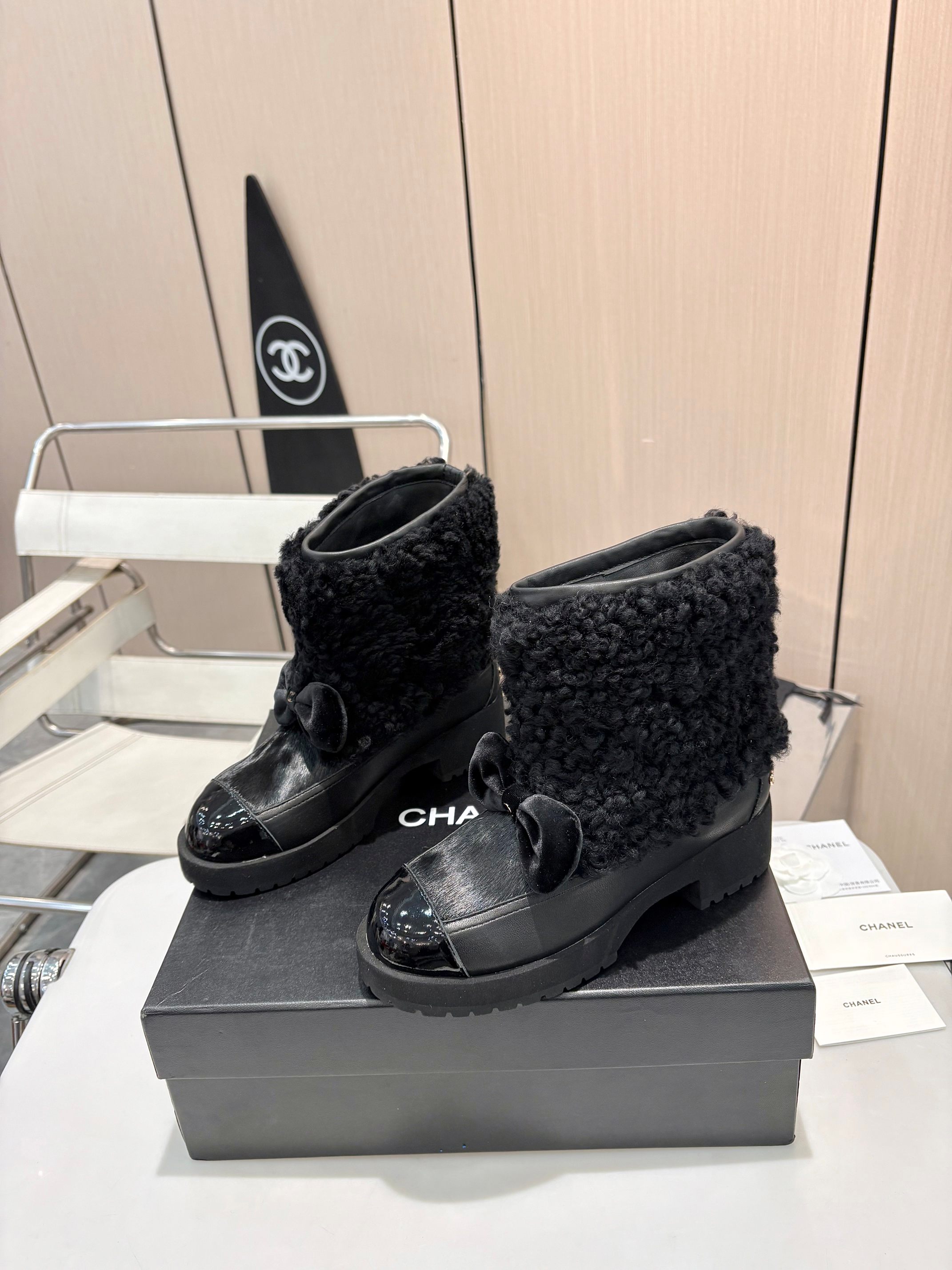 NO:648538,CHANEL · 25K NEW ARRIVAL New furry boots for autumn and winter arrive gently ~ Classic bow meets 7cm elegant heel, every step is on a romantic melody. Details tell the story of luxury. Sheep curly hair spliced horse hair upper, high-end and distinct texture. Patent leather toe outlines exquisite outline, skin-friendly sheep leather lining, original rubber sole for stable support. Top-level purchasing level precision craftsmanship, combining the softness and sharpness of Paris autumn and winter.  Gently hide it between your steps #chanelautumnwinter #bowtieboots #high-endwear #niche single product Siez: 35-41, snow boots, chanel, chanel, boots, sheepskin19860909CHANEL·25K NEW ARRIVAL 秋冬新款毛茸茸靴温柔登陆～ 经典蝴蝶结邂逅7cm优雅跟高, 每一步都踏在浪漫的旋律上 细节诉说奢侈 羊卷毛拼接马毛鞋面,质感高级分明 漆皮鞋头勾勒精致轮廓, 内里亲肤绵羊皮,原版橡胶底稳稳承托 顶级代购级别精工打造, 将巴黎秋冬的软糯与锋芒 轻轻藏进你的步履之间 #香奈儿秋冬 #蝴蝶结靴 #高级感穿搭 #小众单品 Siez:35-41,雪地靴,chanel,chanel,boots,sheepskin,Women's Shoes