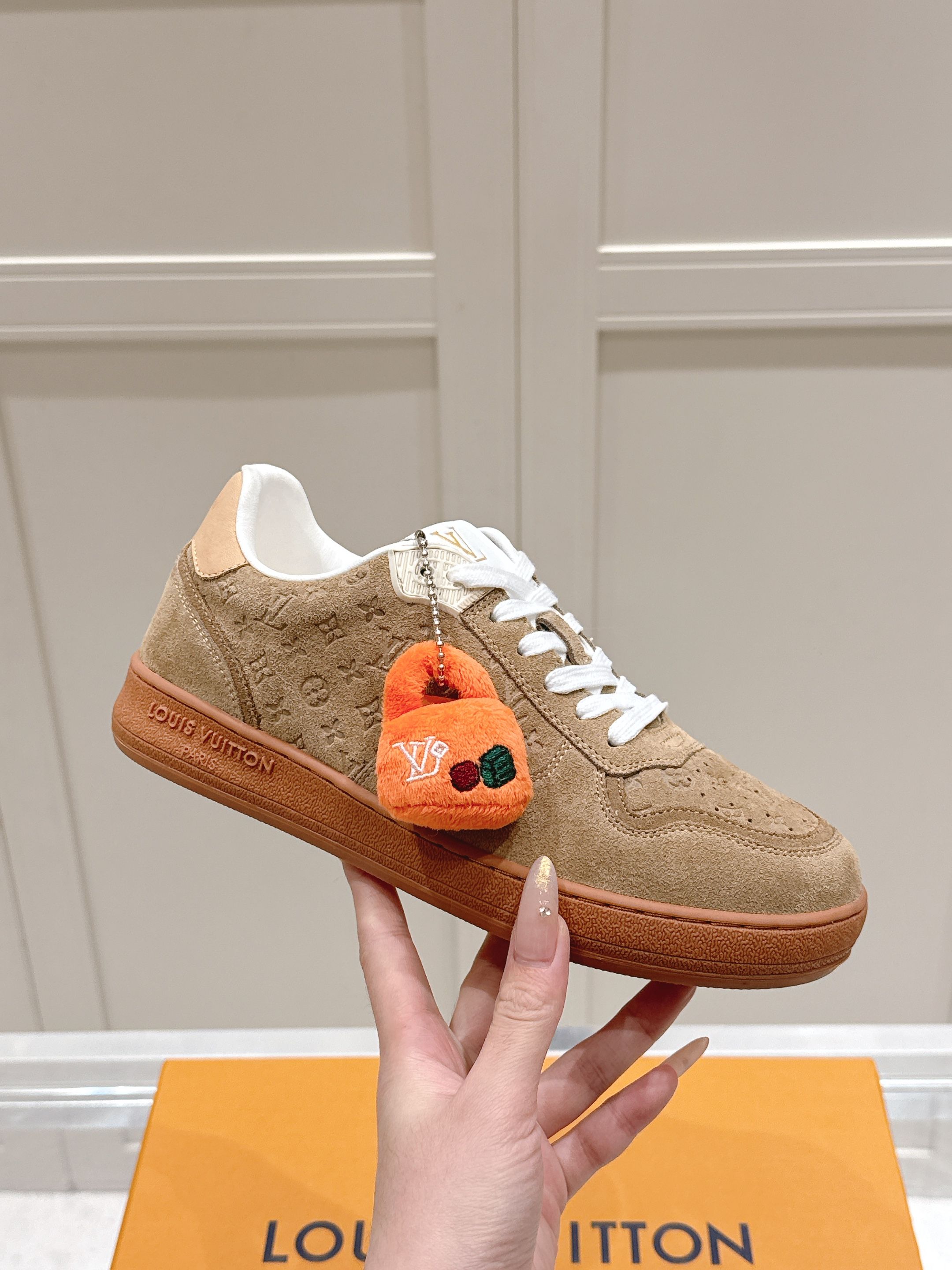 NO:669813,Century-old style | LV suede cowhide skate shoes, interpreting French lazy aesthetics. Not all casual shoes can be written into the history of the show. When the classic Monogram meets the gentle sheepskin lining, every step is like stepping on the clouds. Suede cowhide embossing and strap ballet aesthetics. Original rubber soles with hidden anti-slip patented patterns. Even the stitching angle is engraved with the 37° golden arc of the Paris workshop. The moment you open the drawer-style gift box  Hear the sound of the autumn wind kissing the leather on the banks of the Seine #Aristocratic genes have been injected into shoes #Girls wearing LV bring their own light #Daily wear harvester #Luxury product details obsessive-compulsive disorder Fabric pebbled cowhide High-grade sheepskin lining Sole: Skateboard original rubber sole Size number: 35 to 41 (40 41 custom-made and non-returnable), casual shoes/sports shoes, louis vuitton, sneakers, cowhide, sheepskin, gold19860909百年风华 | LV绒面牛皮滑板鞋,演绎法式慵懒美学 不是所有休闲鞋都能被写进秀场史册 当经典Monogram遇上羊皮温柔内里 每一步都像踩在云端 绒面牛皮压花与绑带芭蕾美学 原版橡胶鞋底暗藏防滑专利纹路 连车线角度都复刻巴黎工坊37°黄金弧度 打开抽屉式礼盒的瞬间 听见塞纳河畔的秋风吻过皮料的声音 #贵族基因已注入鞋履 #穿LV的女孩自带光芒 #日常穿搭收割机 #奢品细节强迫症 面料荔枝纹牛皮  内里高档羊皮 鞋底:滑板原版橡胶底 码数: 35一41（40 41 定做 不退换),休闲鞋/运动鞋,louis vuitton,sneakers,cowhide,sheepskin,gold,Women's Shoes