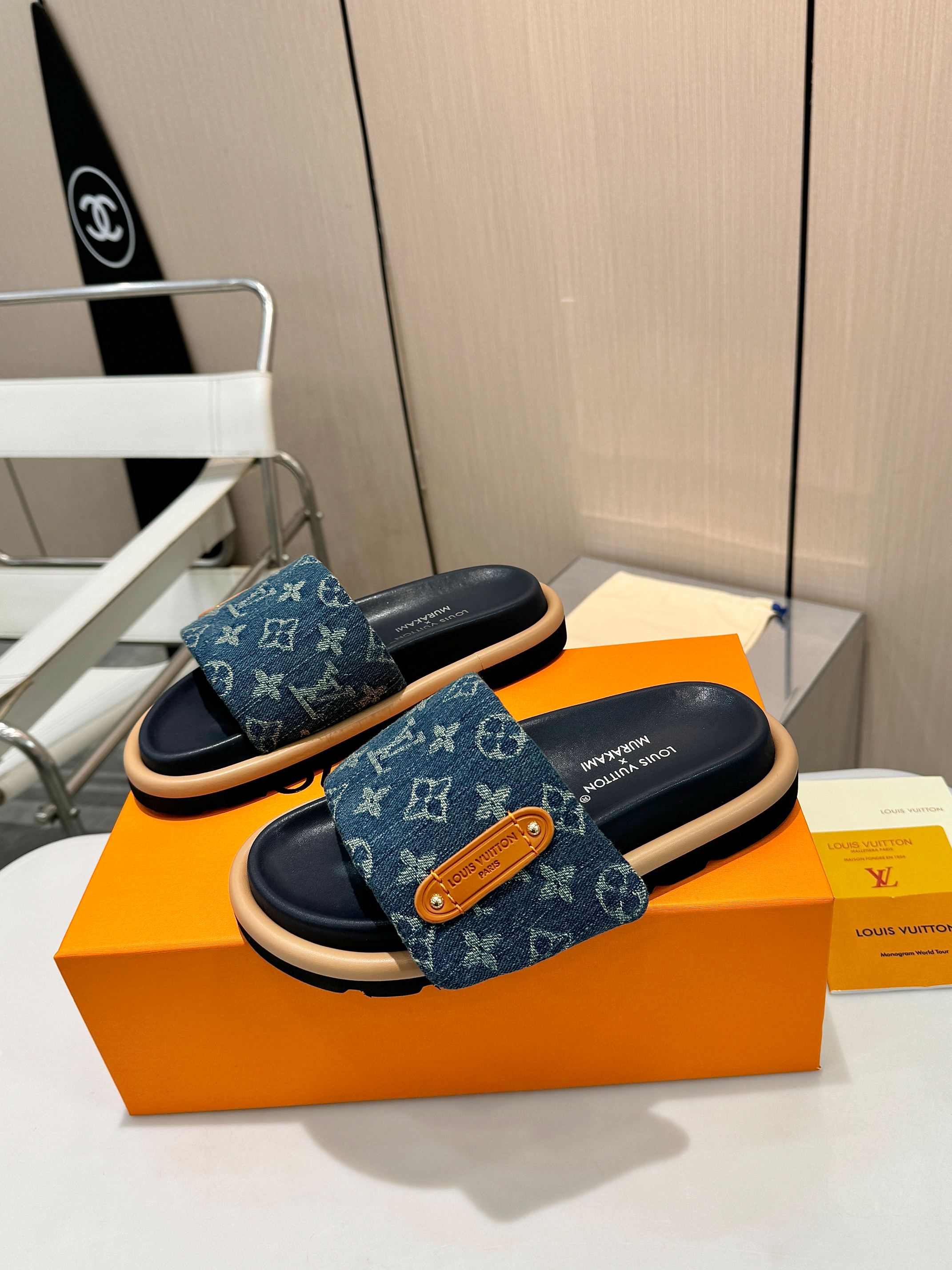 NO:682887,The latest flagship product of LV counter｜Denim printed slippers 2026 spring and summer top luxury preview New hard goods in the counter of the season!  Louis Vuitton's classic denim presbyopia with genuine leather three-dimensional embossed logo. The platform is soft and fits the arch of the foot. The original TPU sole makes the step light. A retro fashionable item popularly recommended by domestic and foreign bloggers. Comfort and style coexist, and the foot is the focus. The original 1:1 original restoration. The details are full of luxury style. A must-have for high-end beauty wardrobes. Just the right balance between laziness and sophistication. Wear it to create a walking atmosphere #Louis Vuitton #luxury slippers  #老花denim #earlyspringnewfashion #lazy high-end sense ━━━━━t ━━━━━ Upper counter denim fabric lining: top mixed sheepskin outsole original molded TPU outsole Shoe size: 35-43 (42/43 customized), casual shoes/sports shoes, louis vuitton, louis  vuitton,sneakers,slippers,sheepskin19860909LV专柜最新主打｜牛仔印花拖鞋 2026春夏顶奢预览 当季专柜硬货上新！ 路易威登经典牛仔布老花 配真皮立体压印徽标 水台柔软,贴合足弓 原版TPU鞋底,步履轻盈 国内外博主热推的复古时髦单品 舒适与腔调共存,上脚即是焦点 原版1:1匠心还原 细节处处皆是顶奢风范 高级美衣橱的必入款 在慵懒与精致间平衡得刚好 穿上便是行走的氛围感 #路易威登 #顶奢拖鞋 #老花牛仔 #早春新时髦 #慵懒高级感 ━━━━━ t ━━━━━ 鞋面专柜牛仔面料 内里: 顶级混种羊皮 大底原版开模TPU大底 鞋码: 35-43（42/43定制）,休闲鞋/运动鞋,louis vuitton,louis vuitton,sneakers,slippers,sheepskin,Women's Shoes