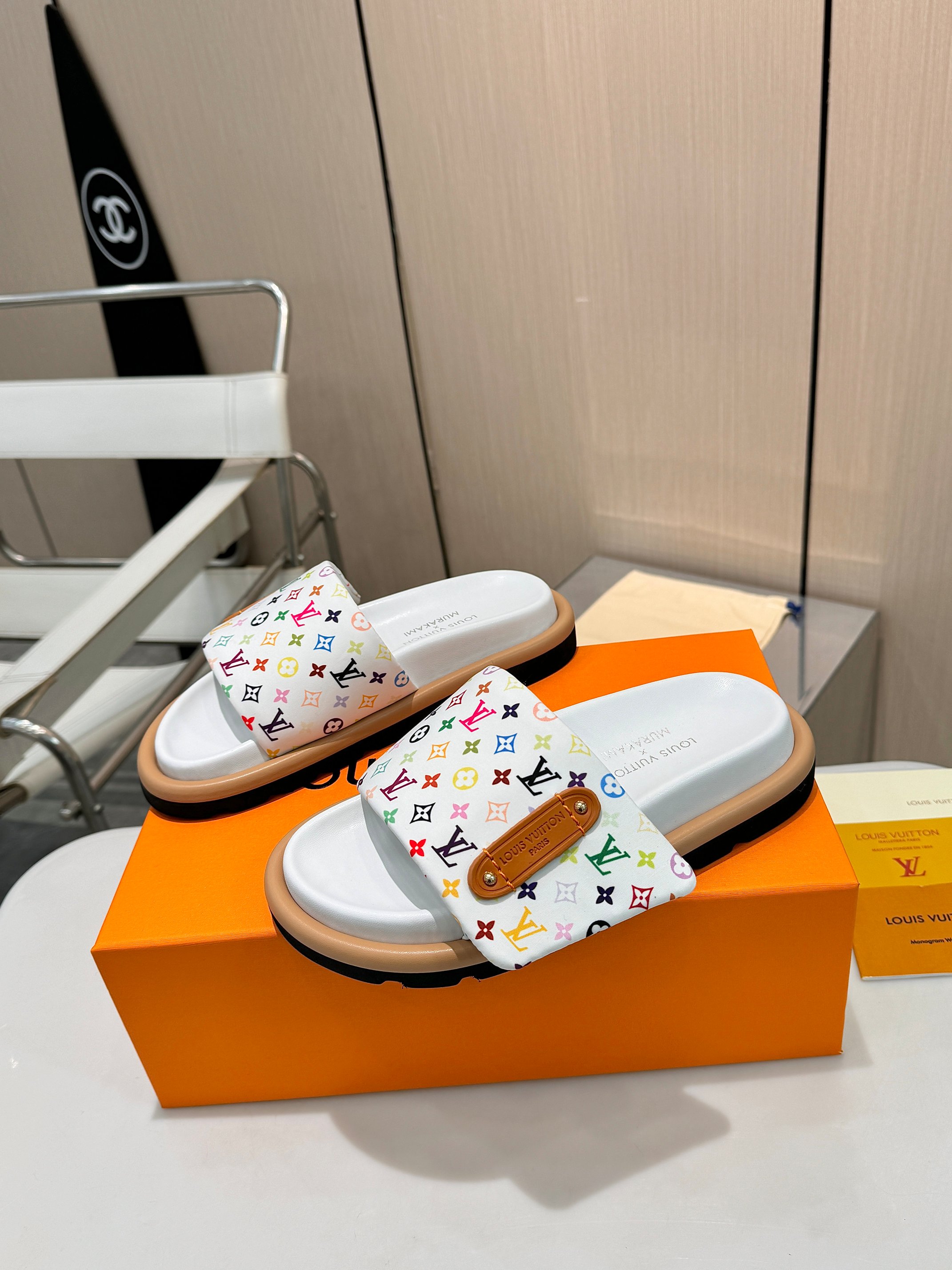 NO:682895,Louis Vuitton｜Colorful Presbyopia Slippers 2026 Spring and Summer High-luxury counter flagship brand new top luxury version Private collection of global bloggers Classic presbyopia reimagines the colorful illusion Leather three-dimensional logo inlay Original water table Arch curve fit design｜Synchronized fabrics at the counter Purchasing-level quality Annual refresh model Beautiful filter intertwined with retro and modern The atmosphere is felt on the foot. ☆ 1:1 craftsmanship, luxury charm to the bone ☆  #Louis Vuitton slippers #LV spring and summer new #老花control #Top luxury wear ━━━━━ t ━━━━━ Colorful floral fabric at the upper counter. Lining: top mixed sheepskin outsole original molded TPU outsole Shoe size: 35-43 (42/43 customized), casual shoes/sports shoes, louis vuitton, louis  vuitton,sneakers,slippers,sheepskin19860909路易威登｜五彩老花拖鞋 2026春夏 高奢专柜主打 全新顶奢版本 全球博主私藏款 经典老花重塑五彩幻境 真皮立体徽标镶嵌 原版水台 足弓曲线贴合设计｜专柜同步面料 代购级品质 年度刷屏款 复古与摩登交织的绝美滤镜 上脚即是氛围感   . ☆ 1:1匠造 奢韵入骨 ☆ #路易威登拖鞋 #LV春夏新款 #老花控 #顶奢穿搭 ━━━━━ t ━━━━━ 鞋面专柜五彩花面料 内里: 顶级混种羊皮 大底原版开模TPU大底 鞋码: 35-43（42/43定制）,休闲鞋/运动鞋,louis vuitton,louis vuitton,sneakers,slippers,sheepskin,Women's Shoes