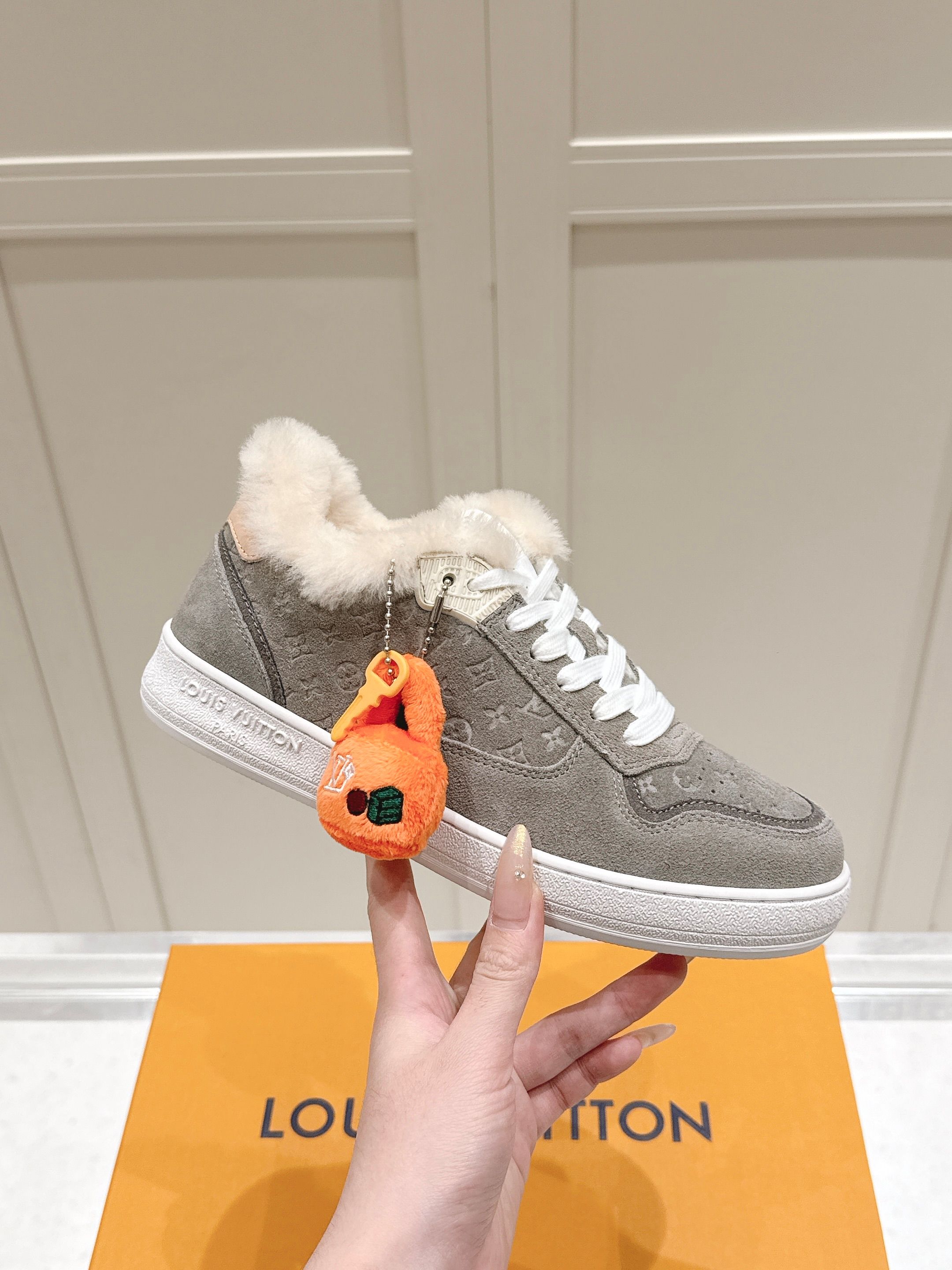 NO:693416,LV skateboard shoes for couples, fashionable white shoes | Beloved limited edition·Couple's wool white shoes. Soft wool lining wraps warmth on the toes in winter. Paired with textured calfskin and delicate embossed fabrics. Front strap design. Customized bags and dolls come with the shoes. The details are heart-warming rituals. Patented non-slip rubber soles | Low-key dark patterns, easy to walk. Drawer-style gift box packaging | Unboxing, it is a luxury pet within reach.  A pair of shoes hides the warmth of a winter embrace. Step into the soft and shining season with him. #luxurywear #coupleshoes #winterwarmth #LVdetail control Fabric high-end cowhide with original printed fabric High-grade wool lining, extremely warm Sole: Original skateboard rubber sole Size: Female 35-41 Male 38-44, casual shoes/sports shoes, louis vuitton, sneakers, cowhide19860909LV情侣款滑板鞋,时尚小白鞋  ｜挚爱限定·情侣羊毛小白鞋 柔软的羊毛内里冬日里把温暖裹在脚尖 搭配质感小牛皮与细腻压花面料 前绑带设计 随鞋附赠定制包饰与公仔 细节里都是心动的仪式感 专利防滑橡胶鞋底｜低调暗纹,步履从容 抽屉式礼盒包装｜开箱,是触手可及的奢宠 一双鞋,藏着一个冬日拥抱的温度 与TA一起,踩进柔软而闪耀的季节里. #奢侈品穿搭 #情侣鞋 #冬日温暖 #LV细节控 面料高端牛皮配原版印花面料 内里高档羊毛 巨暖无比 鞋底:滑板原版橡胶底 码数: 女 35一41 男 38－44,休闲鞋/运动鞋,louis vuitton,sneakers,cowhide,Women's Shoes