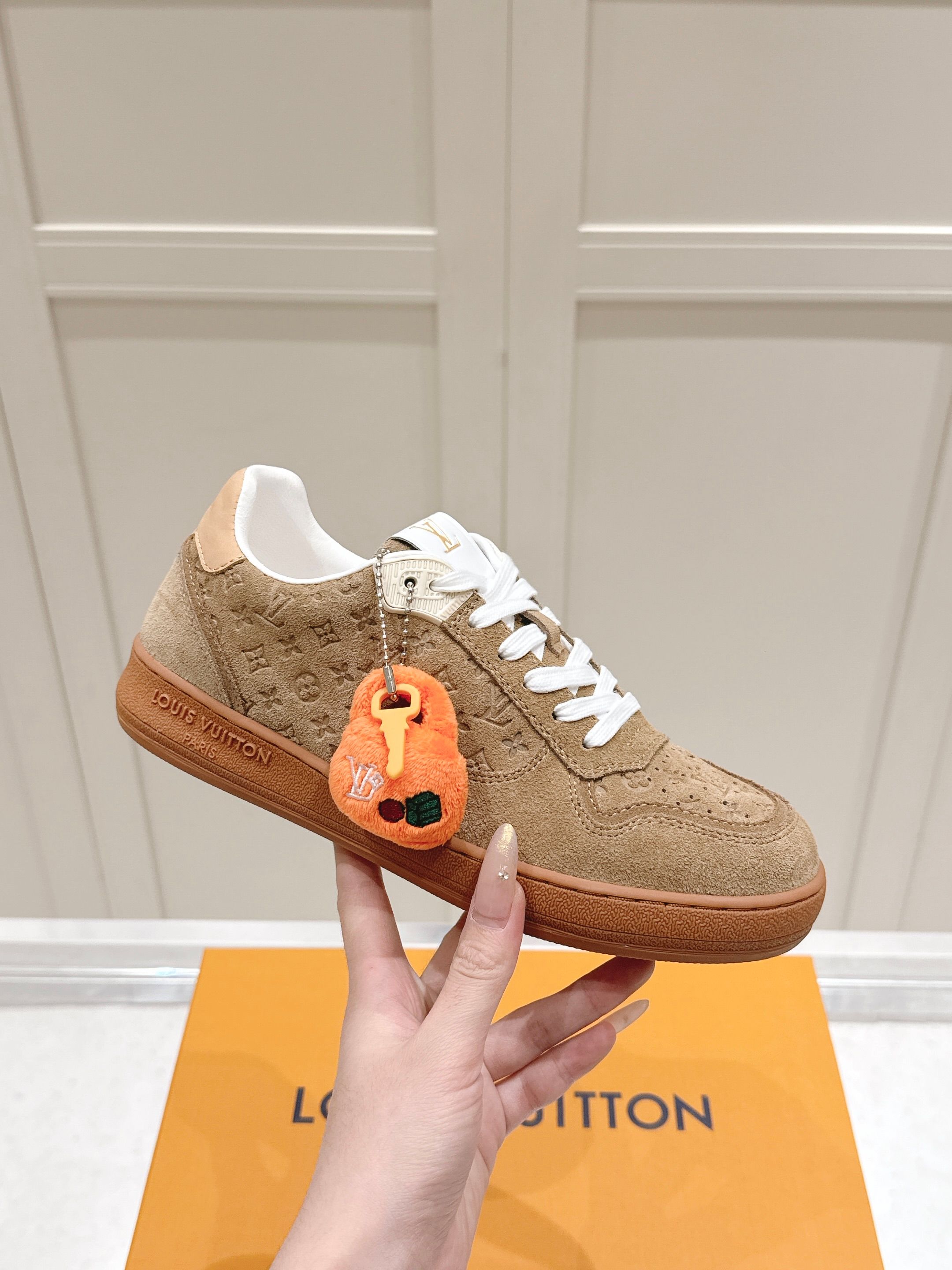 NO:693413,LV couple's skateboard shoes, white shoes, pure and minimalist, luxury style setting, top-grade calfskin selected, fine embossed texture to outline the outline, delicate balance of softness and stiffness, front lace aesthetic design, embellished with exquisite accessories set, mini bag and doll included with the shoes, details convey the heart, custom-made rubber soles, hidden anti-slip patented texture, every step is stable and calm, even the packaging is full of ritual, the drawer-type gift box opens the heart-warming moment #LV couple shoes  #luxury wear #designer小白 shoes #gift season Fabric high-end cowhide with original printed fabric High-end sheepskin lining Sole: skateboard original rubber sole Size: female 35-41 male 38-44, casual shoes/sports shoes, louis vuitton, sneakers, mini bags, cowhide, sheepskin19860909LV情侣款滑板鞋 小白鞋    纯净极简·奢阶定调 甄选顶级小牛皮 细腻压花纹路勾勒轮廓 柔软与挺括的微妙平衡 前系带美学设计 点缀精致配饰套装 随鞋附赠迷你包与公仔 细节承载心意 定制橡胶鞋底 暗藏防滑专利纹理 步履间皆是安稳与从容 连包装都充满仪式感 抽屉式礼盒开启心动时刻 #LV情侣鞋 #奢侈感穿搭 #设计师款小白鞋 #礼物季 面料高端牛皮配原版印花面料 内里高档羊皮 鞋底:滑板原版橡胶底 码数: 女 35一41 男 38－44,休闲鞋/运动鞋,louis vuitton,sneakers,mini bags,cowhide,sheepskin,Women's Shoes