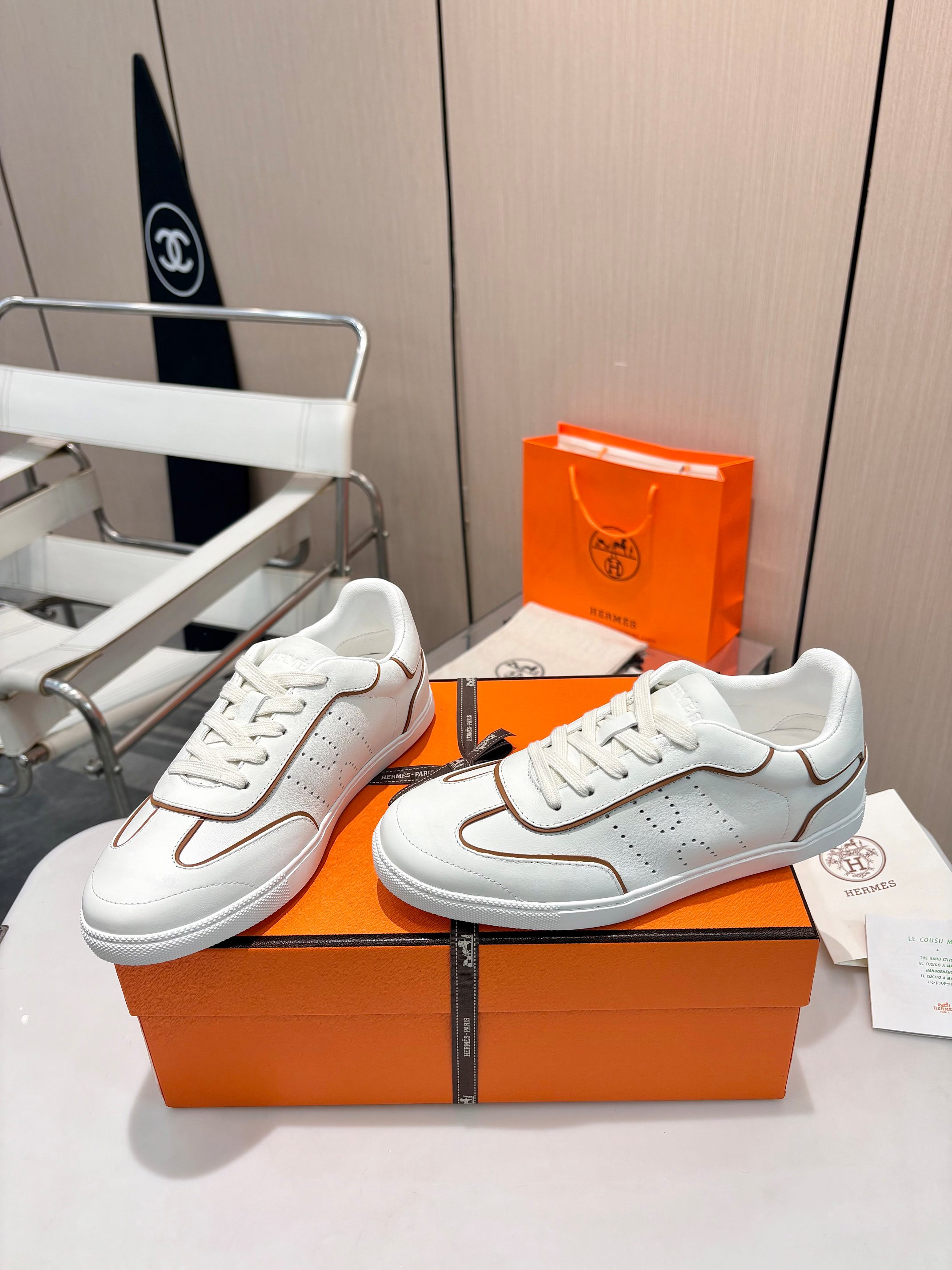 NO:693432,Hermès white shoes | The classic returns this time to breathe elegance. Silk cowhide white shoes from Hermès collect all the details of the high fashion house. Front lace design outlines the slender lines between the feet. Hollow logo reveals luxury aesthetics between light and shadow. Two-color piping. Exquisite edge finishing like a haute couture dress. Fully hand-stitched soles give every step solid and delicate. The original rubber sole quietly supports the lightness of walking and durable quality.  When classics are turned into pointe works of art, daily life is a show #Hermes white shoes #quiet luxury style outfit #high-end single product #daily outfit inspiration Fabric original cowhide leather lining buffalo lining Outsole rubber sole Size 35-40, casual shoes/sports shoes, hermes, sneakers, cowhide19860909爱马仕小白鞋 | 经典再临 这一次 为优雅注入呼吸感 来自爱马仕的丝绸牛皮小白鞋 将高级时装屋的细腻悉数珍藏 前系带设计 勾勒纤细足间线条 镂空标识 光影间透出奢侈美学 双色滚边 如同高定礼服的精妙收边 全手工车线鞋底 赋予每一步踏实精致 原版橡胶底悄然承托 让轻盈步履与耐用品质并肩 当经典化作足尖艺术品 日常即是秀场 #爱马仕小白鞋 #静奢风穿搭 #高级感单品#每日穿搭灵感 面料原版牛皮 内里水牛里 大底橡胶底 码数35-40,休闲鞋/运动鞋,hermes,sneakers,cowhide,Women's Shoes