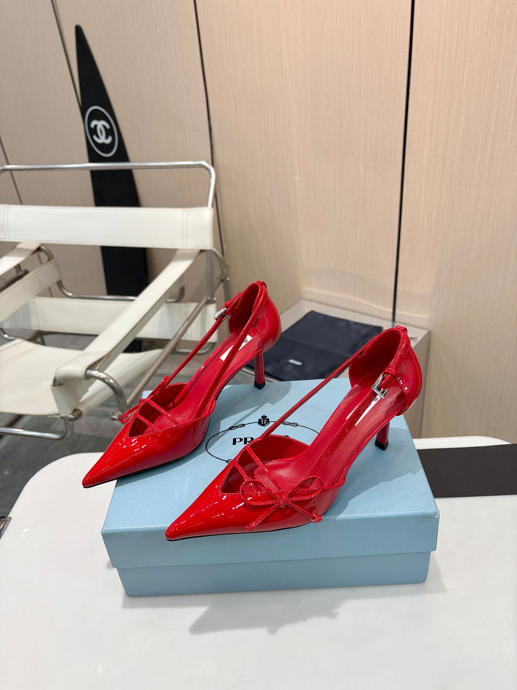 NO:711167,PRADA Hollow Shoes 7.5cm Pointed Toe Shoes Soft Patent Leather High-grade luster as you step Bow embellished on the V-shaped shoe opening 7.5cm stilettos subtly elongate the leg line Italian genuine leather soles Walk like the wind Gentle and powerful. Nobility blooms in the details - imported fabrics｜Three-dimensional tailoring｜1:1 replica counter craftsmanship The foot has a T-stage aura, whether it is a romantic date, an exquisite dinner or to brighten up daily wear  It can make you instantly become the focus of the protagonist #Prada girl #High-end single shoes #Early spring wear #Luxury high heels 1 imported patent leather upper 2 imported hybrid sheepskin lining 3 outsole Italian genuine leather outsole 4 size 35-40 (34 / 41 can be customized), high-heeled shoes, prada, high heels, sheepskin, Leather soles19860909PRADA 中空鞋 7.5cm尖头单鞋 柔光漆皮 步履间尽显高级光泽感 蝴蝶结缀于V型鞋口 7.5cm细跟巧妙拉长腿部线条 意大利真皮鞋底 行走如风 温柔力量感 于细节中绽放贵气 —— 进口面料｜立体剪裁｜1:1复刻专柜工艺 上脚即拥有T台气场 无论是浪漫约会、精致晚宴 或是点亮日常穿搭 都能让你瞬间成为焦点主角 #Prada女孩 #高级感单鞋 #早春穿搭 #轻奢高跟鞋 1鞋面进口漆皮 2内里进口混种羊皮 3大底意大利真皮大底 4码数35-40（34 / 41 可订做),高跟鞋单鞋,prada,high heels,sheepskin,Leather soles,Women's Shoes